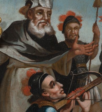 Zdjęcie nr 4: Obraz w formie stojącego prostokąta zamkniętego łukiem półkolistym nadwieszonym z uskokiem. W centrum św. Sebastian w otoczeniu oprawców, przywiązany do pnia drzewa, którego korona wypełnia górną część przedstawienia. Święty ukazany frontalnie, z lewą ręką przywiązaną z tyłu drzewa, prawą uniesioną do góry, sylwetka silnie esowato wygięta, ciało muskularne. W partii bioder przewiązany obficie drapowaną, białą tkaniną. W tors oraz prawą rękę ma wbite strzały. Na pierwszym planie, w prawym dolnym rogu pochylona postać mężczyzny przywiązującego świętego do drzewa. Ma na sobie niebieskie spodnie i czerwoną koszulę. W lewym dolnym rogu widnieje klęczący mężczyzna ukazany profilem, ubrany w czerwone spodnie i niebieską koszulę, z hełmem na głowie. Strzela z kuszy do świętego, a u jego nóg leży tarcza i kołczan ze strzałami. Na dalszym planie, po lewej dwóch mężczyzn: kapłan i strażnik. Kapłan ubrany w białą tunikę i czarny płaszcz, w nakryciu głowy; strażnik w stroju legionisty. W górnym prawym rogu nadlatujące putto z palmą męczeństwa i wieńcem laurowym w dłoniach w towarzystwie trzech uskrzydlonych główek anielskich. Scena na tle pejzażu z horyzontem w połowie wysokości obrazu oraz zachmurzonym niebem powyżej. Kolorystyka intensywna, kontrastowa; silny światłocień i rozbielenia.