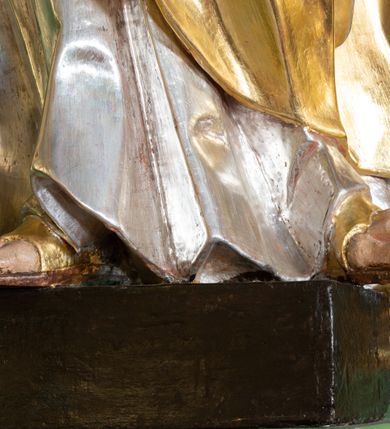 Zdjęcie nr 6: Rzeźba przedstawiająca św. Pawła w całej postaci. Figura ustawiona frontalnie, w kontrapoście, z głową pochyloną do przodu, prawą ręką spoczywającą na piersi, lewą wyciągniętą w bok, trzymającą miecz zwrócony ostrzem w dół. Twarz szczupła z wysokim czołem, o wyraźnie widocznych łukach brwiowych, dużym, zaoblonym nosie i zaznaczonych kościach policzkowych, okolona długą brodą silnie skręconą w pukle i głęboko rzeźbioną oraz krótkimi, silnie skręconymi włosami. Święty jest ubrany w długą suknię przewiązaną w talii oraz płaszcz podtrzymywany na piersi, przerzucony przez lewe ramię. Polichromia naturalistyczna w odsłoniętych partiach ciała, szaty i atrybuty złocone i srebrzone.