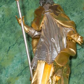 Zdjęcie nr 1: Rzeźba przedstawia św. Wojciecha w całej postaci. Figura ukazana frontalnie, w kontrapoście, z głową skierowaną w lewo, w prawej ręce trzyma pastorał, lewą wyciąga delikatnie w bok. Twarz ma szczupłą, oczy skierowane w dół, nos duży, zaoblony. Twarz jest okolona długą brodą opadającą w silnie skręconych puklach na pierś oraz krótkimi, skręconymi włosami. Święty jest ubrany w długą tunikę, rokietę z płaskorzeźbioną koronką przy brzegu oraz kapę zapiętą na piersi, opadającą na ramiona i zawiniętą na lewym boku; na głowie ma infułę, a na dłoniach rękawiczki. Polichromia naturalistyczna w odsłoniętych partiach ciała, szaty i atrybuty złocone i srebrzone.