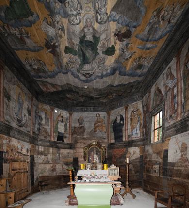 Zdjęcie nr 22: Kościół św. Elżbiety Węgierskiej w Trybszu usytuowany jest w centrum wsi na południe od drogi prowadzącej z Łapsz Wyżnych do Nowego Targu. Teren przykościelny jest otoczony od południa drewnianym ogrodzenie z murowanymi słupkami i kamienną podmurówką, z pozostałych stron mur z polnych kamieni, nakryty daszkiem cementowym. Główne wejście na teren przykościelny od północy, od zachodu bramka prowadząca do nowego kościoła, od południa furtka na cmentarz. Od zachodu główne wejście flankowane słupkami. Na placu przykościelnym stara lipa, w niej krucyfiks w kapliczkowej, szafkowej oprawie. W zachodniej części sztuczna grota, murowana z polnych kamieni z figurą Matki Boskiej z Lourdes. 

Kościół jest orientowany, drewniany o konstrukcji zrębowej, jednonawowy z wydłużonym prezbiterium zamkniętym trójbocznie, z kruchtą od południa i pierwotnie z zakrystią od północy i wieżą od zachodu. Wnętrze nakryte pułapem, w nawie z zaskrzynieniami, wiązanie nawy oparte nie na ścianach lecz na belkach podciągowych, których jeden koniec jest w ścianie tęczy, drugi zaś w czołowej ścianie nawy. Na zachodniej ścianie nawy chór muzyczny wsparty na dwóch filarach. Wnętrze oświetlają umieszczone w południowej ścianie trzy okna (dwa w prezbiterium i jedno w nawie). Ściany i stropy pokryte polichromią. Do kościoła prowadzi główne wejście od strony zachodniej oraz jedno przez kruchtę od południa. Dach o jednej kalenicy, gontowy, na środku drewniana sygnaturka, nakryta kopułką. Portal do zakrystii o wykroju w tzw. ośli grzbiet. 

