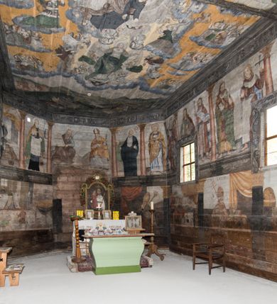 Zdjęcie nr 24: Kościół św. Elżbiety Węgierskiej w Trybszu usytuowany jest w centrum wsi na południe od drogi prowadzącej z Łapsz Wyżnych do Nowego Targu. Teren przykościelny jest otoczony od południa drewnianym ogrodzenie z murowanymi słupkami i kamienną podmurówką, z pozostałych stron mur z polnych kamieni, nakryty daszkiem cementowym. Główne wejście na teren przykościelny od północy, od zachodu bramka prowadząca do nowego kościoła, od południa furtka na cmentarz. Od zachodu główne wejście flankowane słupkami. Na placu przykościelnym stara lipa, w niej krucyfiks w kapliczkowej, szafkowej oprawie. W zachodniej części sztuczna grota, murowana z polnych kamieni z figurą Matki Boskiej z Lourdes. 

Kościół jest orientowany, drewniany o konstrukcji zrębowej, jednonawowy z wydłużonym prezbiterium zamkniętym trójbocznie, z kruchtą od południa i pierwotnie z zakrystią od północy i wieżą od zachodu. Wnętrze nakryte pułapem, w nawie z zaskrzynieniami, wiązanie nawy oparte nie na ścianach lecz na belkach podciągowych, których jeden koniec jest w ścianie tęczy, drugi zaś w czołowej ścianie nawy. Na zachodniej ścianie nawy chór muzyczny wsparty na dwóch filarach. Wnętrze oświetlają umieszczone w południowej ścianie trzy okna (dwa w prezbiterium i jedno w nawie). Ściany i stropy pokryte polichromią. Do kościoła prowadzi główne wejście od strony zachodniej oraz jedno przez kruchtę od południa. Dach o jednej kalenicy, gontowy, na środku drewniana sygnaturka, nakryta kopułką. Portal do zakrystii o wykroju w tzw. ośli grzbiet. 

