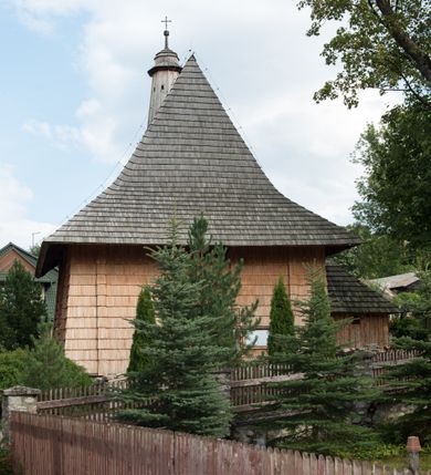 Zdjęcie nr 5: Kościół św. Elżbiety Węgierskiej w Trybszu usytuowany jest w centrum wsi na południe od drogi prowadzącej z Łapsz Wyżnych do Nowego Targu. Teren przykościelny jest otoczony od południa drewnianym ogrodzenie z murowanymi słupkami i kamienną podmurówką, z pozostałych stron mur z polnych kamieni, nakryty daszkiem cementowym. Główne wejście na teren przykościelny od północy, od zachodu bramka prowadząca do nowego kościoła, od południa furtka na cmentarz. Od zachodu główne wejście flankowane słupkami. Na placu przykościelnym stara lipa, w niej krucyfiks w kapliczkowej, szafkowej oprawie. W zachodniej części sztuczna grota, murowana z polnych kamieni z figurą Matki Boskiej z Lourdes. 

Kościół jest orientowany, drewniany o konstrukcji zrębowej, jednonawowy z wydłużonym prezbiterium zamkniętym trójbocznie, z kruchtą od południa i pierwotnie z zakrystią od północy i wieżą od zachodu. Wnętrze nakryte pułapem, w nawie z zaskrzynieniami, wiązanie nawy oparte nie na ścianach lecz na belkach podciągowych, których jeden koniec jest w ścianie tęczy, drugi zaś w czołowej ścianie nawy. Na zachodniej ścianie nawy chór muzyczny wsparty na dwóch filarach. Wnętrze oświetlają umieszczone w południowej ścianie trzy okna (dwa w prezbiterium i jedno w nawie). Ściany i stropy pokryte polichromią. Do kościoła prowadzi główne wejście od strony zachodniej oraz jedno przez kruchtę od południa. Dach o jednej kalenicy, gontowy, na środku drewniana sygnaturka, nakryta kopułką. Portal do zakrystii o wykroju w tzw. ośli grzbiet. 

