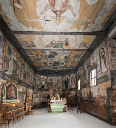 Zdjęcie nr 20: Kościół św. Elżbiety Węgierskiej w Trybszu usytuowany jest w centrum wsi na południe od drogi prowadzącej z Łapsz Wyżnych do Nowego Targu. Teren przykościelny jest otoczony od południa drewnianym ogrodzenie z murowanymi słupkami i kamienną podmurówką, z pozostałych stron mur z polnych kamieni, nakryty daszkiem cementowym. Główne wejście na teren przykościelny od północy, od zachodu bramka prowadząca do nowego kościoła, od południa furtka na cmentarz. Od zachodu główne wejście flankowane słupkami. Na placu przykościelnym stara lipa, w niej krucyfiks w kapliczkowej, szafkowej oprawie. W zachodniej części sztuczna grota, murowana z polnych kamieni z figurą Matki Boskiej z Lourdes. 

Kościół jest orientowany, drewniany o konstrukcji zrębowej, jednonawowy z wydłużonym prezbiterium zamkniętym trójbocznie, z kruchtą od południa i pierwotnie z zakrystią od północy i wieżą od zachodu. Wnętrze nakryte pułapem, w nawie z zaskrzynieniami, wiązanie nawy oparte nie na ścianach lecz na belkach podciągowych, których jeden koniec jest w ścianie tęczy, drugi zaś w czołowej ścianie nawy. Na zachodniej ścianie nawy chór muzyczny wsparty na dwóch filarach. Wnętrze oświetlają umieszczone w południowej ścianie trzy okna (dwa w prezbiterium i jedno w nawie). Ściany i stropy pokryte polichromią. Do kościoła prowadzi główne wejście od strony zachodniej oraz jedno przez kruchtę od południa. Dach o jednej kalenicy, gontowy, na środku drewniana sygnaturka, nakryta kopułką. Portal do zakrystii o wykroju w tzw. ośli grzbiet. 

