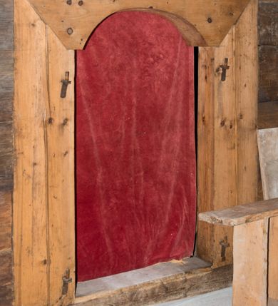 Zdjęcie nr 34: Kościół św. Elżbiety Węgierskiej w Trybszu usytuowany jest w centrum wsi na południe od drogi prowadzącej z Łapsz Wyżnych do Nowego Targu. Teren przykościelny jest otoczony od południa drewnianym ogrodzenie z murowanymi słupkami i kamienną podmurówką, z pozostałych stron mur z polnych kamieni, nakryty daszkiem cementowym. Główne wejście na teren przykościelny od północy, od zachodu bramka prowadząca do nowego kościoła, od południa furtka na cmentarz. Od zachodu główne wejście flankowane słupkami. Na placu przykościelnym stara lipa, w niej krucyfiks w kapliczkowej, szafkowej oprawie. W zachodniej części sztuczna grota, murowana z polnych kamieni z figurą Matki Boskiej z Lourdes. 

Kościół jest orientowany, drewniany o konstrukcji zrębowej, jednonawowy z wydłużonym prezbiterium zamkniętym trójbocznie, z kruchtą od południa i pierwotnie z zakrystią od północy i wieżą od zachodu. Wnętrze nakryte pułapem, w nawie z zaskrzynieniami, wiązanie nawy oparte nie na ścianach lecz na belkach podciągowych, których jeden koniec jest w ścianie tęczy, drugi zaś w czołowej ścianie nawy. Na zachodniej ścianie nawy chór muzyczny wsparty na dwóch filarach. Wnętrze oświetlają umieszczone w południowej ścianie trzy okna (dwa w prezbiterium i jedno w nawie). Ściany i stropy pokryte polichromią. Do kościoła prowadzi główne wejście od strony zachodniej oraz jedno przez kruchtę od południa. Dach o jednej kalenicy, gontowy, na środku drewniana sygnaturka, nakryta kopułką. Portal do zakrystii o wykroju w tzw. ośli grzbiet. 

