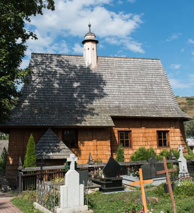 Zdjęcie nr 1: Kościół św. Elżbiety Węgierskiej w Trybszu usytuowany jest w centrum wsi na południe od drogi prowadzącej z Łapsz Wyżnych do Nowego Targu. Teren przykościelny jest otoczony od południa drewnianym ogrodzenie z murowanymi słupkami i kamienną podmurówką, z pozostałych stron mur z polnych kamieni, nakryty daszkiem cementowym. Główne wejście na teren przykościelny od północy, od zachodu bramka prowadząca do nowego kościoła, od południa furtka na cmentarz. Od zachodu główne wejście flankowane słupkami. Na placu przykościelnym stara lipa, w niej krucyfiks w kapliczkowej, szafkowej oprawie. W zachodniej części sztuczna grota, murowana z polnych kamieni z figurą Matki Boskiej z Lourdes. 

Kościół jest orientowany, drewniany o konstrukcji zrębowej, jednonawowy z wydłużonym prezbiterium zamkniętym trójbocznie, z kruchtą od południa i pierwotnie z zakrystią od północy i wieżą od zachodu. Wnętrze nakryte pułapem, w nawie z zaskrzynieniami, wiązanie nawy oparte nie na ścianach lecz na belkach podciągowych, których jeden koniec jest w ścianie tęczy, drugi zaś w czołowej ścianie nawy. Na zachodniej ścianie nawy chór muzyczny wsparty na dwóch filarach. Wnętrze oświetlają umieszczone w południowej ścianie trzy okna (dwa w prezbiterium i jedno w nawie). Ściany i stropy pokryte polichromią. Do kościoła prowadzi główne wejście od strony zachodniej oraz jedno przez kruchtę od południa. Dach o jednej kalenicy, gontowy, na środku drewniana sygnaturka, nakryta kopułką. Portal do zakrystii o wykroju w tzw. ośli grzbiet. 

