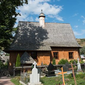 Zdjęcie nr 1: Kościół św. Elżbiety Węgierskiej w Trybszu usytuowany jest w centrum wsi na południe od drogi prowadzącej z Łapsz Wyżnych do Nowego Targu. Teren przykościelny jest otoczony od południa drewnianym ogrodzenie z murowanymi słupkami i kamienną podmurówką, z pozostałych stron mur z polnych kamieni, nakryty daszkiem cementowym. Główne wejście na teren przykościelny od północy, od zachodu bramka prowadząca do nowego kościoła, od południa furtka na cmentarz. Od zachodu główne wejście flankowane słupkami. Na placu przykościelnym stara lipa, w niej krucyfiks w kapliczkowej, szafkowej oprawie. W zachodniej części sztuczna grota, murowana z polnych kamieni z figurą Matki Boskiej z Lourdes. 

Kościół jest orientowany, drewniany o konstrukcji zrębowej, jednonawowy z wydłużonym prezbiterium zamkniętym trójbocznie, z kruchtą od południa i pierwotnie z zakrystią od północy i wieżą od zachodu. Wnętrze nakryte pułapem, w nawie z zaskrzynieniami, wiązanie nawy oparte nie na ścianach lecz na belkach podciągowych, których jeden koniec jest w ścianie tęczy, drugi zaś w czołowej ścianie nawy. Na zachodniej ścianie nawy chór muzyczny wsparty na dwóch filarach. Wnętrze oświetlają umieszczone w południowej ścianie trzy okna (dwa w prezbiterium i jedno w nawie). Ściany i stropy pokryte polichromią. Do kościoła prowadzi główne wejście od strony zachodniej oraz jedno przez kruchtę od południa. Dach o jednej kalenicy, gontowy, na środku drewniana sygnaturka, nakryta kopułką. Portal do zakrystii o wykroju w tzw. ośli grzbiet. 

