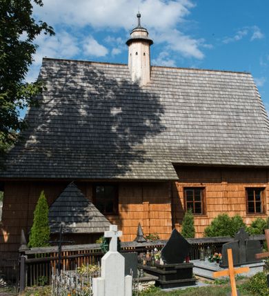 Zdjęcie nr 2: Kościół św. Elżbiety Węgierskiej w Trybszu usytuowany jest w centrum wsi na południe od drogi prowadzącej z Łapsz Wyżnych do Nowego Targu. Teren przykościelny jest otoczony od południa drewnianym ogrodzenie z murowanymi słupkami i kamienną podmurówką, z pozostałych stron mur z polnych kamieni, nakryty daszkiem cementowym. Główne wejście na teren przykościelny od północy, od zachodu bramka prowadząca do nowego kościoła, od południa furtka na cmentarz. Od zachodu główne wejście flankowane słupkami. Na placu przykościelnym stara lipa, w niej krucyfiks w kapliczkowej, szafkowej oprawie. W zachodniej części sztuczna grota, murowana z polnych kamieni z figurą Matki Boskiej z Lourdes. 

Kościół jest orientowany, drewniany o konstrukcji zrębowej, jednonawowy z wydłużonym prezbiterium zamkniętym trójbocznie, z kruchtą od południa i pierwotnie z zakrystią od północy i wieżą od zachodu. Wnętrze nakryte pułapem, w nawie z zaskrzynieniami, wiązanie nawy oparte nie na ścianach lecz na belkach podciągowych, których jeden koniec jest w ścianie tęczy, drugi zaś w czołowej ścianie nawy. Na zachodniej ścianie nawy chór muzyczny wsparty na dwóch filarach. Wnętrze oświetlają umieszczone w południowej ścianie trzy okna (dwa w prezbiterium i jedno w nawie). Ściany i stropy pokryte polichromią. Do kościoła prowadzi główne wejście od strony zachodniej oraz jedno przez kruchtę od południa. Dach o jednej kalenicy, gontowy, na środku drewniana sygnaturka, nakryta kopułką. Portal do zakrystii o wykroju w tzw. ośli grzbiet. 

