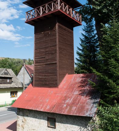 Zdjęcie nr 19: Kościół św. Elżbiety Węgierskiej w Trybszu usytuowany jest w centrum wsi na południe od drogi prowadzącej z Łapsz Wyżnych do Nowego Targu. Teren przykościelny jest otoczony od południa drewnianym ogrodzenie z murowanymi słupkami i kamienną podmurówką, z pozostałych stron mur z polnych kamieni, nakryty daszkiem cementowym. Główne wejście na teren przykościelny od północy, od zachodu bramka prowadząca do nowego kościoła, od południa furtka na cmentarz. Od zachodu główne wejście flankowane słupkami. Na placu przykościelnym stara lipa, w niej krucyfiks w kapliczkowej, szafkowej oprawie. W zachodniej części sztuczna grota, murowana z polnych kamieni z figurą Matki Boskiej z Lourdes. 

Kościół jest orientowany, drewniany o konstrukcji zrębowej, jednonawowy z wydłużonym prezbiterium zamkniętym trójbocznie, z kruchtą od południa i pierwotnie z zakrystią od północy i wieżą od zachodu. Wnętrze nakryte pułapem, w nawie z zaskrzynieniami, wiązanie nawy oparte nie na ścianach lecz na belkach podciągowych, których jeden koniec jest w ścianie tęczy, drugi zaś w czołowej ścianie nawy. Na zachodniej ścianie nawy chór muzyczny wsparty na dwóch filarach. Wnętrze oświetlają umieszczone w południowej ścianie trzy okna (dwa w prezbiterium i jedno w nawie). Ściany i stropy pokryte polichromią. Do kościoła prowadzi główne wejście od strony zachodniej oraz jedno przez kruchtę od południa. Dach o jednej kalenicy, gontowy, na środku drewniana sygnaturka, nakryta kopułką. Portal do zakrystii o wykroju w tzw. ośli grzbiet. 

