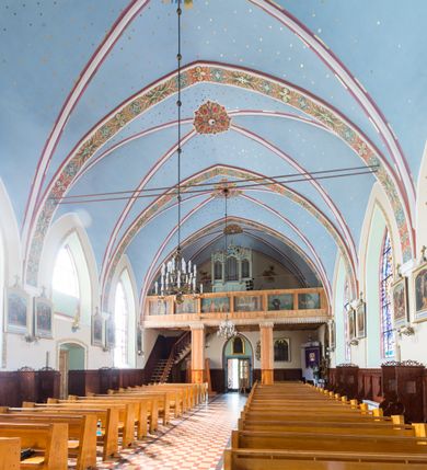 Zdjęcie nr 22: Kościół św. Antoniego Padewskiego w Trybszu jest usytuowany w centrum wsi, na południe od głównej drogi prowadzącej z Łapsz Wyżnych do Nowego Targu. Teren przykościelny jest otoczony wysokim murem, częściowo żeliwnym na kamiennej podmurówce, częściowo murowanym nakrytym cementowym daszkiem. Wejście od strony wschodniej oraz zachodniej przez szerokie bramy.

Kościół jest orientowany, murowany, otynkowany, jednonawowy z czworoboczną wieżą w fasadzie z prezbiterium zamkniętym trójbocznie. Dwuprzęsłowe prezbiterium oddziela od nawy szeroka ściana arkady tęczowej, zamknięte ostrołukowo. Nawa jest szersza i dłuższa, pięcioprzęsłowa. Wnętrze artykułowane jest dużymi i szerokimi oknami w kształcie stojących prostokątów, zamkniętych ostrołukowo, wypełnionych witrażami. Od południa do nawy przylega niewielka kruchta, a do prezbiterium od północy zakrystia. Na zachodniej ścianie nawy chór muzyczny wsparty na dwóch filarach, dostępny schodami od południowej strony nawy. Do kościoła prowadzi główne wejście od strony zachodniej oraz dwa mniejsze od strony południowej przez kruchtę i od strony północnej przez zakrystię.

W zewnętrznej elewacji kościoła widoczny jest niewysoki cokół, powyżej kościół otynkowany. Prezbiterium, o tej samej wysokości co nawa, lecz węższe z sygnaturką zwieńczoną iglicą. Nawa i prezbiterium oszkarpowane, nakryte dachem dwuspadowym. Do zachodniej fasady kościoła dostawiona jest wysoka założona na planie kwadratu wieża-dzwonnica. W dolnej kondygnacji na osi kościoła prostokątne wejście do kruchty, flankowane dwiema szkarpami. Fasada wieży w całości pokryta blachą, przechodzącą nad głównym wejściem do kościoła w daszek. Wieża zwieńczona iglicą.
