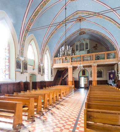 Zdjęcie nr 23: Kościół św. Antoniego Padewskiego w Trybszu jest usytuowany w centrum wsi, na południe od głównej drogi prowadzącej z Łapsz Wyżnych do Nowego Targu. Teren przykościelny jest otoczony wysokim murem, częściowo żeliwnym na kamiennej podmurówce, częściowo murowanym nakrytym cementowym daszkiem. Wejście od strony wschodniej oraz zachodniej przez szerokie bramy.

Kościół jest orientowany, murowany, otynkowany, jednonawowy z czworoboczną wieżą w fasadzie z prezbiterium zamkniętym trójbocznie. Dwuprzęsłowe prezbiterium oddziela od nawy szeroka ściana arkady tęczowej, zamknięte ostrołukowo. Nawa jest szersza i dłuższa, pięcioprzęsłowa. Wnętrze artykułowane jest dużymi i szerokimi oknami w kształcie stojących prostokątów, zamkniętych ostrołukowo, wypełnionych witrażami. Od południa do nawy przylega niewielka kruchta, a do prezbiterium od północy zakrystia. Na zachodniej ścianie nawy chór muzyczny wsparty na dwóch filarach, dostępny schodami od południowej strony nawy. Do kościoła prowadzi główne wejście od strony zachodniej oraz dwa mniejsze od strony południowej przez kruchtę i od strony północnej przez zakrystię.

W zewnętrznej elewacji kościoła widoczny jest niewysoki cokół, powyżej kościół otynkowany. Prezbiterium, o tej samej wysokości co nawa, lecz węższe z sygnaturką zwieńczoną iglicą. Nawa i prezbiterium oszkarpowane, nakryte dachem dwuspadowym. Do zachodniej fasady kościoła dostawiona jest wysoka założona na planie kwadratu wieża-dzwonnica. W dolnej kondygnacji na osi kościoła prostokątne wejście do kruchty, flankowane dwiema szkarpami. Fasada wieży w całości pokryta blachą, przechodzącą nad głównym wejściem do kościoła w daszek. Wieża zwieńczona iglicą.
