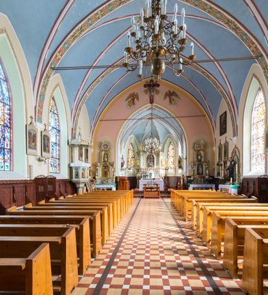 Zdjęcie nr 12: Kościół św. Antoniego Padewskiego w Trybszu jest usytuowany w centrum wsi, na południe od głównej drogi prowadzącej z Łapsz Wyżnych do Nowego Targu. Teren przykościelny jest otoczony wysokim murem, częściowo żeliwnym na kamiennej podmurówce, częściowo murowanym nakrytym cementowym daszkiem. Wejście od strony wschodniej oraz zachodniej przez szerokie bramy.

Kościół jest orientowany, murowany, otynkowany, jednonawowy z czworoboczną wieżą w fasadzie z prezbiterium zamkniętym trójbocznie. Dwuprzęsłowe prezbiterium oddziela od nawy szeroka ściana arkady tęczowej, zamknięte ostrołukowo. Nawa jest szersza i dłuższa, pięcioprzęsłowa. Wnętrze artykułowane jest dużymi i szerokimi oknami w kształcie stojących prostokątów, zamkniętych ostrołukowo, wypełnionych witrażami. Od południa do nawy przylega niewielka kruchta, a do prezbiterium od północy zakrystia. Na zachodniej ścianie nawy chór muzyczny wsparty na dwóch filarach, dostępny schodami od południowej strony nawy. Do kościoła prowadzi główne wejście od strony zachodniej oraz dwa mniejsze od strony południowej przez kruchtę i od strony północnej przez zakrystię.

W zewnętrznej elewacji kościoła widoczny jest niewysoki cokół, powyżej kościół otynkowany. Prezbiterium, o tej samej wysokości co nawa, lecz węższe z sygnaturką zwieńczoną iglicą. Nawa i prezbiterium oszkarpowane, nakryte dachem dwuspadowym. Do zachodniej fasady kościoła dostawiona jest wysoka założona na planie kwadratu wieża-dzwonnica. W dolnej kondygnacji na osi kościoła prostokątne wejście do kruchty, flankowane dwiema szkarpami. Fasada wieży w całości pokryta blachą, przechodzącą nad głównym wejściem do kościoła w daszek. Wieża zwieńczona iglicą.
