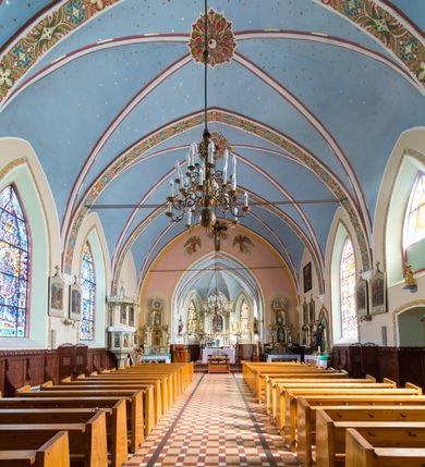 Zdjęcie nr 13: Kościół św. Antoniego Padewskiego w Trybszu jest usytuowany w centrum wsi, na południe od głównej drogi prowadzącej z Łapsz Wyżnych do Nowego Targu. Teren przykościelny jest otoczony wysokim murem, częściowo żeliwnym na kamiennej podmurówce, częściowo murowanym nakrytym cementowym daszkiem. Wejście od strony wschodniej oraz zachodniej przez szerokie bramy.

Kościół jest orientowany, murowany, otynkowany, jednonawowy z czworoboczną wieżą w fasadzie z prezbiterium zamkniętym trójbocznie. Dwuprzęsłowe prezbiterium oddziela od nawy szeroka ściana arkady tęczowej, zamknięte ostrołukowo. Nawa jest szersza i dłuższa, pięcioprzęsłowa. Wnętrze artykułowane jest dużymi i szerokimi oknami w kształcie stojących prostokątów, zamkniętych ostrołukowo, wypełnionych witrażami. Od południa do nawy przylega niewielka kruchta, a do prezbiterium od północy zakrystia. Na zachodniej ścianie nawy chór muzyczny wsparty na dwóch filarach, dostępny schodami od południowej strony nawy. Do kościoła prowadzi główne wejście od strony zachodniej oraz dwa mniejsze od strony południowej przez kruchtę i od strony północnej przez zakrystię.

W zewnętrznej elewacji kościoła widoczny jest niewysoki cokół, powyżej kościół otynkowany. Prezbiterium, o tej samej wysokości co nawa, lecz węższe z sygnaturką zwieńczoną iglicą. Nawa i prezbiterium oszkarpowane, nakryte dachem dwuspadowym. Do zachodniej fasady kościoła dostawiona jest wysoka założona na planie kwadratu wieża-dzwonnica. W dolnej kondygnacji na osi kościoła prostokątne wejście do kruchty, flankowane dwiema szkarpami. Fasada wieży w całości pokryta blachą, przechodzącą nad głównym wejściem do kościoła w daszek. Wieża zwieńczona iglicą.
