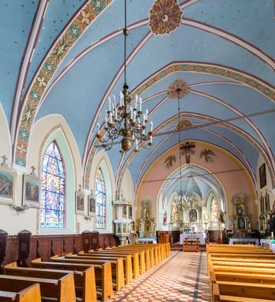 Zdjęcie nr 15: Kościół św. Antoniego Padewskiego w Trybszu jest usytuowany w centrum wsi, na południe od głównej drogi prowadzącej z Łapsz Wyżnych do Nowego Targu. Teren przykościelny jest otoczony wysokim murem, częściowo żeliwnym na kamiennej podmurówce, częściowo murowanym nakrytym cementowym daszkiem. Wejście od strony wschodniej oraz zachodniej przez szerokie bramy.

Kościół jest orientowany, murowany, otynkowany, jednonawowy z czworoboczną wieżą w fasadzie z prezbiterium zamkniętym trójbocznie. Dwuprzęsłowe prezbiterium oddziela od nawy szeroka ściana arkady tęczowej, zamknięte ostrołukowo. Nawa jest szersza i dłuższa, pięcioprzęsłowa. Wnętrze artykułowane jest dużymi i szerokimi oknami w kształcie stojących prostokątów, zamkniętych ostrołukowo, wypełnionych witrażami. Od południa do nawy przylega niewielka kruchta, a do prezbiterium od północy zakrystia. Na zachodniej ścianie nawy chór muzyczny wsparty na dwóch filarach, dostępny schodami od południowej strony nawy. Do kościoła prowadzi główne wejście od strony zachodniej oraz dwa mniejsze od strony południowej przez kruchtę i od strony północnej przez zakrystię.

W zewnętrznej elewacji kościoła widoczny jest niewysoki cokół, powyżej kościół otynkowany. Prezbiterium, o tej samej wysokości co nawa, lecz węższe z sygnaturką zwieńczoną iglicą. Nawa i prezbiterium oszkarpowane, nakryte dachem dwuspadowym. Do zachodniej fasady kościoła dostawiona jest wysoka założona na planie kwadratu wieża-dzwonnica. W dolnej kondygnacji na osi kościoła prostokątne wejście do kruchty, flankowane dwiema szkarpami. Fasada wieży w całości pokryta blachą, przechodzącą nad głównym wejściem do kościoła w daszek. Wieża zwieńczona iglicą.
