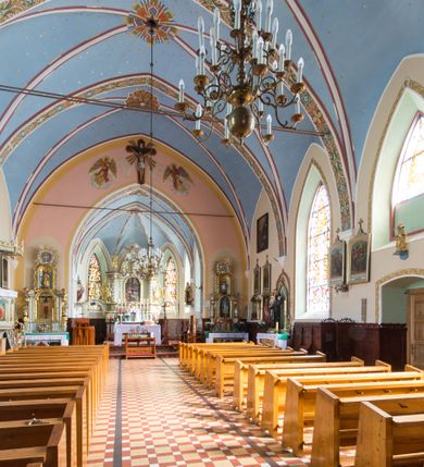 Zdjęcie nr 17: Kościół św. Antoniego Padewskiego w Trybszu jest usytuowany w centrum wsi, na południe od głównej drogi prowadzącej z Łapsz Wyżnych do Nowego Targu. Teren przykościelny jest otoczony wysokim murem, częściowo żeliwnym na kamiennej podmurówce, częściowo murowanym nakrytym cementowym daszkiem. Wejście od strony wschodniej oraz zachodniej przez szerokie bramy.

Kościół jest orientowany, murowany, otynkowany, jednonawowy z czworoboczną wieżą w fasadzie z prezbiterium zamkniętym trójbocznie. Dwuprzęsłowe prezbiterium oddziela od nawy szeroka ściana arkady tęczowej, zamknięte ostrołukowo. Nawa jest szersza i dłuższa, pięcioprzęsłowa. Wnętrze artykułowane jest dużymi i szerokimi oknami w kształcie stojących prostokątów, zamkniętych ostrołukowo, wypełnionych witrażami. Od południa do nawy przylega niewielka kruchta, a do prezbiterium od północy zakrystia. Na zachodniej ścianie nawy chór muzyczny wsparty na dwóch filarach, dostępny schodami od południowej strony nawy. Do kościoła prowadzi główne wejście od strony zachodniej oraz dwa mniejsze od strony południowej przez kruchtę i od strony północnej przez zakrystię.

W zewnętrznej elewacji kościoła widoczny jest niewysoki cokół, powyżej kościół otynkowany. Prezbiterium, o tej samej wysokości co nawa, lecz węższe z sygnaturką zwieńczoną iglicą. Nawa i prezbiterium oszkarpowane, nakryte dachem dwuspadowym. Do zachodniej fasady kościoła dostawiona jest wysoka założona na planie kwadratu wieża-dzwonnica. W dolnej kondygnacji na osi kościoła prostokątne wejście do kruchty, flankowane dwiema szkarpami. Fasada wieży w całości pokryta blachą, przechodzącą nad głównym wejściem do kościoła w daszek. Wieża zwieńczona iglicą.
