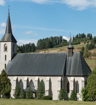 Zdjęcie nr 2: Kościół św. Antoniego Padewskiego w Trybszu jest usytuowany w centrum wsi, na południe od głównej drogi prowadzącej z Łapsz Wyżnych do Nowego Targu. Teren przykościelny jest otoczony wysokim murem, częściowo żeliwnym na kamiennej podmurówce, częściowo murowanym nakrytym cementowym daszkiem. Wejście od strony wschodniej oraz zachodniej przez szerokie bramy.

Kościół jest orientowany, murowany, otynkowany, jednonawowy z czworoboczną wieżą w fasadzie z prezbiterium zamkniętym trójbocznie. Dwuprzęsłowe prezbiterium oddziela od nawy szeroka ściana arkady tęczowej, zamknięte ostrołukowo. Nawa jest szersza i dłuższa, pięcioprzęsłowa. Wnętrze artykułowane jest dużymi i szerokimi oknami w kształcie stojących prostokątów, zamkniętych ostrołukowo, wypełnionych witrażami. Od południa do nawy przylega niewielka kruchta, a do prezbiterium od północy zakrystia. Na zachodniej ścianie nawy chór muzyczny wsparty na dwóch filarach, dostępny schodami od południowej strony nawy. Do kościoła prowadzi główne wejście od strony zachodniej oraz dwa mniejsze od strony południowej przez kruchtę i od strony północnej przez zakrystię.

W zewnętrznej elewacji kościoła widoczny jest niewysoki cokół, powyżej kościół otynkowany. Prezbiterium, o tej samej wysokości co nawa, lecz węższe z sygnaturką zwieńczoną iglicą. Nawa i prezbiterium oszkarpowane, nakryte dachem dwuspadowym. Do zachodniej fasady kościoła dostawiona jest wysoka założona na planie kwadratu wieża-dzwonnica. W dolnej kondygnacji na osi kościoła prostokątne wejście do kruchty, flankowane dwiema szkarpami. Fasada wieży w całości pokryta blachą, przechodzącą nad głównym wejściem do kościoła w daszek. Wieża zwieńczona iglicą.
