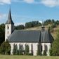 Zdjęcie nr 1: Kościół św. Antoniego Padewskiego w Trybszu jest usytuowany w centrum wsi, na południe od głównej drogi prowadzącej z Łapsz Wyżnych do Nowego Targu. Teren przykościelny jest otoczony wysokim murem, częściowo żeliwnym na kamiennej podmurówce, częściowo murowanym nakrytym cementowym daszkiem. Wejście od strony wschodniej oraz zachodniej przez szerokie bramy.

Kościół jest orientowany, murowany, otynkowany, jednonawowy z czworoboczną wieżą w fasadzie z prezbiterium zamkniętym trójbocznie. Dwuprzęsłowe prezbiterium oddziela od nawy szeroka ściana arkady tęczowej, zamknięte ostrołukowo. Nawa jest szersza i dłuższa, pięcioprzęsłowa. Wnętrze artykułowane jest dużymi i szerokimi oknami w kształcie stojących prostokątów, zamkniętych ostrołukowo, wypełnionych witrażami. Od południa do nawy przylega niewielka kruchta, a do prezbiterium od północy zakrystia. Na zachodniej ścianie nawy chór muzyczny wsparty na dwóch filarach, dostępny schodami od południowej strony nawy. Do kościoła prowadzi główne wejście od strony zachodniej oraz dwa mniejsze od strony południowej przez kruchtę i od strony północnej przez zakrystię.

W zewnętrznej elewacji kościoła widoczny jest niewysoki cokół, powyżej kościół otynkowany. Prezbiterium, o tej samej wysokości co nawa, lecz węższe z sygnaturką zwieńczoną iglicą. Nawa i prezbiterium oszkarpowane, nakryte dachem dwuspadowym. Do zachodniej fasady kościoła dostawiona jest wysoka założona na planie kwadratu wieża-dzwonnica. W dolnej kondygnacji na osi kościoła prostokątne wejście do kruchty, flankowane dwiema szkarpami. Fasada wieży w całości pokryta blachą, przechodzącą nad głównym wejściem do kościoła w daszek. Wieża zwieńczona iglicą.
