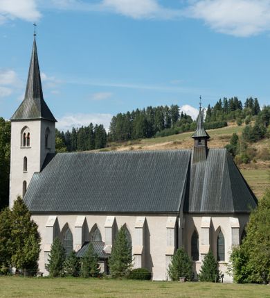 Zdjęcie nr 1: Kościół św. Antoniego Padewskiego w Trybszu jest usytuowany w centrum wsi, na południe od głównej drogi prowadzącej z Łapsz Wyżnych do Nowego Targu. Teren przykościelny jest otoczony wysokim murem, częściowo żeliwnym na kamiennej podmurówce, częściowo murowanym nakrytym cementowym daszkiem. Wejście od strony wschodniej oraz zachodniej przez szerokie bramy.

Kościół jest orientowany, murowany, otynkowany, jednonawowy z czworoboczną wieżą w fasadzie z prezbiterium zamkniętym trójbocznie. Dwuprzęsłowe prezbiterium oddziela od nawy szeroka ściana arkady tęczowej, zamknięte ostrołukowo. Nawa jest szersza i dłuższa, pięcioprzęsłowa. Wnętrze artykułowane jest dużymi i szerokimi oknami w kształcie stojących prostokątów, zamkniętych ostrołukowo, wypełnionych witrażami. Od południa do nawy przylega niewielka kruchta, a do prezbiterium od północy zakrystia. Na zachodniej ścianie nawy chór muzyczny wsparty na dwóch filarach, dostępny schodami od południowej strony nawy. Do kościoła prowadzi główne wejście od strony zachodniej oraz dwa mniejsze od strony południowej przez kruchtę i od strony północnej przez zakrystię.

W zewnętrznej elewacji kościoła widoczny jest niewysoki cokół, powyżej kościół otynkowany. Prezbiterium, o tej samej wysokości co nawa, lecz węższe z sygnaturką zwieńczoną iglicą. Nawa i prezbiterium oszkarpowane, nakryte dachem dwuspadowym. Do zachodniej fasady kościoła dostawiona jest wysoka założona na planie kwadratu wieża-dzwonnica. W dolnej kondygnacji na osi kościoła prostokątne wejście do kruchty, flankowane dwiema szkarpami. Fasada wieży w całości pokryta blachą, przechodzącą nad głównym wejściem do kościoła w daszek. Wieża zwieńczona iglicą.

