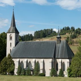 Zdjęcie nr 1: Kościół św. Antoniego Padewskiego w Trybszu jest usytuowany w centrum wsi, na południe od głównej drogi prowadzącej z Łapsz Wyżnych do Nowego Targu. Teren przykościelny jest otoczony wysokim murem, częściowo żeliwnym na kamiennej podmurówce, częściowo murowanym nakrytym cementowym daszkiem. Wejście od strony wschodniej oraz zachodniej przez szerokie bramy.

Kościół jest orientowany, murowany, otynkowany, jednonawowy z czworoboczną wieżą w fasadzie z prezbiterium zamkniętym trójbocznie. Dwuprzęsłowe prezbiterium oddziela od nawy szeroka ściana arkady tęczowej, zamknięte ostrołukowo. Nawa jest szersza i dłuższa, pięcioprzęsłowa. Wnętrze artykułowane jest dużymi i szerokimi oknami w kształcie stojących prostokątów, zamkniętych ostrołukowo, wypełnionych witrażami. Od południa do nawy przylega niewielka kruchta, a do prezbiterium od północy zakrystia. Na zachodniej ścianie nawy chór muzyczny wsparty na dwóch filarach, dostępny schodami od południowej strony nawy. Do kościoła prowadzi główne wejście od strony zachodniej oraz dwa mniejsze od strony południowej przez kruchtę i od strony północnej przez zakrystię.

W zewnętrznej elewacji kościoła widoczny jest niewysoki cokół, powyżej kościół otynkowany. Prezbiterium, o tej samej wysokości co nawa, lecz węższe z sygnaturką zwieńczoną iglicą. Nawa i prezbiterium oszkarpowane, nakryte dachem dwuspadowym. Do zachodniej fasady kościoła dostawiona jest wysoka założona na planie kwadratu wieża-dzwonnica. W dolnej kondygnacji na osi kościoła prostokątne wejście do kruchty, flankowane dwiema szkarpami. Fasada wieży w całości pokryta blachą, przechodzącą nad głównym wejściem do kościoła w daszek. Wieża zwieńczona iglicą.
