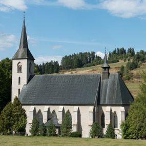 Zdjęcie nr 1: Kościół św. Antoniego Padewskiego w Trybszu jest usytuowany w centrum wsi, na południe od głównej drogi prowadzącej z Łapsz Wyżnych do Nowego Targu. Teren przykościelny jest otoczony wysokim murem, częściowo żeliwnym na kamiennej podmurówce, częściowo murowanym nakrytym cementowym daszkiem. Wejście od strony wschodniej oraz zachodniej przez szerokie bramy.

Kościół jest orientowany, murowany, otynkowany, jednonawowy z czworoboczną wieżą w fasadzie z prezbiterium zamkniętym trójbocznie. Dwuprzęsłowe prezbiterium oddziela od nawy szeroka ściana arkady tęczowej, zamknięte ostrołukowo. Nawa jest szersza i dłuższa, pięcioprzęsłowa. Wnętrze artykułowane jest dużymi i szerokimi oknami w kształcie stojących prostokątów, zamkniętych ostrołukowo, wypełnionych witrażami. Od południa do nawy przylega niewielka kruchta, a do prezbiterium od północy zakrystia. Na zachodniej ścianie nawy chór muzyczny wsparty na dwóch filarach, dostępny schodami od południowej strony nawy. Do kościoła prowadzi główne wejście od strony zachodniej oraz dwa mniejsze od strony południowej przez kruchtę i od strony północnej przez zakrystię.

W zewnętrznej elewacji kościoła widoczny jest niewysoki cokół, powyżej kościół otynkowany. Prezbiterium, o tej samej wysokości co nawa, lecz węższe z sygnaturką zwieńczoną iglicą. Nawa i prezbiterium oszkarpowane, nakryte dachem dwuspadowym. Do zachodniej fasady kościoła dostawiona jest wysoka założona na planie kwadratu wieża-dzwonnica. W dolnej kondygnacji na osi kościoła prostokątne wejście do kruchty, flankowane dwiema szkarpami. Fasada wieży w całości pokryta blachą, przechodzącą nad głównym wejściem do kościoła w daszek. Wieża zwieńczona iglicą.
