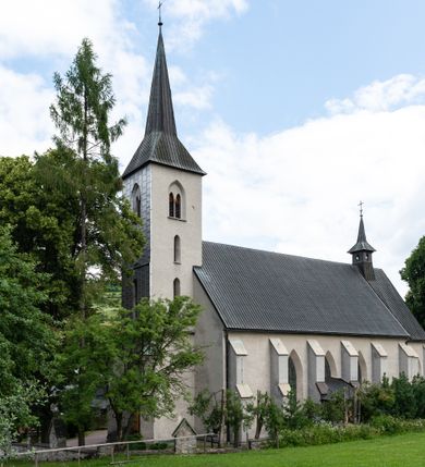Zdjęcie nr 5: Kościół św. Antoniego Padewskiego w Trybszu jest usytuowany w centrum wsi, na południe od głównej drogi prowadzącej z Łapsz Wyżnych do Nowego Targu. Teren przykościelny jest otoczony wysokim murem, częściowo żeliwnym na kamiennej podmurówce, częściowo murowanym nakrytym cementowym daszkiem. Wejście od strony wschodniej oraz zachodniej przez szerokie bramy.

Kościół jest orientowany, murowany, otynkowany, jednonawowy z czworoboczną wieżą w fasadzie z prezbiterium zamkniętym trójbocznie. Dwuprzęsłowe prezbiterium oddziela od nawy szeroka ściana arkady tęczowej, zamknięte ostrołukowo. Nawa jest szersza i dłuższa, pięcioprzęsłowa. Wnętrze artykułowane jest dużymi i szerokimi oknami w kształcie stojących prostokątów, zamkniętych ostrołukowo, wypełnionych witrażami. Od południa do nawy przylega niewielka kruchta, a do prezbiterium od północy zakrystia. Na zachodniej ścianie nawy chór muzyczny wsparty na dwóch filarach, dostępny schodami od południowej strony nawy. Do kościoła prowadzi główne wejście od strony zachodniej oraz dwa mniejsze od strony południowej przez kruchtę i od strony północnej przez zakrystię.

W zewnętrznej elewacji kościoła widoczny jest niewysoki cokół, powyżej kościół otynkowany. Prezbiterium, o tej samej wysokości co nawa, lecz węższe z sygnaturką zwieńczoną iglicą. Nawa i prezbiterium oszkarpowane, nakryte dachem dwuspadowym. Do zachodniej fasady kościoła dostawiona jest wysoka założona na planie kwadratu wieża-dzwonnica. W dolnej kondygnacji na osi kościoła prostokątne wejście do kruchty, flankowane dwiema szkarpami. Fasada wieży w całości pokryta blachą, przechodzącą nad głównym wejściem do kościoła w daszek. Wieża zwieńczona iglicą.
