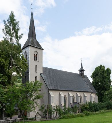 Zdjęcie nr 3: Kościół św. Antoniego Padewskiego w Trybszu jest usytuowany w centrum wsi, na południe od głównej drogi prowadzącej z Łapsz Wyżnych do Nowego Targu. Teren przykościelny jest otoczony wysokim murem, częściowo żeliwnym na kamiennej podmurówce, częściowo murowanym nakrytym cementowym daszkiem. Wejście od strony wschodniej oraz zachodniej przez szerokie bramy.

Kościół jest orientowany, murowany, otynkowany, jednonawowy z czworoboczną wieżą w fasadzie z prezbiterium zamkniętym trójbocznie. Dwuprzęsłowe prezbiterium oddziela od nawy szeroka ściana arkady tęczowej, zamknięte ostrołukowo. Nawa jest szersza i dłuższa, pięcioprzęsłowa. Wnętrze artykułowane jest dużymi i szerokimi oknami w kształcie stojących prostokątów, zamkniętych ostrołukowo, wypełnionych witrażami. Od południa do nawy przylega niewielka kruchta, a do prezbiterium od północy zakrystia. Na zachodniej ścianie nawy chór muzyczny wsparty na dwóch filarach, dostępny schodami od południowej strony nawy. Do kościoła prowadzi główne wejście od strony zachodniej oraz dwa mniejsze od strony południowej przez kruchtę i od strony północnej przez zakrystię.

W zewnętrznej elewacji kościoła widoczny jest niewysoki cokół, powyżej kościół otynkowany. Prezbiterium, o tej samej wysokości co nawa, lecz węższe z sygnaturką zwieńczoną iglicą. Nawa i prezbiterium oszkarpowane, nakryte dachem dwuspadowym. Do zachodniej fasady kościoła dostawiona jest wysoka założona na planie kwadratu wieża-dzwonnica. W dolnej kondygnacji na osi kościoła prostokątne wejście do kruchty, flankowane dwiema szkarpami. Fasada wieży w całości pokryta blachą, przechodzącą nad głównym wejściem do kościoła w daszek. Wieża zwieńczona iglicą.
