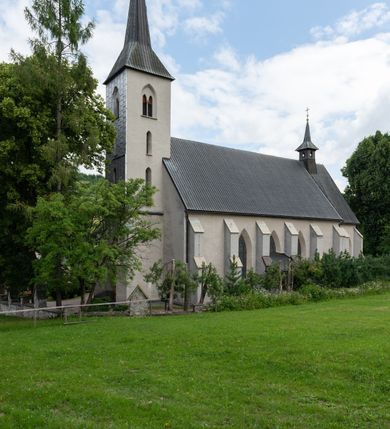 Zdjęcie nr 8: Kościół św. Antoniego Padewskiego w Trybszu jest usytuowany w centrum wsi, na południe od głównej drogi prowadzącej z Łapsz Wyżnych do Nowego Targu. Teren przykościelny jest otoczony wysokim murem, częściowo żeliwnym na kamiennej podmurówce, częściowo murowanym nakrytym cementowym daszkiem. Wejście od strony wschodniej oraz zachodniej przez szerokie bramy.

Kościół jest orientowany, murowany, otynkowany, jednonawowy z czworoboczną wieżą w fasadzie z prezbiterium zamkniętym trójbocznie. Dwuprzęsłowe prezbiterium oddziela od nawy szeroka ściana arkady tęczowej, zamknięte ostrołukowo. Nawa jest szersza i dłuższa, pięcioprzęsłowa. Wnętrze artykułowane jest dużymi i szerokimi oknami w kształcie stojących prostokątów, zamkniętych ostrołukowo, wypełnionych witrażami. Od południa do nawy przylega niewielka kruchta, a do prezbiterium od północy zakrystia. Na zachodniej ścianie nawy chór muzyczny wsparty na dwóch filarach, dostępny schodami od południowej strony nawy. Do kościoła prowadzi główne wejście od strony zachodniej oraz dwa mniejsze od strony południowej przez kruchtę i od strony północnej przez zakrystię.

W zewnętrznej elewacji kościoła widoczny jest niewysoki cokół, powyżej kościół otynkowany. Prezbiterium, o tej samej wysokości co nawa, lecz węższe z sygnaturką zwieńczoną iglicą. Nawa i prezbiterium oszkarpowane, nakryte dachem dwuspadowym. Do zachodniej fasady kościoła dostawiona jest wysoka założona na planie kwadratu wieża-dzwonnica. W dolnej kondygnacji na osi kościoła prostokątne wejście do kruchty, flankowane dwiema szkarpami. Fasada wieży w całości pokryta blachą, przechodzącą nad głównym wejściem do kościoła w daszek. Wieża zwieńczona iglicą.
