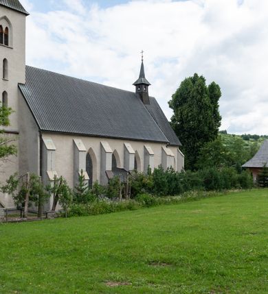 Zdjęcie nr 9: Kościół św. Antoniego Padewskiego w Trybszu jest usytuowany w centrum wsi, na południe od głównej drogi prowadzącej z Łapsz Wyżnych do Nowego Targu. Teren przykościelny jest otoczony wysokim murem, częściowo żeliwnym na kamiennej podmurówce, częściowo murowanym nakrytym cementowym daszkiem. Wejście od strony wschodniej oraz zachodniej przez szerokie bramy.

Kościół jest orientowany, murowany, otynkowany, jednonawowy z czworoboczną wieżą w fasadzie z prezbiterium zamkniętym trójbocznie. Dwuprzęsłowe prezbiterium oddziela od nawy szeroka ściana arkady tęczowej, zamknięte ostrołukowo. Nawa jest szersza i dłuższa, pięcioprzęsłowa. Wnętrze artykułowane jest dużymi i szerokimi oknami w kształcie stojących prostokątów, zamkniętych ostrołukowo, wypełnionych witrażami. Od południa do nawy przylega niewielka kruchta, a do prezbiterium od północy zakrystia. Na zachodniej ścianie nawy chór muzyczny wsparty na dwóch filarach, dostępny schodami od południowej strony nawy. Do kościoła prowadzi główne wejście od strony zachodniej oraz dwa mniejsze od strony południowej przez kruchtę i od strony północnej przez zakrystię.

W zewnętrznej elewacji kościoła widoczny jest niewysoki cokół, powyżej kościół otynkowany. Prezbiterium, o tej samej wysokości co nawa, lecz węższe z sygnaturką zwieńczoną iglicą. Nawa i prezbiterium oszkarpowane, nakryte dachem dwuspadowym. Do zachodniej fasady kościoła dostawiona jest wysoka założona na planie kwadratu wieża-dzwonnica. W dolnej kondygnacji na osi kościoła prostokątne wejście do kruchty, flankowane dwiema szkarpami. Fasada wieży w całości pokryta blachą, przechodzącą nad głównym wejściem do kościoła w daszek. Wieża zwieńczona iglicą.
