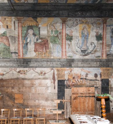 Zdjęcie nr 32: Polichromia ścienna obiegająca całe wnętrze świątyni wraz ze stropem, na ścianach kompozycje dwustrefowe. Strefy odgraniczone malowanym, profilowanym szarym cokołem z konsolami oraz umieszczonymi między nimi napisami. Na osi konsol, w drugiej strefie kolumny oddzielające poszczególne sceny. Kolumny ustawione na złoconych bazach, trzony malowane na czerwono, kapitele stylizowane na korynckie. Podpory podtrzymują malowany szary fryz zdobiony maskami, uskrzydlonymi główkami anielskimi oraz liśćmi wawrzynu.

Ściana północna nawy
W dolnej strefie znajduje się przedstawienie, tzw. Sąd Krwi, odbywający się w pałacu Kajfasza. Pośrodku sceny stoi Kajfasz na podwyższeniu ubrany w strój kapłana żydowskiego, na tle czarnej kotary. U góry napis cześciowo nieczytelny: „SAIPHAS / PONTIFEX / (?) OMNES QVID VELATIS PRAESTAT MNV(?) MORI QVAM / (?) VNIVE SV(?) POPULV (?) DE (?)RE”. Po prawej stronie kompozycji siedzi na kamiennym podeście Chrystus zwrócony trzy czwarte w prawo. Ubrany jest w czerwoną suknię, na głowie ma założoną koronę cierniową, a wokół niej kolisty nimb. Po obu stronach Kajfasza znajdują się liczni członkowie Sanhedrynu, którzy trzymają w dłoniach zwoje z ich imionami oraz orzeczeniami winy, część z nich jest nieczytelna: „INCOGNITA CAV/SA MORTI OBU(?)/EN BVS”, „(?) / ROGAT / NOR(?)M (?) / HIC (?)OMC PE(?)A /VIT”, „PAD / (?)EDV(?) / (?)T / (?)N”, „(?)SMO(?) / (?)HIN (?)”, „RIPHA(?) / LEX IN (?)”, „QRAM / QVARE SINE/MVS VIRVM / (?) QVIA / IVSTVS EST / MORTE DAM(?)”, „EM / IVSTVS / MAXIME QVV / POPVLVM SV(?) / CONCIONIRVS / (?)IONEM / (?)ONC(?)”, „NECODE / (?)CEM ACC(?) / PVLV SEDVCD / MORTE DIGNUS(?) /EST”, „(?)TRIE / (?)NITIE”, „MES / SI(?)VSTVS / EST CONVER / (?)AMVR ADI/(?)VM SINE / (?)VST (?)”, „SAMEOH / SI NEC IV/STVS EST NEC / INIVSTVS Q (?)/TAMEN MO(?)/MVR: C(?) / NON CI (?) /MORTE / EL EXILI / O IPSV / DAMNA/MVS”. Ponadto zachowane pojedyncze litery w dolnej części sceny oraz fragmenty długiego napisu po prawej u góry: „(?) CRV(?) (…) NOS / ET SVP(?)R FILIOS”. W górnej strefie od lewej strony pierwsza kwatera nieczytelna. W drugiej znajduje się scena ukazująca Chrystusa Zmartwychwstałego odwiedzającego Matkę Boską. Poniżej w partii cokołu napis: „T(?) ITA EVIT SVBIIT TAMEN A SPERA MORIS / N(?)LA SED STRATA MORTE RESVRGIT”. W drugiej kwaterze Pokłon Trzech Króli, opatrzony napisem: „CURVATO REGES VENER NTVR POPLITE REGEM / REGYM. NEC MIRUMOIVS DOCET OFFICIVM”. W ostatniej scena ukazująca Boże Narodzenie z podpisem: „VIRGO (?)NTIVSI(?)E P(?)VOD DINERAT ANTE / JAM(?) NIS PALPAS UPERE NVI S. ANAS”.

Ściana łuku arkady tęczowej
Po stronie północnej – dolna strefa nieczytelna, w górnej przedstawienie św. Jerzego na koniu walczącego ze smokiem. Po stronie południowej arkady tęczowej w górnej strefie św. Marcin ucinający połę swojego płaszcza dla żebraka. 

Prezbiterium
Na ścianie północnej lewa strona strefy dolnej niezachowana, dalej drzwi do zakrystii flankowane parą kolumn o czarnych trzonach i korynckich kapitelach. W nadprożu scena ukazująca Chrystusa Zmartwychwstałego Triumfującego, który jedzie na zaprzężonym w trzy baranki powozie. Na tyle pojazdu leżą narzędzia Męki Pańskiej. W prawym górnym narożu sceny napis: „IESVS TRIVMPHANS”. Kolejna scena przedstawia dwie święte niewiasty oraz ucztę. Scena w najnowszej literaturze interpretowana jest jako usługiwanie św. Elżbiety ubogim i chorym. W górnej strefie od lewej strony zostały ukazane następujące przedstawienia i podpisy: Nawiedzenie Najświętszej Marii Panny opisane słowami: „VISITAT ELEGTA IN GENITRICEM VIRCO TONANTIS / MA(?) (?)OMINIS PVRI VERA PARENS OVE DEI”. Kolejna scena przedstawia Zwiastowanie Najświętszej Marii Pannie: „TER QVE QVATER Q3 BEATA, ES VIRGO TE FORE MATRE / ANGELVS A CAELO DETONAT ORE DEI”. Następna kwatera ukazuje Matkę Boską Niepokalanie Poczętą. Po jej bokach znajdują się dwa anioły unoszące białe banderole z napisami: „FIA(?)MINA PLVENS CAELLS EST SVME GRATIA REGIS / A TE QVA RERIT VIRGO SIGMA (?)” oraz „CVMBA NATAT SVPIRI MARE. SED NON FLVC T. FRGO / MVNDANI FLCTIS NON TIM(?)”. W narożach symbole Litanii Loretańskiej w medalionach opisane kolejno słowami: „PER HAEC PRAESERVOR”, „FLVCTVS NON VEREOR”, „EXSPINIS SINE SPINIS ORIOR” oraz „(?)AVDOR NOCTI / LVCI APERIOR”. Poniżej sceny słabo czytelny napis: „INSIDIABARIS MALEDICTE VENENIGER ANGVIS / HV(?) (?)ENERI FAVCIBVS I GNIVS ME / (?) MVLIEREM DIRE (?)RANE / (?)PSE KIECAEM”. Poniżej przedstawienia, w partii cokołu napis: „ECCE ENIM EX HOC BEATAM ME / DICENT OMNES GENERATIONES”. W kolejnej kwaterze św. Elżbieta Węgierska i inskrypcja na cokole: „ARE ODIVA ELIZABETH: NAM TVA CLARENT / RIO MORES NOMINA FACTA POLO”.  Dalej św. Stanisław Biskup: „DIVE STANISLAE HIC MVLT LOCVS AMBIT ET OBTAT / SIS PATER ELIZABETH PATRONA SI(?)”. W części środkowej apsydy dolna cześć niezachowana, w górnej przedstawienie Mojżesza oraz Aarona. Na ścianie południowej prezbiterium w strefie dolnej ukazani kolejno czterej ojcowie Kościoła, opisani: św. Augustyn „S(ANCTVS) AVGVSTINVS”, św. Hieronim „S(ANCTVS) HIER(ONIM)”, św. Grzegorz Wielki „S(ANCTVS) GREGORIVS” oraz św. Ambroży. W strefie górnej, od lewej: św. Jan Kanty. W partii cokołowej napis: „(?) HIC EST quo PATRIARHA ACADEMIA GAVDET / (?)qucm Felic aedicai Astricolam / (?)arior hospes ades Canti no us oris / hic habites oni Alumnus Armans”. W kolejnej kwaterze ukazani są św. Piotr oraz św. Andrzej: „CREDO IN DEVM PATREM OMNIPOTENTE CREATORE CA(?)ETERE ET IN IESVM CHRI/STVM FILIVM (?)VS VNICVM DOMINVM / NOSTRVM”. Następnie św. Bartłomiej i św. Filip: „DESCENDIT AD INFEROS, TERTIA DIE RESVB / REXIT AMORTVIS ASCENDIT, AD CAELOS SEDENT, A DEXTERAM DEI PATRIS OMNI: / POTENTIS”. W ostatniej kwaterze prezbiterium ukazani są św. Tomasz oraz drugi, nierozpoznany apostoł: „CREDO IN SPIRITVM / SANCTVM”.

Ściana północna nawy
Polichromia na ścianie północnej częściowo niezachowana. W dolnej strefie scena ukazująca Modlitwę w Ogrójcu oraz narzędzia Męki Pańskiej: „(?)S SALVATOR / M(?)”. W górnej strefie kolejni dwaj apostołowie: św. Szymon i św. Juda Tadeusz: „SANCTA(?) / MVNION (?)”. Kolejna kwatera nieczytelna.

Balustrada chóru muzycznego
Balustradę chóru muzycznego zdobią alegorie siedmiu grzechów głównych pod postacią kobiet i towarzyszących im atrybutów, pierwsza z lewej Pycha, następna Chciwość, kolejne nieczytelne. Pod chórem muzycznym uskrzydlona główka aniołka nad portalem wejściowym, a po prawej stronie napis: „SPECVLVM / (?) MAI(?) OMNIB(?) VI(?)SIM(?) (?) CADENTI V RESCAT / (?)”.

Strop
Kompozycja stropu podzielona na trzy strefy, dwie duże boczne oraz wąską, środkową. W pierwszej strefie bocznej umieszczona jest rozbudowana kompozycja przedstawiająca Wniebowzięcie Najświętszej Marii Panny. W dolnej strefie pusty grób oraz apostołowie. Matkę Boską otaczają grupy muzykujących aniołów, u góry stoi Chrystus. W strefie środkowej ukazana została Koronacja Matki Boskiej, a w drugiej strefie bocznej Sąd Ostateczny. Partia malowideł na stropie również dookoła opatrzona jest napisami, lecz nieczytelnymi. 
