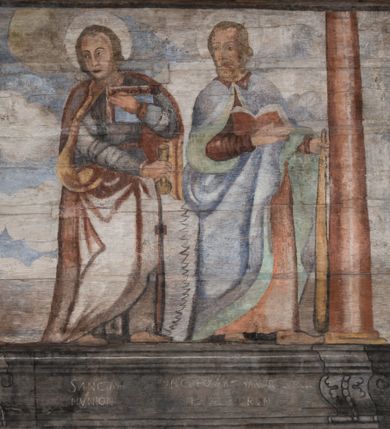 Zdjęcie nr 35: Polichromia ścienna obiegająca całe wnętrze świątyni wraz ze stropem, na ścianach kompozycje dwustrefowe. Strefy odgraniczone malowanym, profilowanym szarym cokołem z konsolami oraz umieszczonymi między nimi napisami. Na osi konsol, w drugiej strefie kolumny oddzielające poszczególne sceny. Kolumny ustawione na złoconych bazach, trzony malowane na czerwono, kapitele stylizowane na korynckie. Podpory podtrzymują malowany szary fryz zdobiony maskami, uskrzydlonymi główkami anielskimi oraz liśćmi wawrzynu.

Ściana północna nawy
W dolnej strefie znajduje się przedstawienie, tzw. Sąd Krwi, odbywający się w pałacu Kajfasza. Pośrodku sceny stoi Kajfasz na podwyższeniu ubrany w strój kapłana żydowskiego, na tle czarnej kotary. U góry napis cześciowo nieczytelny: „SAIPHAS / PONTIFEX / (?) OMNES QVID VELATIS PRAESTAT MNV(?) MORI QVAM / (?) VNIVE SV(?) POPULV (?) DE (?)RE”. Po prawej stronie kompozycji siedzi na kamiennym podeście Chrystus zwrócony trzy czwarte w prawo. Ubrany jest w czerwoną suknię, na głowie ma założoną koronę cierniową, a wokół niej kolisty nimb. Po obu stronach Kajfasza znajdują się liczni członkowie Sanhedrynu, którzy trzymają w dłoniach zwoje z ich imionami oraz orzeczeniami winy, część z nich jest nieczytelna: „INCOGNITA CAV/SA MORTI OBU(?)/EN BVS”, „(?) / ROGAT / NOR(?)M (?) / HIC (?)OMC PE(?)A /VIT”, „PAD / (?)EDV(?) / (?)T / (?)N”, „(?)SMO(?) / (?)HIN (?)”, „RIPHA(?) / LEX IN (?)”, „QRAM / QVARE SINE/MVS VIRVM / (?) QVIA / IVSTVS EST / MORTE DAM(?)”, „EM / IVSTVS / MAXIME QVV / POPVLVM SV(?) / CONCIONIRVS / (?)IONEM / (?)ONC(?)”, „NECODE / (?)CEM ACC(?) / PVLV SEDVCD / MORTE DIGNUS(?) /EST”, „(?)TRIE / (?)NITIE”, „MES / SI(?)VSTVS / EST CONVER / (?)AMVR ADI/(?)VM SINE / (?)VST (?)”, „SAMEOH / SI NEC IV/STVS EST NEC / INIVSTVS Q (?)/TAMEN MO(?)/MVR: C(?) / NON CI (?) /MORTE / EL EXILI / O IPSV / DAMNA/MVS”. Ponadto zachowane pojedyncze litery w dolnej części sceny oraz fragmenty długiego napisu po prawej u góry: „(?) CRV(?) (…) NOS / ET SVP(?)R FILIOS”. W górnej strefie od lewej strony pierwsza kwatera nieczytelna. W drugiej znajduje się scena ukazująca Chrystusa Zmartwychwstałego odwiedzającego Matkę Boską. Poniżej w partii cokołu napis: „T(?) ITA EVIT SVBIIT TAMEN A SPERA MORIS / N(?)LA SED STRATA MORTE RESVRGIT”. W drugiej kwaterze Pokłon Trzech Króli, opatrzony napisem: „CURVATO REGES VENER NTVR POPLITE REGEM / REGYM. NEC MIRUMOIVS DOCET OFFICIVM”. W ostatniej scena ukazująca Boże Narodzenie z podpisem: „VIRGO (?)NTIVSI(?)E P(?)VOD DINERAT ANTE / JAM(?) NIS PALPAS UPERE NVI S. ANAS”.

Ściana łuku arkady tęczowej
Po stronie północnej – dolna strefa nieczytelna, w górnej przedstawienie św. Jerzego na koniu walczącego ze smokiem. Po stronie południowej arkady tęczowej w górnej strefie św. Marcin ucinający połę swojego płaszcza dla żebraka. 

Prezbiterium
Na ścianie północnej lewa strona strefy dolnej niezachowana, dalej drzwi do zakrystii flankowane parą kolumn o czarnych trzonach i korynckich kapitelach. W nadprożu scena ukazująca Chrystusa Zmartwychwstałego Triumfującego, który jedzie na zaprzężonym w trzy baranki powozie. Na tyle pojazdu leżą narzędzia Męki Pańskiej. W prawym górnym narożu sceny napis: „IESVS TRIVMPHANS”. Kolejna scena przedstawia dwie święte niewiasty oraz ucztę. Scena w najnowszej literaturze interpretowana jest jako usługiwanie św. Elżbiety ubogim i chorym. W górnej strefie od lewej strony zostały ukazane następujące przedstawienia i podpisy: Nawiedzenie Najświętszej Marii Panny opisane słowami: „VISITAT ELEGTA IN GENITRICEM VIRCO TONANTIS / MA(?) (?)OMINIS PVRI VERA PARENS OVE DEI”. Kolejna scena przedstawia Zwiastowanie Najświętszej Marii Pannie: „TER QVE QVATER Q3 BEATA, ES VIRGO TE FORE MATRE / ANGELVS A CAELO DETONAT ORE DEI”. Następna kwatera ukazuje Matkę Boską Niepokalanie Poczętą. Po jej bokach znajdują się dwa anioły unoszące białe banderole z napisami: „FIA(?)MINA PLVENS CAELLS EST SVME GRATIA REGIS / A TE QVA RERIT VIRGO SIGMA (?)” oraz „CVMBA NATAT SVPIRI MARE. SED NON FLVC T. FRGO / MVNDANI FLCTIS NON TIM(?)”. W narożach symbole Litanii Loretańskiej w medalionach opisane kolejno słowami: „PER HAEC PRAESERVOR”, „FLVCTVS NON VEREOR”, „EXSPINIS SINE SPINIS ORIOR” oraz „(?)AVDOR NOCTI / LVCI APERIOR”. Poniżej sceny słabo czytelny napis: „INSIDIABARIS MALEDICTE VENENIGER ANGVIS / HV(?) (?)ENERI FAVCIBVS I GNIVS ME / (?) MVLIEREM DIRE (?)RANE / (?)PSE KIECAEM”. Poniżej przedstawienia, w partii cokołu napis: „ECCE ENIM EX HOC BEATAM ME / DICENT OMNES GENERATIONES”. W kolejnej kwaterze św. Elżbieta Węgierska i inskrypcja na cokole: „ARE ODIVA ELIZABETH: NAM TVA CLARENT / RIO MORES NOMINA FACTA POLO”.  Dalej św. Stanisław Biskup: „DIVE STANISLAE HIC MVLT LOCVS AMBIT ET OBTAT / SIS PATER ELIZABETH PATRONA SI(?)”. W części środkowej apsydy dolna cześć niezachowana, w górnej przedstawienie Mojżesza oraz Aarona. Na ścianie południowej prezbiterium w strefie dolnej ukazani kolejno czterej ojcowie Kościoła, opisani: św. Augustyn „S(ANCTVS) AVGVSTINVS”, św. Hieronim „S(ANCTVS) HIER(ONIM)”, św. Grzegorz Wielki „S(ANCTVS) GREGORIVS” oraz św. Ambroży. W strefie górnej, od lewej: św. Jan Kanty. W partii cokołowej napis: „(?) HIC EST quo PATRIARHA ACADEMIA GAVDET / (?)qucm Felic aedicai Astricolam / (?)arior hospes ades Canti no us oris / hic habites oni Alumnus Armans”. W kolejnej kwaterze ukazani są św. Piotr oraz św. Andrzej: „CREDO IN DEVM PATREM OMNIPOTENTE CREATORE CA(?)ETERE ET IN IESVM CHRI/STVM FILIVM (?)VS VNICVM DOMINVM / NOSTRVM”. Następnie św. Bartłomiej i św. Filip: „DESCENDIT AD INFEROS, TERTIA DIE RESVB / REXIT AMORTVIS ASCENDIT, AD CAELOS SEDENT, A DEXTERAM DEI PATRIS OMNI: / POTENTIS”. W ostatniej kwaterze prezbiterium ukazani są św. Tomasz oraz drugi, nierozpoznany apostoł: „CREDO IN SPIRITVM / SANCTVM”.

Ściana północna nawy
Polichromia na ścianie północnej częściowo niezachowana. W dolnej strefie scena ukazująca Modlitwę w Ogrójcu oraz narzędzia Męki Pańskiej: „(?)S SALVATOR / M(?)”. W górnej strefie kolejni dwaj apostołowie: św. Szymon i św. Juda Tadeusz: „SANCTA(?) / MVNION (?)”. Kolejna kwatera nieczytelna.

Balustrada chóru muzycznego
Balustradę chóru muzycznego zdobią alegorie siedmiu grzechów głównych pod postacią kobiet i towarzyszących im atrybutów, pierwsza z lewej Pycha, następna Chciwość, kolejne nieczytelne. Pod chórem muzycznym uskrzydlona główka aniołka nad portalem wejściowym, a po prawej stronie napis: „SPECVLVM / (?) MAI(?) OMNIB(?) VI(?)SIM(?) (?) CADENTI V RESCAT / (?)”.

Strop
Kompozycja stropu podzielona na trzy strefy, dwie duże boczne oraz wąską, środkową. W pierwszej strefie bocznej umieszczona jest rozbudowana kompozycja przedstawiająca Wniebowzięcie Najświętszej Marii Panny. W dolnej strefie pusty grób oraz apostołowie. Matkę Boską otaczają grupy muzykujących aniołów, u góry stoi Chrystus. W strefie środkowej ukazana została Koronacja Matki Boskiej, a w drugiej strefie bocznej Sąd Ostateczny. Partia malowideł na stropie również dookoła opatrzona jest napisami, lecz nieczytelnymi. 
