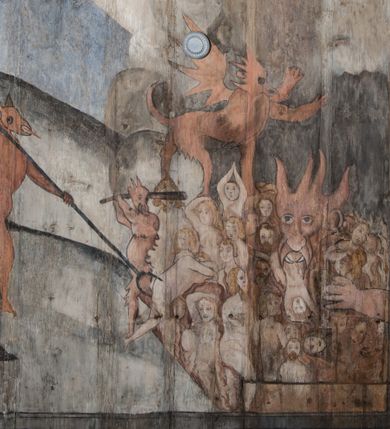 Zdjęcie nr 51: Polichromia ścienna obiegająca całe wnętrze świątyni wraz ze stropem, na ścianach kompozycje dwustrefowe. Strefy odgraniczone malowanym, profilowanym szarym cokołem z konsolami oraz umieszczonymi między nimi napisami. Na osi konsol, w drugiej strefie kolumny oddzielające poszczególne sceny. Kolumny ustawione na złoconych bazach, trzony malowane na czerwono, kapitele stylizowane na korynckie. Podpory podtrzymują malowany szary fryz zdobiony maskami, uskrzydlonymi główkami anielskimi oraz liśćmi wawrzynu.

Ściana północna nawy
W dolnej strefie znajduje się przedstawienie, tzw. Sąd Krwi, odbywający się w pałacu Kajfasza. Pośrodku sceny stoi Kajfasz na podwyższeniu ubrany w strój kapłana żydowskiego, na tle czarnej kotary. U góry napis cześciowo nieczytelny: „SAIPHAS / PONTIFEX / (?) OMNES QVID VELATIS PRAESTAT MNV(?) MORI QVAM / (?) VNIVE SV(?) POPULV (?) DE (?)RE”. Po prawej stronie kompozycji siedzi na kamiennym podeście Chrystus zwrócony trzy czwarte w prawo. Ubrany jest w czerwoną suknię, na głowie ma założoną koronę cierniową, a wokół niej kolisty nimb. Po obu stronach Kajfasza znajdują się liczni członkowie Sanhedrynu, którzy trzymają w dłoniach zwoje z ich imionami oraz orzeczeniami winy, część z nich jest nieczytelna: „INCOGNITA CAV/SA MORTI OBU(?)/EN BVS”, „(?) / ROGAT / NOR(?)M (?) / HIC (?)OMC PE(?)A /VIT”, „PAD / (?)EDV(?) / (?)T / (?)N”, „(?)SMO(?) / (?)HIN (?)”, „RIPHA(?) / LEX IN (?)”, „QRAM / QVARE SINE/MVS VIRVM / (?) QVIA / IVSTVS EST / MORTE DAM(?)”, „EM / IVSTVS / MAXIME QVV / POPVLVM SV(?) / CONCIONIRVS / (?)IONEM / (?)ONC(?)”, „NECODE / (?)CEM ACC(?) / PVLV SEDVCD / MORTE DIGNUS(?) /EST”, „(?)TRIE / (?)NITIE”, „MES / SI(?)VSTVS / EST CONVER / (?)AMVR ADI/(?)VM SINE / (?)VST (?)”, „SAMEOH / SI NEC IV/STVS EST NEC / INIVSTVS Q (?)/TAMEN MO(?)/MVR: C(?) / NON CI (?) /MORTE / EL EXILI / O IPSV / DAMNA/MVS”. Ponadto zachowane pojedyncze litery w dolnej części sceny oraz fragmenty długiego napisu po prawej u góry: „(?) CRV(?) (…) NOS / ET SVP(?)R FILIOS”. W górnej strefie od lewej strony pierwsza kwatera nieczytelna. W drugiej znajduje się scena ukazująca Chrystusa Zmartwychwstałego odwiedzającego Matkę Boską. Poniżej w partii cokołu napis: „T(?) ITA EVIT SVBIIT TAMEN A SPERA MORIS / N(?)LA SED STRATA MORTE RESVRGIT”. W drugiej kwaterze Pokłon Trzech Króli, opatrzony napisem: „CURVATO REGES VENER NTVR POPLITE REGEM / REGYM. NEC MIRUMOIVS DOCET OFFICIVM”. W ostatniej scena ukazująca Boże Narodzenie z podpisem: „VIRGO (?)NTIVSI(?)E P(?)VOD DINERAT ANTE / JAM(?) NIS PALPAS UPERE NVI S. ANAS”.

Ściana łuku arkady tęczowej
Po stronie północnej – dolna strefa nieczytelna, w górnej przedstawienie św. Jerzego na koniu walczącego ze smokiem. Po stronie południowej arkady tęczowej w górnej strefie św. Marcin ucinający połę swojego płaszcza dla żebraka. 

Prezbiterium
Na ścianie północnej lewa strona strefy dolnej niezachowana, dalej drzwi do zakrystii flankowane parą kolumn o czarnych trzonach i korynckich kapitelach. W nadprożu scena ukazująca Chrystusa Zmartwychwstałego Triumfującego, który jedzie na zaprzężonym w trzy baranki powozie. Na tyle pojazdu leżą narzędzia Męki Pańskiej. W prawym górnym narożu sceny napis: „IESVS TRIVMPHANS”. Kolejna scena przedstawia dwie święte niewiasty oraz ucztę. Scena w najnowszej literaturze interpretowana jest jako usługiwanie św. Elżbiety ubogim i chorym. W górnej strefie od lewej strony zostały ukazane następujące przedstawienia i podpisy: Nawiedzenie Najświętszej Marii Panny opisane słowami: „VISITAT ELEGTA IN GENITRICEM VIRCO TONANTIS / MA(?) (?)OMINIS PVRI VERA PARENS OVE DEI”. Kolejna scena przedstawia Zwiastowanie Najświętszej Marii Pannie: „TER QVE QVATER Q3 BEATA, ES VIRGO TE FORE MATRE / ANGELVS A CAELO DETONAT ORE DEI”. Następna kwatera ukazuje Matkę Boską Niepokalanie Poczętą. Po jej bokach znajdują się dwa anioły unoszące białe banderole z napisami: „FIA(?)MINA PLVENS CAELLS EST SVME GRATIA REGIS / A TE QVA RERIT VIRGO SIGMA (?)” oraz „CVMBA NATAT SVPIRI MARE. SED NON FLVC T. FRGO / MVNDANI FLCTIS NON TIM(?)”. W narożach symbole Litanii Loretańskiej w medalionach opisane kolejno słowami: „PER HAEC PRAESERVOR”, „FLVCTVS NON VEREOR”, „EXSPINIS SINE SPINIS ORIOR” oraz „(?)AVDOR NOCTI / LVCI APERIOR”. Poniżej sceny słabo czytelny napis: „INSIDIABARIS MALEDICTE VENENIGER ANGVIS / HV(?) (?)ENERI FAVCIBVS I GNIVS ME / (?) MVLIEREM DIRE (?)RANE / (?)PSE KIECAEM”. Poniżej przedstawienia, w partii cokołu napis: „ECCE ENIM EX HOC BEATAM ME / DICENT OMNES GENERATIONES”. W kolejnej kwaterze św. Elżbieta Węgierska i inskrypcja na cokole: „ARE ODIVA ELIZABETH: NAM TVA CLARENT / RIO MORES NOMINA FACTA POLO”.  Dalej św. Stanisław Biskup: „DIVE STANISLAE HIC MVLT LOCVS AMBIT ET OBTAT / SIS PATER ELIZABETH PATRONA SI(?)”. W części środkowej apsydy dolna cześć niezachowana, w górnej przedstawienie Mojżesza oraz Aarona. Na ścianie południowej prezbiterium w strefie dolnej ukazani kolejno czterej ojcowie Kościoła, opisani: św. Augustyn „S(ANCTVS) AVGVSTINVS”, św. Hieronim „S(ANCTVS) HIER(ONIM)”, św. Grzegorz Wielki „S(ANCTVS) GREGORIVS” oraz św. Ambroży. W strefie górnej, od lewej: św. Jan Kanty. W partii cokołowej napis: „(?) HIC EST quo PATRIARHA ACADEMIA GAVDET / (?)qucm Felic aedicai Astricolam / (?)arior hospes ades Canti no us oris / hic habites oni Alumnus Armans”. W kolejnej kwaterze ukazani są św. Piotr oraz św. Andrzej: „CREDO IN DEVM PATREM OMNIPOTENTE CREATORE CA(?)ETERE ET IN IESVM CHRI/STVM FILIVM (?)VS VNICVM DOMINVM / NOSTRVM”. Następnie św. Bartłomiej i św. Filip: „DESCENDIT AD INFEROS, TERTIA DIE RESVB / REXIT AMORTVIS ASCENDIT, AD CAELOS SEDENT, A DEXTERAM DEI PATRIS OMNI: / POTENTIS”. W ostatniej kwaterze prezbiterium ukazani są św. Tomasz oraz drugi, nierozpoznany apostoł: „CREDO IN SPIRITVM / SANCTVM”.

Ściana północna nawy
Polichromia na ścianie północnej częściowo niezachowana. W dolnej strefie scena ukazująca Modlitwę w Ogrójcu oraz narzędzia Męki Pańskiej: „(?)S SALVATOR / M(?)”. W górnej strefie kolejni dwaj apostołowie: św. Szymon i św. Juda Tadeusz: „SANCTA(?) / MVNION (?)”. Kolejna kwatera nieczytelna.

Balustrada chóru muzycznego
Balustradę chóru muzycznego zdobią alegorie siedmiu grzechów głównych pod postacią kobiet i towarzyszących im atrybutów, pierwsza z lewej Pycha, następna Chciwość, kolejne nieczytelne. Pod chórem muzycznym uskrzydlona główka aniołka nad portalem wejściowym, a po prawej stronie napis: „SPECVLVM / (?) MAI(?) OMNIB(?) VI(?)SIM(?) (?) CADENTI V RESCAT / (?)”.

Strop
Kompozycja stropu podzielona na trzy strefy, dwie duże boczne oraz wąską, środkową. W pierwszej strefie bocznej umieszczona jest rozbudowana kompozycja przedstawiająca Wniebowzięcie Najświętszej Marii Panny. W dolnej strefie pusty grób oraz apostołowie. Matkę Boską otaczają grupy muzykujących aniołów, u góry stoi Chrystus. W strefie środkowej ukazana została Koronacja Matki Boskiej, a w drugiej strefie bocznej Sąd Ostateczny. Partia malowideł na stropie również dookoła opatrzona jest napisami, lecz nieczytelnymi. 
