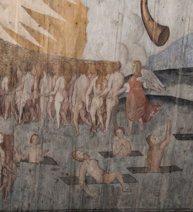 Zdjęcie nr 52: Polichromia ścienna obiegająca całe wnętrze świątyni wraz ze stropem, na ścianach kompozycje dwustrefowe. Strefy odgraniczone malowanym, profilowanym szarym cokołem z konsolami oraz umieszczonymi między nimi napisami. Na osi konsol, w drugiej strefie kolumny oddzielające poszczególne sceny. Kolumny ustawione na złoconych bazach, trzony malowane na czerwono, kapitele stylizowane na korynckie. Podpory podtrzymują malowany szary fryz zdobiony maskami, uskrzydlonymi główkami anielskimi oraz liśćmi wawrzynu.

Ściana północna nawy
W dolnej strefie znajduje się przedstawienie, tzw. Sąd Krwi, odbywający się w pałacu Kajfasza. Pośrodku sceny stoi Kajfasz na podwyższeniu ubrany w strój kapłana żydowskiego, na tle czarnej kotary. U góry napis cześciowo nieczytelny: „SAIPHAS / PONTIFEX / (?) OMNES QVID VELATIS PRAESTAT MNV(?) MORI QVAM / (?) VNIVE SV(?) POPULV (?) DE (?)RE”. Po prawej stronie kompozycji siedzi na kamiennym podeście Chrystus zwrócony trzy czwarte w prawo. Ubrany jest w czerwoną suknię, na głowie ma założoną koronę cierniową, a wokół niej kolisty nimb. Po obu stronach Kajfasza znajdują się liczni członkowie Sanhedrynu, którzy trzymają w dłoniach zwoje z ich imionami oraz orzeczeniami winy, część z nich jest nieczytelna: „INCOGNITA CAV/SA MORTI OBU(?)/EN BVS”, „(?) / ROGAT / NOR(?)M (?) / HIC (?)OMC PE(?)A /VIT”, „PAD / (?)EDV(?) / (?)T / (?)N”, „(?)SMO(?) / (?)HIN (?)”, „RIPHA(?) / LEX IN (?)”, „QRAM / QVARE SINE/MVS VIRVM / (?) QVIA / IVSTVS EST / MORTE DAM(?)”, „EM / IVSTVS / MAXIME QVV / POPVLVM SV(?) / CONCIONIRVS / (?)IONEM / (?)ONC(?)”, „NECODE / (?)CEM ACC(?) / PVLV SEDVCD / MORTE DIGNUS(?) /EST”, „(?)TRIE / (?)NITIE”, „MES / SI(?)VSTVS / EST CONVER / (?)AMVR ADI/(?)VM SINE / (?)VST (?)”, „SAMEOH / SI NEC IV/STVS EST NEC / INIVSTVS Q (?)/TAMEN MO(?)/MVR: C(?) / NON CI (?) /MORTE / EL EXILI / O IPSV / DAMNA/MVS”. Ponadto zachowane pojedyncze litery w dolnej części sceny oraz fragmenty długiego napisu po prawej u góry: „(?) CRV(?) (…) NOS / ET SVP(?)R FILIOS”. W górnej strefie od lewej strony pierwsza kwatera nieczytelna. W drugiej znajduje się scena ukazująca Chrystusa Zmartwychwstałego odwiedzającego Matkę Boską. Poniżej w partii cokołu napis: „T(?) ITA EVIT SVBIIT TAMEN A SPERA MORIS / N(?)LA SED STRATA MORTE RESVRGIT”. W drugiej kwaterze Pokłon Trzech Króli, opatrzony napisem: „CURVATO REGES VENER NTVR POPLITE REGEM / REGYM. NEC MIRUMOIVS DOCET OFFICIVM”. W ostatniej scena ukazująca Boże Narodzenie z podpisem: „VIRGO (?)NTIVSI(?)E P(?)VOD DINERAT ANTE / JAM(?) NIS PALPAS UPERE NVI S. ANAS”.

Ściana łuku arkady tęczowej
Po stronie północnej – dolna strefa nieczytelna, w górnej przedstawienie św. Jerzego na koniu walczącego ze smokiem. Po stronie południowej arkady tęczowej w górnej strefie św. Marcin ucinający połę swojego płaszcza dla żebraka. 

Prezbiterium
Na ścianie północnej lewa strona strefy dolnej niezachowana, dalej drzwi do zakrystii flankowane parą kolumn o czarnych trzonach i korynckich kapitelach. W nadprożu scena ukazująca Chrystusa Zmartwychwstałego Triumfującego, który jedzie na zaprzężonym w trzy baranki powozie. Na tyle pojazdu leżą narzędzia Męki Pańskiej. W prawym górnym narożu sceny napis: „IESVS TRIVMPHANS”. Kolejna scena przedstawia dwie święte niewiasty oraz ucztę. Scena w najnowszej literaturze interpretowana jest jako usługiwanie św. Elżbiety ubogim i chorym. W górnej strefie od lewej strony zostały ukazane następujące przedstawienia i podpisy: Nawiedzenie Najświętszej Marii Panny opisane słowami: „VISITAT ELEGTA IN GENITRICEM VIRCO TONANTIS / MA(?) (?)OMINIS PVRI VERA PARENS OVE DEI”. Kolejna scena przedstawia Zwiastowanie Najświętszej Marii Pannie: „TER QVE QVATER Q3 BEATA, ES VIRGO TE FORE MATRE / ANGELVS A CAELO DETONAT ORE DEI”. Następna kwatera ukazuje Matkę Boską Niepokalanie Poczętą. Po jej bokach znajdują się dwa anioły unoszące białe banderole z napisami: „FIA(?)MINA PLVENS CAELLS EST SVME GRATIA REGIS / A TE QVA RERIT VIRGO SIGMA (?)” oraz „CVMBA NATAT SVPIRI MARE. SED NON FLVC T. FRGO / MVNDANI FLCTIS NON TIM(?)”. W narożach symbole Litanii Loretańskiej w medalionach opisane kolejno słowami: „PER HAEC PRAESERVOR”, „FLVCTVS NON VEREOR”, „EXSPINIS SINE SPINIS ORIOR” oraz „(?)AVDOR NOCTI / LVCI APERIOR”. Poniżej sceny słabo czytelny napis: „INSIDIABARIS MALEDICTE VENENIGER ANGVIS / HV(?) (?)ENERI FAVCIBVS I GNIVS ME / (?) MVLIEREM DIRE (?)RANE / (?)PSE KIECAEM”. Poniżej przedstawienia, w partii cokołu napis: „ECCE ENIM EX HOC BEATAM ME / DICENT OMNES GENERATIONES”. W kolejnej kwaterze św. Elżbieta Węgierska i inskrypcja na cokole: „ARE ODIVA ELIZABETH: NAM TVA CLARENT / RIO MORES NOMINA FACTA POLO”.  Dalej św. Stanisław Biskup: „DIVE STANISLAE HIC MVLT LOCVS AMBIT ET OBTAT / SIS PATER ELIZABETH PATRONA SI(?)”. W części środkowej apsydy dolna cześć niezachowana, w górnej przedstawienie Mojżesza oraz Aarona. Na ścianie południowej prezbiterium w strefie dolnej ukazani kolejno czterej ojcowie Kościoła, opisani: św. Augustyn „S(ANCTVS) AVGVSTINVS”, św. Hieronim „S(ANCTVS) HIER(ONIM)”, św. Grzegorz Wielki „S(ANCTVS) GREGORIVS” oraz św. Ambroży. W strefie górnej, od lewej: św. Jan Kanty. W partii cokołowej napis: „(?) HIC EST quo PATRIARHA ACADEMIA GAVDET / (?)qucm Felic aedicai Astricolam / (?)arior hospes ades Canti no us oris / hic habites oni Alumnus Armans”. W kolejnej kwaterze ukazani są św. Piotr oraz św. Andrzej: „CREDO IN DEVM PATREM OMNIPOTENTE CREATORE CA(?)ETERE ET IN IESVM CHRI/STVM FILIVM (?)VS VNICVM DOMINVM / NOSTRVM”. Następnie św. Bartłomiej i św. Filip: „DESCENDIT AD INFEROS, TERTIA DIE RESVB / REXIT AMORTVIS ASCENDIT, AD CAELOS SEDENT, A DEXTERAM DEI PATRIS OMNI: / POTENTIS”. W ostatniej kwaterze prezbiterium ukazani są św. Tomasz oraz drugi, nierozpoznany apostoł: „CREDO IN SPIRITVM / SANCTVM”.

Ściana północna nawy
Polichromia na ścianie północnej częściowo niezachowana. W dolnej strefie scena ukazująca Modlitwę w Ogrójcu oraz narzędzia Męki Pańskiej: „(?)S SALVATOR / M(?)”. W górnej strefie kolejni dwaj apostołowie: św. Szymon i św. Juda Tadeusz: „SANCTA(?) / MVNION (?)”. Kolejna kwatera nieczytelna.

Balustrada chóru muzycznego
Balustradę chóru muzycznego zdobią alegorie siedmiu grzechów głównych pod postacią kobiet i towarzyszących im atrybutów, pierwsza z lewej Pycha, następna Chciwość, kolejne nieczytelne. Pod chórem muzycznym uskrzydlona główka aniołka nad portalem wejściowym, a po prawej stronie napis: „SPECVLVM / (?) MAI(?) OMNIB(?) VI(?)SIM(?) (?) CADENTI V RESCAT / (?)”.

Strop
Kompozycja stropu podzielona na trzy strefy, dwie duże boczne oraz wąską, środkową. W pierwszej strefie bocznej umieszczona jest rozbudowana kompozycja przedstawiająca Wniebowzięcie Najświętszej Marii Panny. W dolnej strefie pusty grób oraz apostołowie. Matkę Boską otaczają grupy muzykujących aniołów, u góry stoi Chrystus. W strefie środkowej ukazana została Koronacja Matki Boskiej, a w drugiej strefie bocznej Sąd Ostateczny. Partia malowideł na stropie również dookoła opatrzona jest napisami, lecz nieczytelnymi. 
