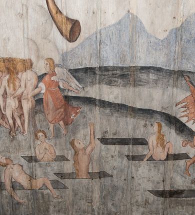 Zdjęcie nr 54: Polichromia ścienna obiegająca całe wnętrze świątyni wraz ze stropem, na ścianach kompozycje dwustrefowe. Strefy odgraniczone malowanym, profilowanym szarym cokołem z konsolami oraz umieszczonymi między nimi napisami. Na osi konsol, w drugiej strefie kolumny oddzielające poszczególne sceny. Kolumny ustawione na złoconych bazach, trzony malowane na czerwono, kapitele stylizowane na korynckie. Podpory podtrzymują malowany szary fryz zdobiony maskami, uskrzydlonymi główkami anielskimi oraz liśćmi wawrzynu.

Ściana północna nawy
W dolnej strefie znajduje się przedstawienie, tzw. Sąd Krwi, odbywający się w pałacu Kajfasza. Pośrodku sceny stoi Kajfasz na podwyższeniu ubrany w strój kapłana żydowskiego, na tle czarnej kotary. U góry napis cześciowo nieczytelny: „SAIPHAS / PONTIFEX / (?) OMNES QVID VELATIS PRAESTAT MNV(?) MORI QVAM / (?) VNIVE SV(?) POPULV (?) DE (?)RE”. Po prawej stronie kompozycji siedzi na kamiennym podeście Chrystus zwrócony trzy czwarte w prawo. Ubrany jest w czerwoną suknię, na głowie ma założoną koronę cierniową, a wokół niej kolisty nimb. Po obu stronach Kajfasza znajdują się liczni członkowie Sanhedrynu, którzy trzymają w dłoniach zwoje z ich imionami oraz orzeczeniami winy, część z nich jest nieczytelna: „INCOGNITA CAV/SA MORTI OBU(?)/EN BVS”, „(?) / ROGAT / NOR(?)M (?) / HIC (?)OMC PE(?)A /VIT”, „PAD / (?)EDV(?) / (?)T / (?)N”, „(?)SMO(?) / (?)HIN (?)”, „RIPHA(?) / LEX IN (?)”, „QRAM / QVARE SINE/MVS VIRVM / (?) QVIA / IVSTVS EST / MORTE DAM(?)”, „EM / IVSTVS / MAXIME QVV / POPVLVM SV(?) / CONCIONIRVS / (?)IONEM / (?)ONC(?)”, „NECODE / (?)CEM ACC(?) / PVLV SEDVCD / MORTE DIGNUS(?) /EST”, „(?)TRIE / (?)NITIE”, „MES / SI(?)VSTVS / EST CONVER / (?)AMVR ADI/(?)VM SINE / (?)VST (?)”, „SAMEOH / SI NEC IV/STVS EST NEC / INIVSTVS Q (?)/TAMEN MO(?)/MVR: C(?) / NON CI (?) /MORTE / EL EXILI / O IPSV / DAMNA/MVS”. Ponadto zachowane pojedyncze litery w dolnej części sceny oraz fragmenty długiego napisu po prawej u góry: „(?) CRV(?) (…) NOS / ET SVP(?)R FILIOS”. W górnej strefie od lewej strony pierwsza kwatera nieczytelna. W drugiej znajduje się scena ukazująca Chrystusa Zmartwychwstałego odwiedzającego Matkę Boską. Poniżej w partii cokołu napis: „T(?) ITA EVIT SVBIIT TAMEN A SPERA MORIS / N(?)LA SED STRATA MORTE RESVRGIT”. W drugiej kwaterze Pokłon Trzech Króli, opatrzony napisem: „CURVATO REGES VENER NTVR POPLITE REGEM / REGYM. NEC MIRUMOIVS DOCET OFFICIVM”. W ostatniej scena ukazująca Boże Narodzenie z podpisem: „VIRGO (?)NTIVSI(?)E P(?)VOD DINERAT ANTE / JAM(?) NIS PALPAS UPERE NVI S. ANAS”.

Ściana łuku arkady tęczowej
Po stronie północnej – dolna strefa nieczytelna, w górnej przedstawienie św. Jerzego na koniu walczącego ze smokiem. Po stronie południowej arkady tęczowej w górnej strefie św. Marcin ucinający połę swojego płaszcza dla żebraka. 

Prezbiterium
Na ścianie północnej lewa strona strefy dolnej niezachowana, dalej drzwi do zakrystii flankowane parą kolumn o czarnych trzonach i korynckich kapitelach. W nadprożu scena ukazująca Chrystusa Zmartwychwstałego Triumfującego, który jedzie na zaprzężonym w trzy baranki powozie. Na tyle pojazdu leżą narzędzia Męki Pańskiej. W prawym górnym narożu sceny napis: „IESVS TRIVMPHANS”. Kolejna scena przedstawia dwie święte niewiasty oraz ucztę. Scena w najnowszej literaturze interpretowana jest jako usługiwanie św. Elżbiety ubogim i chorym. W górnej strefie od lewej strony zostały ukazane następujące przedstawienia i podpisy: Nawiedzenie Najświętszej Marii Panny opisane słowami: „VISITAT ELEGTA IN GENITRICEM VIRCO TONANTIS / MA(?) (?)OMINIS PVRI VERA PARENS OVE DEI”. Kolejna scena przedstawia Zwiastowanie Najświętszej Marii Pannie: „TER QVE QVATER Q3 BEATA, ES VIRGO TE FORE MATRE / ANGELVS A CAELO DETONAT ORE DEI”. Następna kwatera ukazuje Matkę Boską Niepokalanie Poczętą. Po jej bokach znajdują się dwa anioły unoszące białe banderole z napisami: „FIA(?)MINA PLVENS CAELLS EST SVME GRATIA REGIS / A TE QVA RERIT VIRGO SIGMA (?)” oraz „CVMBA NATAT SVPIRI MARE. SED NON FLVC T. FRGO / MVNDANI FLCTIS NON TIM(?)”. W narożach symbole Litanii Loretańskiej w medalionach opisane kolejno słowami: „PER HAEC PRAESERVOR”, „FLVCTVS NON VEREOR”, „EXSPINIS SINE SPINIS ORIOR” oraz „(?)AVDOR NOCTI / LVCI APERIOR”. Poniżej sceny słabo czytelny napis: „INSIDIABARIS MALEDICTE VENENIGER ANGVIS / HV(?) (?)ENERI FAVCIBVS I GNIVS ME / (?) MVLIEREM DIRE (?)RANE / (?)PSE KIECAEM”. Poniżej przedstawienia, w partii cokołu napis: „ECCE ENIM EX HOC BEATAM ME / DICENT OMNES GENERATIONES”. W kolejnej kwaterze św. Elżbieta Węgierska i inskrypcja na cokole: „ARE ODIVA ELIZABETH: NAM TVA CLARENT / RIO MORES NOMINA FACTA POLO”.  Dalej św. Stanisław Biskup: „DIVE STANISLAE HIC MVLT LOCVS AMBIT ET OBTAT / SIS PATER ELIZABETH PATRONA SI(?)”. W części środkowej apsydy dolna cześć niezachowana, w górnej przedstawienie Mojżesza oraz Aarona. Na ścianie południowej prezbiterium w strefie dolnej ukazani kolejno czterej ojcowie Kościoła, opisani: św. Augustyn „S(ANCTVS) AVGVSTINVS”, św. Hieronim „S(ANCTVS) HIER(ONIM)”, św. Grzegorz Wielki „S(ANCTVS) GREGORIVS” oraz św. Ambroży. W strefie górnej, od lewej: św. Jan Kanty. W partii cokołowej napis: „(?) HIC EST quo PATRIARHA ACADEMIA GAVDET / (?)qucm Felic aedicai Astricolam / (?)arior hospes ades Canti no us oris / hic habites oni Alumnus Armans”. W kolejnej kwaterze ukazani są św. Piotr oraz św. Andrzej: „CREDO IN DEVM PATREM OMNIPOTENTE CREATORE CA(?)ETERE ET IN IESVM CHRI/STVM FILIVM (?)VS VNICVM DOMINVM / NOSTRVM”. Następnie św. Bartłomiej i św. Filip: „DESCENDIT AD INFEROS, TERTIA DIE RESVB / REXIT AMORTVIS ASCENDIT, AD CAELOS SEDENT, A DEXTERAM DEI PATRIS OMNI: / POTENTIS”. W ostatniej kwaterze prezbiterium ukazani są św. Tomasz oraz drugi, nierozpoznany apostoł: „CREDO IN SPIRITVM / SANCTVM”.

Ściana północna nawy
Polichromia na ścianie północnej częściowo niezachowana. W dolnej strefie scena ukazująca Modlitwę w Ogrójcu oraz narzędzia Męki Pańskiej: „(?)S SALVATOR / M(?)”. W górnej strefie kolejni dwaj apostołowie: św. Szymon i św. Juda Tadeusz: „SANCTA(?) / MVNION (?)”. Kolejna kwatera nieczytelna.

Balustrada chóru muzycznego
Balustradę chóru muzycznego zdobią alegorie siedmiu grzechów głównych pod postacią kobiet i towarzyszących im atrybutów, pierwsza z lewej Pycha, następna Chciwość, kolejne nieczytelne. Pod chórem muzycznym uskrzydlona główka aniołka nad portalem wejściowym, a po prawej stronie napis: „SPECVLVM / (?) MAI(?) OMNIB(?) VI(?)SIM(?) (?) CADENTI V RESCAT / (?)”.

Strop
Kompozycja stropu podzielona na trzy strefy, dwie duże boczne oraz wąską, środkową. W pierwszej strefie bocznej umieszczona jest rozbudowana kompozycja przedstawiająca Wniebowzięcie Najświętszej Marii Panny. W dolnej strefie pusty grób oraz apostołowie. Matkę Boską otaczają grupy muzykujących aniołów, u góry stoi Chrystus. W strefie środkowej ukazana została Koronacja Matki Boskiej, a w drugiej strefie bocznej Sąd Ostateczny. Partia malowideł na stropie również dookoła opatrzona jest napisami, lecz nieczytelnymi. 
