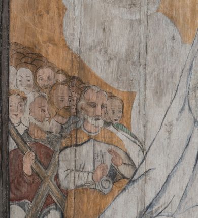 Zdjęcie nr 26: Polichromia ścienna obiegająca całe wnętrze świątyni wraz ze stropem, na ścianach kompozycje dwustrefowe. Strefy odgraniczone malowanym, profilowanym szarym cokołem z konsolami oraz umieszczonymi między nimi napisami. Na osi konsol, w drugiej strefie kolumny oddzielające poszczególne sceny. Kolumny ustawione na złoconych bazach, trzony malowane na czerwono, kapitele stylizowane na korynckie. Podpory podtrzymują malowany szary fryz zdobiony maskami, uskrzydlonymi główkami anielskimi oraz liśćmi wawrzynu.

Ściana północna nawy
W dolnej strefie znajduje się przedstawienie, tzw. Sąd Krwi, odbywający się w pałacu Kajfasza. Pośrodku sceny stoi Kajfasz na podwyższeniu ubrany w strój kapłana żydowskiego, na tle czarnej kotary. U góry napis cześciowo nieczytelny: „SAIPHAS / PONTIFEX / (?) OMNES QVID VELATIS PRAESTAT MNV(?) MORI QVAM / (?) VNIVE SV(?) POPULV (?) DE (?)RE”. Po prawej stronie kompozycji siedzi na kamiennym podeście Chrystus zwrócony trzy czwarte w prawo. Ubrany jest w czerwoną suknię, na głowie ma założoną koronę cierniową, a wokół niej kolisty nimb. Po obu stronach Kajfasza znajdują się liczni członkowie Sanhedrynu, którzy trzymają w dłoniach zwoje z ich imionami oraz orzeczeniami winy, część z nich jest nieczytelna: „INCOGNITA CAV/SA MORTI OBU(?)/EN BVS”, „(?) / ROGAT / NOR(?)M (?) / HIC (?)OMC PE(?)A /VIT”, „PAD / (?)EDV(?) / (?)T / (?)N”, „(?)SMO(?) / (?)HIN (?)”, „RIPHA(?) / LEX IN (?)”, „QRAM / QVARE SINE/MVS VIRVM / (?) QVIA / IVSTVS EST / MORTE DAM(?)”, „EM / IVSTVS / MAXIME QVV / POPVLVM SV(?) / CONCIONIRVS / (?)IONEM / (?)ONC(?)”, „NECODE / (?)CEM ACC(?) / PVLV SEDVCD / MORTE DIGNUS(?) /EST”, „(?)TRIE / (?)NITIE”, „MES / SI(?)VSTVS / EST CONVER / (?)AMVR ADI/(?)VM SINE / (?)VST (?)”, „SAMEOH / SI NEC IV/STVS EST NEC / INIVSTVS Q (?)/TAMEN MO(?)/MVR: C(?) / NON CI (?) /MORTE / EL EXILI / O IPSV / DAMNA/MVS”. Ponadto zachowane pojedyncze litery w dolnej części sceny oraz fragmenty długiego napisu po prawej u góry: „(?) CRV(?) (…) NOS / ET SVP(?)R FILIOS”. W górnej strefie od lewej strony pierwsza kwatera nieczytelna. W drugiej znajduje się scena ukazująca Chrystusa Zmartwychwstałego odwiedzającego Matkę Boską. Poniżej w partii cokołu napis: „T(?) ITA EVIT SVBIIT TAMEN A SPERA MORIS / N(?)LA SED STRATA MORTE RESVRGIT”. W drugiej kwaterze Pokłon Trzech Króli, opatrzony napisem: „CURVATO REGES VENER NTVR POPLITE REGEM / REGYM. NEC MIRUMOIVS DOCET OFFICIVM”. W ostatniej scena ukazująca Boże Narodzenie z podpisem: „VIRGO (?)NTIVSI(?)E P(?)VOD DINERAT ANTE / JAM(?) NIS PALPAS UPERE NVI S. ANAS”.

Ściana łuku arkady tęczowej
Po stronie północnej – dolna strefa nieczytelna, w górnej przedstawienie św. Jerzego na koniu walczącego ze smokiem. Po stronie południowej arkady tęczowej w górnej strefie św. Marcin ucinający połę swojego płaszcza dla żebraka. 

Prezbiterium
Na ścianie północnej lewa strona strefy dolnej niezachowana, dalej drzwi do zakrystii flankowane parą kolumn o czarnych trzonach i korynckich kapitelach. W nadprożu scena ukazująca Chrystusa Zmartwychwstałego Triumfującego, który jedzie na zaprzężonym w trzy baranki powozie. Na tyle pojazdu leżą narzędzia Męki Pańskiej. W prawym górnym narożu sceny napis: „IESVS TRIVMPHANS”. Kolejna scena przedstawia dwie święte niewiasty oraz ucztę. Scena w najnowszej literaturze interpretowana jest jako usługiwanie św. Elżbiety ubogim i chorym. W górnej strefie od lewej strony zostały ukazane następujące przedstawienia i podpisy: Nawiedzenie Najświętszej Marii Panny opisane słowami: „VISITAT ELEGTA IN GENITRICEM VIRCO TONANTIS / MA(?) (?)OMINIS PVRI VERA PARENS OVE DEI”. Kolejna scena przedstawia Zwiastowanie Najświętszej Marii Pannie: „TER QVE QVATER Q3 BEATA, ES VIRGO TE FORE MATRE / ANGELVS A CAELO DETONAT ORE DEI”. Następna kwatera ukazuje Matkę Boską Niepokalanie Poczętą. Po jej bokach znajdują się dwa anioły unoszące białe banderole z napisami: „FIA(?)MINA PLVENS CAELLS EST SVME GRATIA REGIS / A TE QVA RERIT VIRGO SIGMA (?)” oraz „CVMBA NATAT SVPIRI MARE. SED NON FLVC T. FRGO / MVNDANI FLCTIS NON TIM(?)”. W narożach symbole Litanii Loretańskiej w medalionach opisane kolejno słowami: „PER HAEC PRAESERVOR”, „FLVCTVS NON VEREOR”, „EXSPINIS SINE SPINIS ORIOR” oraz „(?)AVDOR NOCTI / LVCI APERIOR”. Poniżej sceny słabo czytelny napis: „INSIDIABARIS MALEDICTE VENENIGER ANGVIS / HV(?) (?)ENERI FAVCIBVS I GNIVS ME / (?) MVLIEREM DIRE (?)RANE / (?)PSE KIECAEM”. Poniżej przedstawienia, w partii cokołu napis: „ECCE ENIM EX HOC BEATAM ME / DICENT OMNES GENERATIONES”. W kolejnej kwaterze św. Elżbieta Węgierska i inskrypcja na cokole: „ARE ODIVA ELIZABETH: NAM TVA CLARENT / RIO MORES NOMINA FACTA POLO”.  Dalej św. Stanisław Biskup: „DIVE STANISLAE HIC MVLT LOCVS AMBIT ET OBTAT / SIS PATER ELIZABETH PATRONA SI(?)”. W części środkowej apsydy dolna cześć niezachowana, w górnej przedstawienie Mojżesza oraz Aarona. Na ścianie południowej prezbiterium w strefie dolnej ukazani kolejno czterej ojcowie Kościoła, opisani: św. Augustyn „S(ANCTVS) AVGVSTINVS”, św. Hieronim „S(ANCTVS) HIER(ONIM)”, św. Grzegorz Wielki „S(ANCTVS) GREGORIVS” oraz św. Ambroży. W strefie górnej, od lewej: św. Jan Kanty. W partii cokołowej napis: „(?) HIC EST quo PATRIARHA ACADEMIA GAVDET / (?)qucm Felic aedicai Astricolam / (?)arior hospes ades Canti no us oris / hic habites oni Alumnus Armans”. W kolejnej kwaterze ukazani są św. Piotr oraz św. Andrzej: „CREDO IN DEVM PATREM OMNIPOTENTE CREATORE CA(?)ETERE ET IN IESVM CHRI/STVM FILIVM (?)VS VNICVM DOMINVM / NOSTRVM”. Następnie św. Bartłomiej i św. Filip: „DESCENDIT AD INFEROS, TERTIA DIE RESVB / REXIT AMORTVIS ASCENDIT, AD CAELOS SEDENT, A DEXTERAM DEI PATRIS OMNI: / POTENTIS”. W ostatniej kwaterze prezbiterium ukazani są św. Tomasz oraz drugi, nierozpoznany apostoł: „CREDO IN SPIRITVM / SANCTVM”.

Ściana północna nawy
Polichromia na ścianie północnej częściowo niezachowana. W dolnej strefie scena ukazująca Modlitwę w Ogrójcu oraz narzędzia Męki Pańskiej: „(?)S SALVATOR / M(?)”. W górnej strefie kolejni dwaj apostołowie: św. Szymon i św. Juda Tadeusz: „SANCTA(?) / MVNION (?)”. Kolejna kwatera nieczytelna.

Balustrada chóru muzycznego
Balustradę chóru muzycznego zdobią alegorie siedmiu grzechów głównych pod postacią kobiet i towarzyszących im atrybutów, pierwsza z lewej Pycha, następna Chciwość, kolejne nieczytelne. Pod chórem muzycznym uskrzydlona główka aniołka nad portalem wejściowym, a po prawej stronie napis: „SPECVLVM / (?) MAI(?) OMNIB(?) VI(?)SIM(?) (?) CADENTI V RESCAT / (?)”.

Strop
Kompozycja stropu podzielona na trzy strefy, dwie duże boczne oraz wąską, środkową. W pierwszej strefie bocznej umieszczona jest rozbudowana kompozycja przedstawiająca Wniebowzięcie Najświętszej Marii Panny. W dolnej strefie pusty grób oraz apostołowie. Matkę Boską otaczają grupy muzykujących aniołów, u góry stoi Chrystus. W strefie środkowej ukazana została Koronacja Matki Boskiej, a w drugiej strefie bocznej Sąd Ostateczny. Partia malowideł na stropie również dookoła opatrzona jest napisami, lecz nieczytelnymi. 
