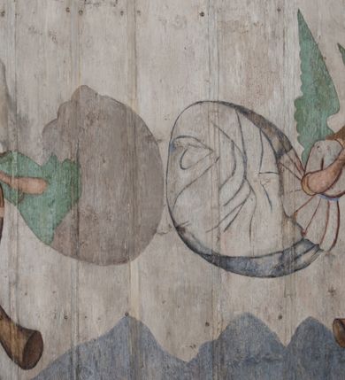 Zdjęcie nr 55: Polichromia ścienna obiegająca całe wnętrze świątyni wraz ze stropem, na ścianach kompozycje dwustrefowe. Strefy odgraniczone malowanym, profilowanym szarym cokołem z konsolami oraz umieszczonymi między nimi napisami. Na osi konsol, w drugiej strefie kolumny oddzielające poszczególne sceny. Kolumny ustawione na złoconych bazach, trzony malowane na czerwono, kapitele stylizowane na korynckie. Podpory podtrzymują malowany szary fryz zdobiony maskami, uskrzydlonymi główkami anielskimi oraz liśćmi wawrzynu.

Ściana północna nawy
W dolnej strefie znajduje się przedstawienie, tzw. Sąd Krwi, odbywający się w pałacu Kajfasza. Pośrodku sceny stoi Kajfasz na podwyższeniu ubrany w strój kapłana żydowskiego, na tle czarnej kotary. U góry napis cześciowo nieczytelny: „SAIPHAS / PONTIFEX / (?) OMNES QVID VELATIS PRAESTAT MNV(?) MORI QVAM / (?) VNIVE SV(?) POPULV (?) DE (?)RE”. Po prawej stronie kompozycji siedzi na kamiennym podeście Chrystus zwrócony trzy czwarte w prawo. Ubrany jest w czerwoną suknię, na głowie ma założoną koronę cierniową, a wokół niej kolisty nimb. Po obu stronach Kajfasza znajdują się liczni członkowie Sanhedrynu, którzy trzymają w dłoniach zwoje z ich imionami oraz orzeczeniami winy, część z nich jest nieczytelna: „INCOGNITA CAV/SA MORTI OBU(?)/EN BVS”, „(?) / ROGAT / NOR(?)M (?) / HIC (?)OMC PE(?)A /VIT”, „PAD / (?)EDV(?) / (?)T / (?)N”, „(?)SMO(?) / (?)HIN (?)”, „RIPHA(?) / LEX IN (?)”, „QRAM / QVARE SINE/MVS VIRVM / (?) QVIA / IVSTVS EST / MORTE DAM(?)”, „EM / IVSTVS / MAXIME QVV / POPVLVM SV(?) / CONCIONIRVS / (?)IONEM / (?)ONC(?)”, „NECODE / (?)CEM ACC(?) / PVLV SEDVCD / MORTE DIGNUS(?) /EST”, „(?)TRIE / (?)NITIE”, „MES / SI(?)VSTVS / EST CONVER / (?)AMVR ADI/(?)VM SINE / (?)VST (?)”, „SAMEOH / SI NEC IV/STVS EST NEC / INIVSTVS Q (?)/TAMEN MO(?)/MVR: C(?) / NON CI (?) /MORTE / EL EXILI / O IPSV / DAMNA/MVS”. Ponadto zachowane pojedyncze litery w dolnej części sceny oraz fragmenty długiego napisu po prawej u góry: „(?) CRV(?) (…) NOS / ET SVP(?)R FILIOS”. W górnej strefie od lewej strony pierwsza kwatera nieczytelna. W drugiej znajduje się scena ukazująca Chrystusa Zmartwychwstałego odwiedzającego Matkę Boską. Poniżej w partii cokołu napis: „T(?) ITA EVIT SVBIIT TAMEN A SPERA MORIS / N(?)LA SED STRATA MORTE RESVRGIT”. W drugiej kwaterze Pokłon Trzech Króli, opatrzony napisem: „CURVATO REGES VENER NTVR POPLITE REGEM / REGYM. NEC MIRUMOIVS DOCET OFFICIVM”. W ostatniej scena ukazująca Boże Narodzenie z podpisem: „VIRGO (?)NTIVSI(?)E P(?)VOD DINERAT ANTE / JAM(?) NIS PALPAS UPERE NVI S. ANAS”.

Ściana łuku arkady tęczowej
Po stronie północnej – dolna strefa nieczytelna, w górnej przedstawienie św. Jerzego na koniu walczącego ze smokiem. Po stronie południowej arkady tęczowej w górnej strefie św. Marcin ucinający połę swojego płaszcza dla żebraka. 

Prezbiterium
Na ścianie północnej lewa strona strefy dolnej niezachowana, dalej drzwi do zakrystii flankowane parą kolumn o czarnych trzonach i korynckich kapitelach. W nadprożu scena ukazująca Chrystusa Zmartwychwstałego Triumfującego, który jedzie na zaprzężonym w trzy baranki powozie. Na tyle pojazdu leżą narzędzia Męki Pańskiej. W prawym górnym narożu sceny napis: „IESVS TRIVMPHANS”. Kolejna scena przedstawia dwie święte niewiasty oraz ucztę. Scena w najnowszej literaturze interpretowana jest jako usługiwanie św. Elżbiety ubogim i chorym. W górnej strefie od lewej strony zostały ukazane następujące przedstawienia i podpisy: Nawiedzenie Najświętszej Marii Panny opisane słowami: „VISITAT ELEGTA IN GENITRICEM VIRCO TONANTIS / MA(?) (?)OMINIS PVRI VERA PARENS OVE DEI”. Kolejna scena przedstawia Zwiastowanie Najświętszej Marii Pannie: „TER QVE QVATER Q3 BEATA, ES VIRGO TE FORE MATRE / ANGELVS A CAELO DETONAT ORE DEI”. Następna kwatera ukazuje Matkę Boską Niepokalanie Poczętą. Po jej bokach znajdują się dwa anioły unoszące białe banderole z napisami: „FIA(?)MINA PLVENS CAELLS EST SVME GRATIA REGIS / A TE QVA RERIT VIRGO SIGMA (?)” oraz „CVMBA NATAT SVPIRI MARE. SED NON FLVC T. FRGO / MVNDANI FLCTIS NON TIM(?)”. W narożach symbole Litanii Loretańskiej w medalionach opisane kolejno słowami: „PER HAEC PRAESERVOR”, „FLVCTVS NON VEREOR”, „EXSPINIS SINE SPINIS ORIOR” oraz „(?)AVDOR NOCTI / LVCI APERIOR”. Poniżej sceny słabo czytelny napis: „INSIDIABARIS MALEDICTE VENENIGER ANGVIS / HV(?) (?)ENERI FAVCIBVS I GNIVS ME / (?) MVLIEREM DIRE (?)RANE / (?)PSE KIECAEM”. Poniżej przedstawienia, w partii cokołu napis: „ECCE ENIM EX HOC BEATAM ME / DICENT OMNES GENERATIONES”. W kolejnej kwaterze św. Elżbieta Węgierska i inskrypcja na cokole: „ARE ODIVA ELIZABETH: NAM TVA CLARENT / RIO MORES NOMINA FACTA POLO”.  Dalej św. Stanisław Biskup: „DIVE STANISLAE HIC MVLT LOCVS AMBIT ET OBTAT / SIS PATER ELIZABETH PATRONA SI(?)”. W części środkowej apsydy dolna cześć niezachowana, w górnej przedstawienie Mojżesza oraz Aarona. Na ścianie południowej prezbiterium w strefie dolnej ukazani kolejno czterej ojcowie Kościoła, opisani: św. Augustyn „S(ANCTVS) AVGVSTINVS”, św. Hieronim „S(ANCTVS) HIER(ONIM)”, św. Grzegorz Wielki „S(ANCTVS) GREGORIVS” oraz św. Ambroży. W strefie górnej, od lewej: św. Jan Kanty. W partii cokołowej napis: „(?) HIC EST quo PATRIARHA ACADEMIA GAVDET / (?)qucm Felic aedicai Astricolam / (?)arior hospes ades Canti no us oris / hic habites oni Alumnus Armans”. W kolejnej kwaterze ukazani są św. Piotr oraz św. Andrzej: „CREDO IN DEVM PATREM OMNIPOTENTE CREATORE CA(?)ETERE ET IN IESVM CHRI/STVM FILIVM (?)VS VNICVM DOMINVM / NOSTRVM”. Następnie św. Bartłomiej i św. Filip: „DESCENDIT AD INFEROS, TERTIA DIE RESVB / REXIT AMORTVIS ASCENDIT, AD CAELOS SEDENT, A DEXTERAM DEI PATRIS OMNI: / POTENTIS”. W ostatniej kwaterze prezbiterium ukazani są św. Tomasz oraz drugi, nierozpoznany apostoł: „CREDO IN SPIRITVM / SANCTVM”.

Ściana północna nawy
Polichromia na ścianie północnej częściowo niezachowana. W dolnej strefie scena ukazująca Modlitwę w Ogrójcu oraz narzędzia Męki Pańskiej: „(?)S SALVATOR / M(?)”. W górnej strefie kolejni dwaj apostołowie: św. Szymon i św. Juda Tadeusz: „SANCTA(?) / MVNION (?)”. Kolejna kwatera nieczytelna.

Balustrada chóru muzycznego
Balustradę chóru muzycznego zdobią alegorie siedmiu grzechów głównych pod postacią kobiet i towarzyszących im atrybutów, pierwsza z lewej Pycha, następna Chciwość, kolejne nieczytelne. Pod chórem muzycznym uskrzydlona główka aniołka nad portalem wejściowym, a po prawej stronie napis: „SPECVLVM / (?) MAI(?) OMNIB(?) VI(?)SIM(?) (?) CADENTI V RESCAT / (?)”.

Strop
Kompozycja stropu podzielona na trzy strefy, dwie duże boczne oraz wąską, środkową. W pierwszej strefie bocznej umieszczona jest rozbudowana kompozycja przedstawiająca Wniebowzięcie Najświętszej Marii Panny. W dolnej strefie pusty grób oraz apostołowie. Matkę Boską otaczają grupy muzykujących aniołów, u góry stoi Chrystus. W strefie środkowej ukazana została Koronacja Matki Boskiej, a w drugiej strefie bocznej Sąd Ostateczny. Partia malowideł na stropie również dookoła opatrzona jest napisami, lecz nieczytelnymi. 
