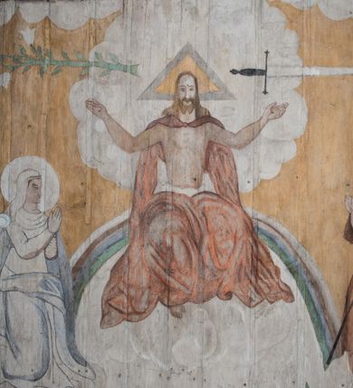 Zdjęcie nr 24: Polichromia ścienna obiegająca całe wnętrze świątyni wraz ze stropem, na ścianach kompozycje dwustrefowe. Strefy odgraniczone malowanym, profilowanym szarym cokołem z konsolami oraz umieszczonymi między nimi napisami. Na osi konsol, w drugiej strefie kolumny oddzielające poszczególne sceny. Kolumny ustawione na złoconych bazach, trzony malowane na czerwono, kapitele stylizowane na korynckie. Podpory podtrzymują malowany szary fryz zdobiony maskami, uskrzydlonymi główkami anielskimi oraz liśćmi wawrzynu.

Ściana północna nawy
W dolnej strefie znajduje się przedstawienie, tzw. Sąd Krwi, odbywający się w pałacu Kajfasza. Pośrodku sceny stoi Kajfasz na podwyższeniu ubrany w strój kapłana żydowskiego, na tle czarnej kotary. U góry napis cześciowo nieczytelny: „SAIPHAS / PONTIFEX / (?) OMNES QVID VELATIS PRAESTAT MNV(?) MORI QVAM / (?) VNIVE SV(?) POPULV (?) DE (?)RE”. Po prawej stronie kompozycji siedzi na kamiennym podeście Chrystus zwrócony trzy czwarte w prawo. Ubrany jest w czerwoną suknię, na głowie ma założoną koronę cierniową, a wokół niej kolisty nimb. Po obu stronach Kajfasza znajdują się liczni członkowie Sanhedrynu, którzy trzymają w dłoniach zwoje z ich imionami oraz orzeczeniami winy, część z nich jest nieczytelna: „INCOGNITA CAV/SA MORTI OBU(?)/EN BVS”, „(?) / ROGAT / NOR(?)M (?) / HIC (?)OMC PE(?)A /VIT”, „PAD / (?)EDV(?) / (?)T / (?)N”, „(?)SMO(?) / (?)HIN (?)”, „RIPHA(?) / LEX IN (?)”, „QRAM / QVARE SINE/MVS VIRVM / (?) QVIA / IVSTVS EST / MORTE DAM(?)”, „EM / IVSTVS / MAXIME QVV / POPVLVM SV(?) / CONCIONIRVS / (?)IONEM / (?)ONC(?)”, „NECODE / (?)CEM ACC(?) / PVLV SEDVCD / MORTE DIGNUS(?) /EST”, „(?)TRIE / (?)NITIE”, „MES / SI(?)VSTVS / EST CONVER / (?)AMVR ADI/(?)VM SINE / (?)VST (?)”, „SAMEOH / SI NEC IV/STVS EST NEC / INIVSTVS Q (?)/TAMEN MO(?)/MVR: C(?) / NON CI (?) /MORTE / EL EXILI / O IPSV / DAMNA/MVS”. Ponadto zachowane pojedyncze litery w dolnej części sceny oraz fragmenty długiego napisu po prawej u góry: „(?) CRV(?) (…) NOS / ET SVP(?)R FILIOS”. W górnej strefie od lewej strony pierwsza kwatera nieczytelna. W drugiej znajduje się scena ukazująca Chrystusa Zmartwychwstałego odwiedzającego Matkę Boską. Poniżej w partii cokołu napis: „T(?) ITA EVIT SVBIIT TAMEN A SPERA MORIS / N(?)LA SED STRATA MORTE RESVRGIT”. W drugiej kwaterze Pokłon Trzech Króli, opatrzony napisem: „CURVATO REGES VENER NTVR POPLITE REGEM / REGYM. NEC MIRUMOIVS DOCET OFFICIVM”. W ostatniej scena ukazująca Boże Narodzenie z podpisem: „VIRGO (?)NTIVSI(?)E P(?)VOD DINERAT ANTE / JAM(?) NIS PALPAS UPERE NVI S. ANAS”.

Ściana łuku arkady tęczowej
Po stronie północnej – dolna strefa nieczytelna, w górnej przedstawienie św. Jerzego na koniu walczącego ze smokiem. Po stronie południowej arkady tęczowej w górnej strefie św. Marcin ucinający połę swojego płaszcza dla żebraka. 

Prezbiterium
Na ścianie północnej lewa strona strefy dolnej niezachowana, dalej drzwi do zakrystii flankowane parą kolumn o czarnych trzonach i korynckich kapitelach. W nadprożu scena ukazująca Chrystusa Zmartwychwstałego Triumfującego, który jedzie na zaprzężonym w trzy baranki powozie. Na tyle pojazdu leżą narzędzia Męki Pańskiej. W prawym górnym narożu sceny napis: „IESVS TRIVMPHANS”. Kolejna scena przedstawia dwie święte niewiasty oraz ucztę. Scena w najnowszej literaturze interpretowana jest jako usługiwanie św. Elżbiety ubogim i chorym. W górnej strefie od lewej strony zostały ukazane następujące przedstawienia i podpisy: Nawiedzenie Najświętszej Marii Panny opisane słowami: „VISITAT ELEGTA IN GENITRICEM VIRCO TONANTIS / MA(?) (?)OMINIS PVRI VERA PARENS OVE DEI”. Kolejna scena przedstawia Zwiastowanie Najświętszej Marii Pannie: „TER QVE QVATER Q3 BEATA, ES VIRGO TE FORE MATRE / ANGELVS A CAELO DETONAT ORE DEI”. Następna kwatera ukazuje Matkę Boską Niepokalanie Poczętą. Po jej bokach znajdują się dwa anioły unoszące białe banderole z napisami: „FIA(?)MINA PLVENS CAELLS EST SVME GRATIA REGIS / A TE QVA RERIT VIRGO SIGMA (?)” oraz „CVMBA NATAT SVPIRI MARE. SED NON FLVC T. FRGO / MVNDANI FLCTIS NON TIM(?)”. W narożach symbole Litanii Loretańskiej w medalionach opisane kolejno słowami: „PER HAEC PRAESERVOR”, „FLVCTVS NON VEREOR”, „EXSPINIS SINE SPINIS ORIOR” oraz „(?)AVDOR NOCTI / LVCI APERIOR”. Poniżej sceny słabo czytelny napis: „INSIDIABARIS MALEDICTE VENENIGER ANGVIS / HV(?) (?)ENERI FAVCIBVS I GNIVS ME / (?) MVLIEREM DIRE (?)RANE / (?)PSE KIECAEM”. Poniżej przedstawienia, w partii cokołu napis: „ECCE ENIM EX HOC BEATAM ME / DICENT OMNES GENERATIONES”. W kolejnej kwaterze św. Elżbieta Węgierska i inskrypcja na cokole: „ARE ODIVA ELIZABETH: NAM TVA CLARENT / RIO MORES NOMINA FACTA POLO”.  Dalej św. Stanisław Biskup: „DIVE STANISLAE HIC MVLT LOCVS AMBIT ET OBTAT / SIS PATER ELIZABETH PATRONA SI(?)”. W części środkowej apsydy dolna cześć niezachowana, w górnej przedstawienie Mojżesza oraz Aarona. Na ścianie południowej prezbiterium w strefie dolnej ukazani kolejno czterej ojcowie Kościoła, opisani: św. Augustyn „S(ANCTVS) AVGVSTINVS”, św. Hieronim „S(ANCTVS) HIER(ONIM)”, św. Grzegorz Wielki „S(ANCTVS) GREGORIVS” oraz św. Ambroży. W strefie górnej, od lewej: św. Jan Kanty. W partii cokołowej napis: „(?) HIC EST quo PATRIARHA ACADEMIA GAVDET / (?)qucm Felic aedicai Astricolam / (?)arior hospes ades Canti no us oris / hic habites oni Alumnus Armans”. W kolejnej kwaterze ukazani są św. Piotr oraz św. Andrzej: „CREDO IN DEVM PATREM OMNIPOTENTE CREATORE CA(?)ETERE ET IN IESVM CHRI/STVM FILIVM (?)VS VNICVM DOMINVM / NOSTRVM”. Następnie św. Bartłomiej i św. Filip: „DESCENDIT AD INFEROS, TERTIA DIE RESVB / REXIT AMORTVIS ASCENDIT, AD CAELOS SEDENT, A DEXTERAM DEI PATRIS OMNI: / POTENTIS”. W ostatniej kwaterze prezbiterium ukazani są św. Tomasz oraz drugi, nierozpoznany apostoł: „CREDO IN SPIRITVM / SANCTVM”.

Ściana północna nawy
Polichromia na ścianie północnej częściowo niezachowana. W dolnej strefie scena ukazująca Modlitwę w Ogrójcu oraz narzędzia Męki Pańskiej: „(?)S SALVATOR / M(?)”. W górnej strefie kolejni dwaj apostołowie: św. Szymon i św. Juda Tadeusz: „SANCTA(?) / MVNION (?)”. Kolejna kwatera nieczytelna.

Balustrada chóru muzycznego
Balustradę chóru muzycznego zdobią alegorie siedmiu grzechów głównych pod postacią kobiet i towarzyszących im atrybutów, pierwsza z lewej Pycha, następna Chciwość, kolejne nieczytelne. Pod chórem muzycznym uskrzydlona główka aniołka nad portalem wejściowym, a po prawej stronie napis: „SPECVLVM / (?) MAI(?) OMNIB(?) VI(?)SIM(?) (?) CADENTI V RESCAT / (?)”.

Strop
Kompozycja stropu podzielona na trzy strefy, dwie duże boczne oraz wąską, środkową. W pierwszej strefie bocznej umieszczona jest rozbudowana kompozycja przedstawiająca Wniebowzięcie Najświętszej Marii Panny. W dolnej strefie pusty grób oraz apostołowie. Matkę Boską otaczają grupy muzykujących aniołów, u góry stoi Chrystus. W strefie środkowej ukazana została Koronacja Matki Boskiej, a w drugiej strefie bocznej Sąd Ostateczny. Partia malowideł na stropie również dookoła opatrzona jest napisami, lecz nieczytelnymi. 
