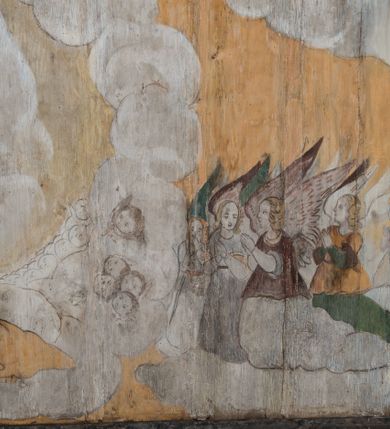 Zdjęcie nr 25: Polichromia ścienna obiegająca całe wnętrze świątyni wraz ze stropem, na ścianach kompozycje dwustrefowe. Strefy odgraniczone malowanym, profilowanym szarym cokołem z konsolami oraz umieszczonymi między nimi napisami. Na osi konsol, w drugiej strefie kolumny oddzielające poszczególne sceny. Kolumny ustawione na złoconych bazach, trzony malowane na czerwono, kapitele stylizowane na korynckie. Podpory podtrzymują malowany szary fryz zdobiony maskami, uskrzydlonymi główkami anielskimi oraz liśćmi wawrzynu.

Ściana północna nawy
W dolnej strefie znajduje się przedstawienie, tzw. Sąd Krwi, odbywający się w pałacu Kajfasza. Pośrodku sceny stoi Kajfasz na podwyższeniu ubrany w strój kapłana żydowskiego, na tle czarnej kotary. U góry napis cześciowo nieczytelny: „SAIPHAS / PONTIFEX / (?) OMNES QVID VELATIS PRAESTAT MNV(?) MORI QVAM / (?) VNIVE SV(?) POPULV (?) DE (?)RE”. Po prawej stronie kompozycji siedzi na kamiennym podeście Chrystus zwrócony trzy czwarte w prawo. Ubrany jest w czerwoną suknię, na głowie ma założoną koronę cierniową, a wokół niej kolisty nimb. Po obu stronach Kajfasza znajdują się liczni członkowie Sanhedrynu, którzy trzymają w dłoniach zwoje z ich imionami oraz orzeczeniami winy, część z nich jest nieczytelna: „INCOGNITA CAV/SA MORTI OBU(?)/EN BVS”, „(?) / ROGAT / NOR(?)M (?) / HIC (?)OMC PE(?)A /VIT”, „PAD / (?)EDV(?) / (?)T / (?)N”, „(?)SMO(?) / (?)HIN (?)”, „RIPHA(?) / LEX IN (?)”, „QRAM / QVARE SINE/MVS VIRVM / (?) QVIA / IVSTVS EST / MORTE DAM(?)”, „EM / IVSTVS / MAXIME QVV / POPVLVM SV(?) / CONCIONIRVS / (?)IONEM / (?)ONC(?)”, „NECODE / (?)CEM ACC(?) / PVLV SEDVCD / MORTE DIGNUS(?) /EST”, „(?)TRIE / (?)NITIE”, „MES / SI(?)VSTVS / EST CONVER / (?)AMVR ADI/(?)VM SINE / (?)VST (?)”, „SAMEOH / SI NEC IV/STVS EST NEC / INIVSTVS Q (?)/TAMEN MO(?)/MVR: C(?) / NON CI (?) /MORTE / EL EXILI / O IPSV / DAMNA/MVS”. Ponadto zachowane pojedyncze litery w dolnej części sceny oraz fragmenty długiego napisu po prawej u góry: „(?) CRV(?) (…) NOS / ET SVP(?)R FILIOS”. W górnej strefie od lewej strony pierwsza kwatera nieczytelna. W drugiej znajduje się scena ukazująca Chrystusa Zmartwychwstałego odwiedzającego Matkę Boską. Poniżej w partii cokołu napis: „T(?) ITA EVIT SVBIIT TAMEN A SPERA MORIS / N(?)LA SED STRATA MORTE RESVRGIT”. W drugiej kwaterze Pokłon Trzech Króli, opatrzony napisem: „CURVATO REGES VENER NTVR POPLITE REGEM / REGYM. NEC MIRUMOIVS DOCET OFFICIVM”. W ostatniej scena ukazująca Boże Narodzenie z podpisem: „VIRGO (?)NTIVSI(?)E P(?)VOD DINERAT ANTE / JAM(?) NIS PALPAS UPERE NVI S. ANAS”.

Ściana łuku arkady tęczowej
Po stronie północnej – dolna strefa nieczytelna, w górnej przedstawienie św. Jerzego na koniu walczącego ze smokiem. Po stronie południowej arkady tęczowej w górnej strefie św. Marcin ucinający połę swojego płaszcza dla żebraka. 

Prezbiterium
Na ścianie północnej lewa strona strefy dolnej niezachowana, dalej drzwi do zakrystii flankowane parą kolumn o czarnych trzonach i korynckich kapitelach. W nadprożu scena ukazująca Chrystusa Zmartwychwstałego Triumfującego, który jedzie na zaprzężonym w trzy baranki powozie. Na tyle pojazdu leżą narzędzia Męki Pańskiej. W prawym górnym narożu sceny napis: „IESVS TRIVMPHANS”. Kolejna scena przedstawia dwie święte niewiasty oraz ucztę. Scena w najnowszej literaturze interpretowana jest jako usługiwanie św. Elżbiety ubogim i chorym. W górnej strefie od lewej strony zostały ukazane następujące przedstawienia i podpisy: Nawiedzenie Najświętszej Marii Panny opisane słowami: „VISITAT ELEGTA IN GENITRICEM VIRCO TONANTIS / MA(?) (?)OMINIS PVRI VERA PARENS OVE DEI”. Kolejna scena przedstawia Zwiastowanie Najświętszej Marii Pannie: „TER QVE QVATER Q3 BEATA, ES VIRGO TE FORE MATRE / ANGELVS A CAELO DETONAT ORE DEI”. Następna kwatera ukazuje Matkę Boską Niepokalanie Poczętą. Po jej bokach znajdują się dwa anioły unoszące białe banderole z napisami: „FIA(?)MINA PLVENS CAELLS EST SVME GRATIA REGIS / A TE QVA RERIT VIRGO SIGMA (?)” oraz „CVMBA NATAT SVPIRI MARE. SED NON FLVC T. FRGO / MVNDANI FLCTIS NON TIM(?)”. W narożach symbole Litanii Loretańskiej w medalionach opisane kolejno słowami: „PER HAEC PRAESERVOR”, „FLVCTVS NON VEREOR”, „EXSPINIS SINE SPINIS ORIOR” oraz „(?)AVDOR NOCTI / LVCI APERIOR”. Poniżej sceny słabo czytelny napis: „INSIDIABARIS MALEDICTE VENENIGER ANGVIS / HV(?) (?)ENERI FAVCIBVS I GNIVS ME / (?) MVLIEREM DIRE (?)RANE / (?)PSE KIECAEM”. Poniżej przedstawienia, w partii cokołu napis: „ECCE ENIM EX HOC BEATAM ME / DICENT OMNES GENERATIONES”. W kolejnej kwaterze św. Elżbieta Węgierska i inskrypcja na cokole: „ARE ODIVA ELIZABETH: NAM TVA CLARENT / RIO MORES NOMINA FACTA POLO”.  Dalej św. Stanisław Biskup: „DIVE STANISLAE HIC MVLT LOCVS AMBIT ET OBTAT / SIS PATER ELIZABETH PATRONA SI(?)”. W części środkowej apsydy dolna cześć niezachowana, w górnej przedstawienie Mojżesza oraz Aarona. Na ścianie południowej prezbiterium w strefie dolnej ukazani kolejno czterej ojcowie Kościoła, opisani: św. Augustyn „S(ANCTVS) AVGVSTINVS”, św. Hieronim „S(ANCTVS) HIER(ONIM)”, św. Grzegorz Wielki „S(ANCTVS) GREGORIVS” oraz św. Ambroży. W strefie górnej, od lewej: św. Jan Kanty. W partii cokołowej napis: „(?) HIC EST quo PATRIARHA ACADEMIA GAVDET / (?)qucm Felic aedicai Astricolam / (?)arior hospes ades Canti no us oris / hic habites oni Alumnus Armans”. W kolejnej kwaterze ukazani są św. Piotr oraz św. Andrzej: „CREDO IN DEVM PATREM OMNIPOTENTE CREATORE CA(?)ETERE ET IN IESVM CHRI/STVM FILIVM (?)VS VNICVM DOMINVM / NOSTRVM”. Następnie św. Bartłomiej i św. Filip: „DESCENDIT AD INFEROS, TERTIA DIE RESVB / REXIT AMORTVIS ASCENDIT, AD CAELOS SEDENT, A DEXTERAM DEI PATRIS OMNI: / POTENTIS”. W ostatniej kwaterze prezbiterium ukazani są św. Tomasz oraz drugi, nierozpoznany apostoł: „CREDO IN SPIRITVM / SANCTVM”.

Ściana północna nawy
Polichromia na ścianie północnej częściowo niezachowana. W dolnej strefie scena ukazująca Modlitwę w Ogrójcu oraz narzędzia Męki Pańskiej: „(?)S SALVATOR / M(?)”. W górnej strefie kolejni dwaj apostołowie: św. Szymon i św. Juda Tadeusz: „SANCTA(?) / MVNION (?)”. Kolejna kwatera nieczytelna.

Balustrada chóru muzycznego
Balustradę chóru muzycznego zdobią alegorie siedmiu grzechów głównych pod postacią kobiet i towarzyszących im atrybutów, pierwsza z lewej Pycha, następna Chciwość, kolejne nieczytelne. Pod chórem muzycznym uskrzydlona główka aniołka nad portalem wejściowym, a po prawej stronie napis: „SPECVLVM / (?) MAI(?) OMNIB(?) VI(?)SIM(?) (?) CADENTI V RESCAT / (?)”.

Strop
Kompozycja stropu podzielona na trzy strefy, dwie duże boczne oraz wąską, środkową. W pierwszej strefie bocznej umieszczona jest rozbudowana kompozycja przedstawiająca Wniebowzięcie Najświętszej Marii Panny. W dolnej strefie pusty grób oraz apostołowie. Matkę Boską otaczają grupy muzykujących aniołów, u góry stoi Chrystus. W strefie środkowej ukazana została Koronacja Matki Boskiej, a w drugiej strefie bocznej Sąd Ostateczny. Partia malowideł na stropie również dookoła opatrzona jest napisami, lecz nieczytelnymi. 
