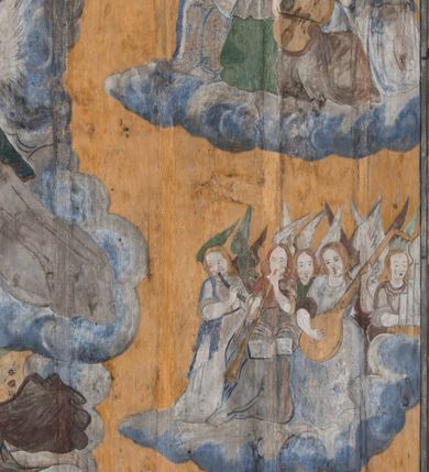 Zdjęcie nr 18: Polichromia ścienna obiegająca całe wnętrze świątyni wraz ze stropem, na ścianach kompozycje dwustrefowe. Strefy odgraniczone malowanym, profilowanym szarym cokołem z konsolami oraz umieszczonymi między nimi napisami. Na osi konsol, w drugiej strefie kolumny oddzielające poszczególne sceny. Kolumny ustawione na złoconych bazach, trzony malowane na czerwono, kapitele stylizowane na korynckie. Podpory podtrzymują malowany szary fryz zdobiony maskami, uskrzydlonymi główkami anielskimi oraz liśćmi wawrzynu.

Ściana północna nawy
W dolnej strefie znajduje się przedstawienie, tzw. Sąd Krwi, odbywający się w pałacu Kajfasza. Pośrodku sceny stoi Kajfasz na podwyższeniu ubrany w strój kapłana żydowskiego, na tle czarnej kotary. U góry napis cześciowo nieczytelny: „SAIPHAS / PONTIFEX / (?) OMNES QVID VELATIS PRAESTAT MNV(?) MORI QVAM / (?) VNIVE SV(?) POPULV (?) DE (?)RE”. Po prawej stronie kompozycji siedzi na kamiennym podeście Chrystus zwrócony trzy czwarte w prawo. Ubrany jest w czerwoną suknię, na głowie ma założoną koronę cierniową, a wokół niej kolisty nimb. Po obu stronach Kajfasza znajdują się liczni członkowie Sanhedrynu, którzy trzymają w dłoniach zwoje z ich imionami oraz orzeczeniami winy, część z nich jest nieczytelna: „INCOGNITA CAV/SA MORTI OBU(?)/EN BVS”, „(?) / ROGAT / NOR(?)M (?) / HIC (?)OMC PE(?)A /VIT”, „PAD / (?)EDV(?) / (?)T / (?)N”, „(?)SMO(?) / (?)HIN (?)”, „RIPHA(?) / LEX IN (?)”, „QRAM / QVARE SINE/MVS VIRVM / (?) QVIA / IVSTVS EST / MORTE DAM(?)”, „EM / IVSTVS / MAXIME QVV / POPVLVM SV(?) / CONCIONIRVS / (?)IONEM / (?)ONC(?)”, „NECODE / (?)CEM ACC(?) / PVLV SEDVCD / MORTE DIGNUS(?) /EST”, „(?)TRIE / (?)NITIE”, „MES / SI(?)VSTVS / EST CONVER / (?)AMVR ADI/(?)VM SINE / (?)VST (?)”, „SAMEOH / SI NEC IV/STVS EST NEC / INIVSTVS Q (?)/TAMEN MO(?)/MVR: C(?) / NON CI (?) /MORTE / EL EXILI / O IPSV / DAMNA/MVS”. Ponadto zachowane pojedyncze litery w dolnej części sceny oraz fragmenty długiego napisu po prawej u góry: „(?) CRV(?) (…) NOS / ET SVP(?)R FILIOS”. W górnej strefie od lewej strony pierwsza kwatera nieczytelna. W drugiej znajduje się scena ukazująca Chrystusa Zmartwychwstałego odwiedzającego Matkę Boską. Poniżej w partii cokołu napis: „T(?) ITA EVIT SVBIIT TAMEN A SPERA MORIS / N(?)LA SED STRATA MORTE RESVRGIT”. W drugiej kwaterze Pokłon Trzech Króli, opatrzony napisem: „CURVATO REGES VENER NTVR POPLITE REGEM / REGYM. NEC MIRUMOIVS DOCET OFFICIVM”. W ostatniej scena ukazująca Boże Narodzenie z podpisem: „VIRGO (?)NTIVSI(?)E P(?)VOD DINERAT ANTE / JAM(?) NIS PALPAS UPERE NVI S. ANAS”.

Ściana łuku arkady tęczowej
Po stronie północnej – dolna strefa nieczytelna, w górnej przedstawienie św. Jerzego na koniu walczącego ze smokiem. Po stronie południowej arkady tęczowej w górnej strefie św. Marcin ucinający połę swojego płaszcza dla żebraka. 

Prezbiterium
Na ścianie północnej lewa strona strefy dolnej niezachowana, dalej drzwi do zakrystii flankowane parą kolumn o czarnych trzonach i korynckich kapitelach. W nadprożu scena ukazująca Chrystusa Zmartwychwstałego Triumfującego, który jedzie na zaprzężonym w trzy baranki powozie. Na tyle pojazdu leżą narzędzia Męki Pańskiej. W prawym górnym narożu sceny napis: „IESVS TRIVMPHANS”. Kolejna scena przedstawia dwie święte niewiasty oraz ucztę. Scena w najnowszej literaturze interpretowana jest jako usługiwanie św. Elżbiety ubogim i chorym. W górnej strefie od lewej strony zostały ukazane następujące przedstawienia i podpisy: Nawiedzenie Najświętszej Marii Panny opisane słowami: „VISITAT ELEGTA IN GENITRICEM VIRCO TONANTIS / MA(?) (?)OMINIS PVRI VERA PARENS OVE DEI”. Kolejna scena przedstawia Zwiastowanie Najświętszej Marii Pannie: „TER QVE QVATER Q3 BEATA, ES VIRGO TE FORE MATRE / ANGELVS A CAELO DETONAT ORE DEI”. Następna kwatera ukazuje Matkę Boską Niepokalanie Poczętą. Po jej bokach znajdują się dwa anioły unoszące białe banderole z napisami: „FIA(?)MINA PLVENS CAELLS EST SVME GRATIA REGIS / A TE QVA RERIT VIRGO SIGMA (?)” oraz „CVMBA NATAT SVPIRI MARE. SED NON FLVC T. FRGO / MVNDANI FLCTIS NON TIM(?)”. W narożach symbole Litanii Loretańskiej w medalionach opisane kolejno słowami: „PER HAEC PRAESERVOR”, „FLVCTVS NON VEREOR”, „EXSPINIS SINE SPINIS ORIOR” oraz „(?)AVDOR NOCTI / LVCI APERIOR”. Poniżej sceny słabo czytelny napis: „INSIDIABARIS MALEDICTE VENENIGER ANGVIS / HV(?) (?)ENERI FAVCIBVS I GNIVS ME / (?) MVLIEREM DIRE (?)RANE / (?)PSE KIECAEM”. Poniżej przedstawienia, w partii cokołu napis: „ECCE ENIM EX HOC BEATAM ME / DICENT OMNES GENERATIONES”. W kolejnej kwaterze św. Elżbieta Węgierska i inskrypcja na cokole: „ARE ODIVA ELIZABETH: NAM TVA CLARENT / RIO MORES NOMINA FACTA POLO”.  Dalej św. Stanisław Biskup: „DIVE STANISLAE HIC MVLT LOCVS AMBIT ET OBTAT / SIS PATER ELIZABETH PATRONA SI(?)”. W części środkowej apsydy dolna cześć niezachowana, w górnej przedstawienie Mojżesza oraz Aarona. Na ścianie południowej prezbiterium w strefie dolnej ukazani kolejno czterej ojcowie Kościoła, opisani: św. Augustyn „S(ANCTVS) AVGVSTINVS”, św. Hieronim „S(ANCTVS) HIER(ONIM)”, św. Grzegorz Wielki „S(ANCTVS) GREGORIVS” oraz św. Ambroży. W strefie górnej, od lewej: św. Jan Kanty. W partii cokołowej napis: „(?) HIC EST quo PATRIARHA ACADEMIA GAVDET / (?)qucm Felic aedicai Astricolam / (?)arior hospes ades Canti no us oris / hic habites oni Alumnus Armans”. W kolejnej kwaterze ukazani są św. Piotr oraz św. Andrzej: „CREDO IN DEVM PATREM OMNIPOTENTE CREATORE CA(?)ETERE ET IN IESVM CHRI/STVM FILIVM (?)VS VNICVM DOMINVM / NOSTRVM”. Następnie św. Bartłomiej i św. Filip: „DESCENDIT AD INFEROS, TERTIA DIE RESVB / REXIT AMORTVIS ASCENDIT, AD CAELOS SEDENT, A DEXTERAM DEI PATRIS OMNI: / POTENTIS”. W ostatniej kwaterze prezbiterium ukazani są św. Tomasz oraz drugi, nierozpoznany apostoł: „CREDO IN SPIRITVM / SANCTVM”.

Ściana północna nawy
Polichromia na ścianie północnej częściowo niezachowana. W dolnej strefie scena ukazująca Modlitwę w Ogrójcu oraz narzędzia Męki Pańskiej: „(?)S SALVATOR / M(?)”. W górnej strefie kolejni dwaj apostołowie: św. Szymon i św. Juda Tadeusz: „SANCTA(?) / MVNION (?)”. Kolejna kwatera nieczytelna.

Balustrada chóru muzycznego
Balustradę chóru muzycznego zdobią alegorie siedmiu grzechów głównych pod postacią kobiet i towarzyszących im atrybutów, pierwsza z lewej Pycha, następna Chciwość, kolejne nieczytelne. Pod chórem muzycznym uskrzydlona główka aniołka nad portalem wejściowym, a po prawej stronie napis: „SPECVLVM / (?) MAI(?) OMNIB(?) VI(?)SIM(?) (?) CADENTI V RESCAT / (?)”.

Strop
Kompozycja stropu podzielona na trzy strefy, dwie duże boczne oraz wąską, środkową. W pierwszej strefie bocznej umieszczona jest rozbudowana kompozycja przedstawiająca Wniebowzięcie Najświętszej Marii Panny. W dolnej strefie pusty grób oraz apostołowie. Matkę Boską otaczają grupy muzykujących aniołów, u góry stoi Chrystus. W strefie środkowej ukazana została Koronacja Matki Boskiej, a w drugiej strefie bocznej Sąd Ostateczny. Partia malowideł na stropie również dookoła opatrzona jest napisami, lecz nieczytelnymi. 
