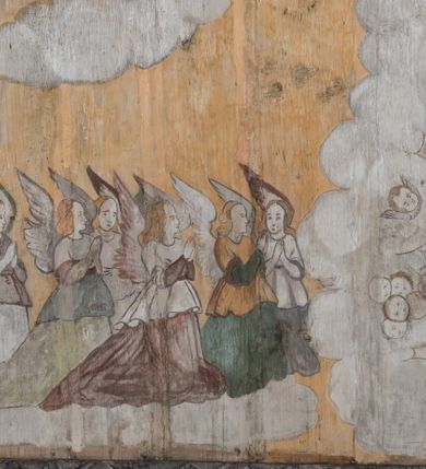 Zdjęcie nr 17: Polichromia ścienna obiegająca całe wnętrze świątyni wraz ze stropem, na ścianach kompozycje dwustrefowe. Strefy odgraniczone malowanym, profilowanym szarym cokołem z konsolami oraz umieszczonymi między nimi napisami. Na osi konsol, w drugiej strefie kolumny oddzielające poszczególne sceny. Kolumny ustawione na złoconych bazach, trzony malowane na czerwono, kapitele stylizowane na korynckie. Podpory podtrzymują malowany szary fryz zdobiony maskami, uskrzydlonymi główkami anielskimi oraz liśćmi wawrzynu.

Ściana północna nawy
W dolnej strefie znajduje się przedstawienie, tzw. Sąd Krwi, odbywający się w pałacu Kajfasza. Pośrodku sceny stoi Kajfasz na podwyższeniu ubrany w strój kapłana żydowskiego, na tle czarnej kotary. U góry napis cześciowo nieczytelny: „SAIPHAS / PONTIFEX / (?) OMNES QVID VELATIS PRAESTAT MNV(?) MORI QVAM / (?) VNIVE SV(?) POPULV (?) DE (?)RE”. Po prawej stronie kompozycji siedzi na kamiennym podeście Chrystus zwrócony trzy czwarte w prawo. Ubrany jest w czerwoną suknię, na głowie ma założoną koronę cierniową, a wokół niej kolisty nimb. Po obu stronach Kajfasza znajdują się liczni członkowie Sanhedrynu, którzy trzymają w dłoniach zwoje z ich imionami oraz orzeczeniami winy, część z nich jest nieczytelna: „INCOGNITA CAV/SA MORTI OBU(?)/EN BVS”, „(?) / ROGAT / NOR(?)M (?) / HIC (?)OMC PE(?)A /VIT”, „PAD / (?)EDV(?) / (?)T / (?)N”, „(?)SMO(?) / (?)HIN (?)”, „RIPHA(?) / LEX IN (?)”, „QRAM / QVARE SINE/MVS VIRVM / (?) QVIA / IVSTVS EST / MORTE DAM(?)”, „EM / IVSTVS / MAXIME QVV / POPVLVM SV(?) / CONCIONIRVS / (?)IONEM / (?)ONC(?)”, „NECODE / (?)CEM ACC(?) / PVLV SEDVCD / MORTE DIGNUS(?) /EST”, „(?)TRIE / (?)NITIE”, „MES / SI(?)VSTVS / EST CONVER / (?)AMVR ADI/(?)VM SINE / (?)VST (?)”, „SAMEOH / SI NEC IV/STVS EST NEC / INIVSTVS Q (?)/TAMEN MO(?)/MVR: C(?) / NON CI (?) /MORTE / EL EXILI / O IPSV / DAMNA/MVS”. Ponadto zachowane pojedyncze litery w dolnej części sceny oraz fragmenty długiego napisu po prawej u góry: „(?) CRV(?) (…) NOS / ET SVP(?)R FILIOS”. W górnej strefie od lewej strony pierwsza kwatera nieczytelna. W drugiej znajduje się scena ukazująca Chrystusa Zmartwychwstałego odwiedzającego Matkę Boską. Poniżej w partii cokołu napis: „T(?) ITA EVIT SVBIIT TAMEN A SPERA MORIS / N(?)LA SED STRATA MORTE RESVRGIT”. W drugiej kwaterze Pokłon Trzech Króli, opatrzony napisem: „CURVATO REGES VENER NTVR POPLITE REGEM / REGYM. NEC MIRUMOIVS DOCET OFFICIVM”. W ostatniej scena ukazująca Boże Narodzenie z podpisem: „VIRGO (?)NTIVSI(?)E P(?)VOD DINERAT ANTE / JAM(?) NIS PALPAS UPERE NVI S. ANAS”.

Ściana łuku arkady tęczowej
Po stronie północnej – dolna strefa nieczytelna, w górnej przedstawienie św. Jerzego na koniu walczącego ze smokiem. Po stronie południowej arkady tęczowej w górnej strefie św. Marcin ucinający połę swojego płaszcza dla żebraka. 

Prezbiterium
Na ścianie północnej lewa strona strefy dolnej niezachowana, dalej drzwi do zakrystii flankowane parą kolumn o czarnych trzonach i korynckich kapitelach. W nadprożu scena ukazująca Chrystusa Zmartwychwstałego Triumfującego, który jedzie na zaprzężonym w trzy baranki powozie. Na tyle pojazdu leżą narzędzia Męki Pańskiej. W prawym górnym narożu sceny napis: „IESVS TRIVMPHANS”. Kolejna scena przedstawia dwie święte niewiasty oraz ucztę. Scena w najnowszej literaturze interpretowana jest jako usługiwanie św. Elżbiety ubogim i chorym. W górnej strefie od lewej strony zostały ukazane następujące przedstawienia i podpisy: Nawiedzenie Najświętszej Marii Panny opisane słowami: „VISITAT ELEGTA IN GENITRICEM VIRCO TONANTIS / MA(?) (?)OMINIS PVRI VERA PARENS OVE DEI”. Kolejna scena przedstawia Zwiastowanie Najświętszej Marii Pannie: „TER QVE QVATER Q3 BEATA, ES VIRGO TE FORE MATRE / ANGELVS A CAELO DETONAT ORE DEI”. Następna kwatera ukazuje Matkę Boską Niepokalanie Poczętą. Po jej bokach znajdują się dwa anioły unoszące białe banderole z napisami: „FIA(?)MINA PLVENS CAELLS EST SVME GRATIA REGIS / A TE QVA RERIT VIRGO SIGMA (?)” oraz „CVMBA NATAT SVPIRI MARE. SED NON FLVC T. FRGO / MVNDANI FLCTIS NON TIM(?)”. W narożach symbole Litanii Loretańskiej w medalionach opisane kolejno słowami: „PER HAEC PRAESERVOR”, „FLVCTVS NON VEREOR”, „EXSPINIS SINE SPINIS ORIOR” oraz „(?)AVDOR NOCTI / LVCI APERIOR”. Poniżej sceny słabo czytelny napis: „INSIDIABARIS MALEDICTE VENENIGER ANGVIS / HV(?) (?)ENERI FAVCIBVS I GNIVS ME / (?) MVLIEREM DIRE (?)RANE / (?)PSE KIECAEM”. Poniżej przedstawienia, w partii cokołu napis: „ECCE ENIM EX HOC BEATAM ME / DICENT OMNES GENERATIONES”. W kolejnej kwaterze św. Elżbieta Węgierska i inskrypcja na cokole: „ARE ODIVA ELIZABETH: NAM TVA CLARENT / RIO MORES NOMINA FACTA POLO”.  Dalej św. Stanisław Biskup: „DIVE STANISLAE HIC MVLT LOCVS AMBIT ET OBTAT / SIS PATER ELIZABETH PATRONA SI(?)”. W części środkowej apsydy dolna cześć niezachowana, w górnej przedstawienie Mojżesza oraz Aarona. Na ścianie południowej prezbiterium w strefie dolnej ukazani kolejno czterej ojcowie Kościoła, opisani: św. Augustyn „S(ANCTVS) AVGVSTINVS”, św. Hieronim „S(ANCTVS) HIER(ONIM)”, św. Grzegorz Wielki „S(ANCTVS) GREGORIVS” oraz św. Ambroży. W strefie górnej, od lewej: św. Jan Kanty. W partii cokołowej napis: „(?) HIC EST quo PATRIARHA ACADEMIA GAVDET / (?)qucm Felic aedicai Astricolam / (?)arior hospes ades Canti no us oris / hic habites oni Alumnus Armans”. W kolejnej kwaterze ukazani są św. Piotr oraz św. Andrzej: „CREDO IN DEVM PATREM OMNIPOTENTE CREATORE CA(?)ETERE ET IN IESVM CHRI/STVM FILIVM (?)VS VNICVM DOMINVM / NOSTRVM”. Następnie św. Bartłomiej i św. Filip: „DESCENDIT AD INFEROS, TERTIA DIE RESVB / REXIT AMORTVIS ASCENDIT, AD CAELOS SEDENT, A DEXTERAM DEI PATRIS OMNI: / POTENTIS”. W ostatniej kwaterze prezbiterium ukazani są św. Tomasz oraz drugi, nierozpoznany apostoł: „CREDO IN SPIRITVM / SANCTVM”.

Ściana północna nawy
Polichromia na ścianie północnej częściowo niezachowana. W dolnej strefie scena ukazująca Modlitwę w Ogrójcu oraz narzędzia Męki Pańskiej: „(?)S SALVATOR / M(?)”. W górnej strefie kolejni dwaj apostołowie: św. Szymon i św. Juda Tadeusz: „SANCTA(?) / MVNION (?)”. Kolejna kwatera nieczytelna.

Balustrada chóru muzycznego
Balustradę chóru muzycznego zdobią alegorie siedmiu grzechów głównych pod postacią kobiet i towarzyszących im atrybutów, pierwsza z lewej Pycha, następna Chciwość, kolejne nieczytelne. Pod chórem muzycznym uskrzydlona główka aniołka nad portalem wejściowym, a po prawej stronie napis: „SPECVLVM / (?) MAI(?) OMNIB(?) VI(?)SIM(?) (?) CADENTI V RESCAT / (?)”.

Strop
Kompozycja stropu podzielona na trzy strefy, dwie duże boczne oraz wąską, środkową. W pierwszej strefie bocznej umieszczona jest rozbudowana kompozycja przedstawiająca Wniebowzięcie Najświętszej Marii Panny. W dolnej strefie pusty grób oraz apostołowie. Matkę Boską otaczają grupy muzykujących aniołów, u góry stoi Chrystus. W strefie środkowej ukazana została Koronacja Matki Boskiej, a w drugiej strefie bocznej Sąd Ostateczny. Partia malowideł na stropie również dookoła opatrzona jest napisami, lecz nieczytelnymi. 
