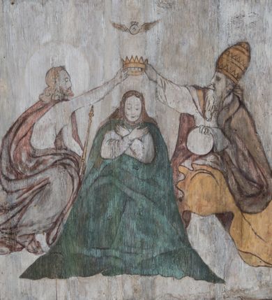 Zdjęcie nr 28: Polichromia ścienna obiegająca całe wnętrze świątyni wraz ze stropem, na ścianach kompozycje dwustrefowe. Strefy odgraniczone malowanym, profilowanym szarym cokołem z konsolami oraz umieszczonymi między nimi napisami. Na osi konsol, w drugiej strefie kolumny oddzielające poszczególne sceny. Kolumny ustawione na złoconych bazach, trzony malowane na czerwono, kapitele stylizowane na korynckie. Podpory podtrzymują malowany szary fryz zdobiony maskami, uskrzydlonymi główkami anielskimi oraz liśćmi wawrzynu.

Ściana północna nawy
W dolnej strefie znajduje się przedstawienie, tzw. Sąd Krwi, odbywający się w pałacu Kajfasza. Pośrodku sceny stoi Kajfasz na podwyższeniu ubrany w strój kapłana żydowskiego, na tle czarnej kotary. U góry napis cześciowo nieczytelny: „SAIPHAS / PONTIFEX / (?) OMNES QVID VELATIS PRAESTAT MNV(?) MORI QVAM / (?) VNIVE SV(?) POPULV (?) DE (?)RE”. Po prawej stronie kompozycji siedzi na kamiennym podeście Chrystus zwrócony trzy czwarte w prawo. Ubrany jest w czerwoną suknię, na głowie ma założoną koronę cierniową, a wokół niej kolisty nimb. Po obu stronach Kajfasza znajdują się liczni członkowie Sanhedrynu, którzy trzymają w dłoniach zwoje z ich imionami oraz orzeczeniami winy, część z nich jest nieczytelna: „INCOGNITA CAV/SA MORTI OBU(?)/EN BVS”, „(?) / ROGAT / NOR(?)M (?) / HIC (?)OMC PE(?)A /VIT”, „PAD / (?)EDV(?) / (?)T / (?)N”, „(?)SMO(?) / (?)HIN (?)”, „RIPHA(?) / LEX IN (?)”, „QRAM / QVARE SINE/MVS VIRVM / (?) QVIA / IVSTVS EST / MORTE DAM(?)”, „EM / IVSTVS / MAXIME QVV / POPVLVM SV(?) / CONCIONIRVS / (?)IONEM / (?)ONC(?)”, „NECODE / (?)CEM ACC(?) / PVLV SEDVCD / MORTE DIGNUS(?) /EST”, „(?)TRIE / (?)NITIE”, „MES / SI(?)VSTVS / EST CONVER / (?)AMVR ADI/(?)VM SINE / (?)VST (?)”, „SAMEOH / SI NEC IV/STVS EST NEC / INIVSTVS Q (?)/TAMEN MO(?)/MVR: C(?) / NON CI (?) /MORTE / EL EXILI / O IPSV / DAMNA/MVS”. Ponadto zachowane pojedyncze litery w dolnej części sceny oraz fragmenty długiego napisu po prawej u góry: „(?) CRV(?) (…) NOS / ET SVP(?)R FILIOS”. W górnej strefie od lewej strony pierwsza kwatera nieczytelna. W drugiej znajduje się scena ukazująca Chrystusa Zmartwychwstałego odwiedzającego Matkę Boską. Poniżej w partii cokołu napis: „T(?) ITA EVIT SVBIIT TAMEN A SPERA MORIS / N(?)LA SED STRATA MORTE RESVRGIT”. W drugiej kwaterze Pokłon Trzech Króli, opatrzony napisem: „CURVATO REGES VENER NTVR POPLITE REGEM / REGYM. NEC MIRUMOIVS DOCET OFFICIVM”. W ostatniej scena ukazująca Boże Narodzenie z podpisem: „VIRGO (?)NTIVSI(?)E P(?)VOD DINERAT ANTE / JAM(?) NIS PALPAS UPERE NVI S. ANAS”.

Ściana łuku arkady tęczowej
Po stronie północnej – dolna strefa nieczytelna, w górnej przedstawienie św. Jerzego na koniu walczącego ze smokiem. Po stronie południowej arkady tęczowej w górnej strefie św. Marcin ucinający połę swojego płaszcza dla żebraka. 

Prezbiterium
Na ścianie północnej lewa strona strefy dolnej niezachowana, dalej drzwi do zakrystii flankowane parą kolumn o czarnych trzonach i korynckich kapitelach. W nadprożu scena ukazująca Chrystusa Zmartwychwstałego Triumfującego, który jedzie na zaprzężonym w trzy baranki powozie. Na tyle pojazdu leżą narzędzia Męki Pańskiej. W prawym górnym narożu sceny napis: „IESVS TRIVMPHANS”. Kolejna scena przedstawia dwie święte niewiasty oraz ucztę. Scena w najnowszej literaturze interpretowana jest jako usługiwanie św. Elżbiety ubogim i chorym. W górnej strefie od lewej strony zostały ukazane następujące przedstawienia i podpisy: Nawiedzenie Najświętszej Marii Panny opisane słowami: „VISITAT ELEGTA IN GENITRICEM VIRCO TONANTIS / MA(?) (?)OMINIS PVRI VERA PARENS OVE DEI”. Kolejna scena przedstawia Zwiastowanie Najświętszej Marii Pannie: „TER QVE QVATER Q3 BEATA, ES VIRGO TE FORE MATRE / ANGELVS A CAELO DETONAT ORE DEI”. Następna kwatera ukazuje Matkę Boską Niepokalanie Poczętą. Po jej bokach znajdują się dwa anioły unoszące białe banderole z napisami: „FIA(?)MINA PLVENS CAELLS EST SVME GRATIA REGIS / A TE QVA RERIT VIRGO SIGMA (?)” oraz „CVMBA NATAT SVPIRI MARE. SED NON FLVC T. FRGO / MVNDANI FLCTIS NON TIM(?)”. W narożach symbole Litanii Loretańskiej w medalionach opisane kolejno słowami: „PER HAEC PRAESERVOR”, „FLVCTVS NON VEREOR”, „EXSPINIS SINE SPINIS ORIOR” oraz „(?)AVDOR NOCTI / LVCI APERIOR”. Poniżej sceny słabo czytelny napis: „INSIDIABARIS MALEDICTE VENENIGER ANGVIS / HV(?) (?)ENERI FAVCIBVS I GNIVS ME / (?) MVLIEREM DIRE (?)RANE / (?)PSE KIECAEM”. Poniżej przedstawienia, w partii cokołu napis: „ECCE ENIM EX HOC BEATAM ME / DICENT OMNES GENERATIONES”. W kolejnej kwaterze św. Elżbieta Węgierska i inskrypcja na cokole: „ARE ODIVA ELIZABETH: NAM TVA CLARENT / RIO MORES NOMINA FACTA POLO”.  Dalej św. Stanisław Biskup: „DIVE STANISLAE HIC MVLT LOCVS AMBIT ET OBTAT / SIS PATER ELIZABETH PATRONA SI(?)”. W części środkowej apsydy dolna cześć niezachowana, w górnej przedstawienie Mojżesza oraz Aarona. Na ścianie południowej prezbiterium w strefie dolnej ukazani kolejno czterej ojcowie Kościoła, opisani: św. Augustyn „S(ANCTVS) AVGVSTINVS”, św. Hieronim „S(ANCTVS) HIER(ONIM)”, św. Grzegorz Wielki „S(ANCTVS) GREGORIVS” oraz św. Ambroży. W strefie górnej, od lewej: św. Jan Kanty. W partii cokołowej napis: „(?) HIC EST quo PATRIARHA ACADEMIA GAVDET / (?)qucm Felic aedicai Astricolam / (?)arior hospes ades Canti no us oris / hic habites oni Alumnus Armans”. W kolejnej kwaterze ukazani są św. Piotr oraz św. Andrzej: „CREDO IN DEVM PATREM OMNIPOTENTE CREATORE CA(?)ETERE ET IN IESVM CHRI/STVM FILIVM (?)VS VNICVM DOMINVM / NOSTRVM”. Następnie św. Bartłomiej i św. Filip: „DESCENDIT AD INFEROS, TERTIA DIE RESVB / REXIT AMORTVIS ASCENDIT, AD CAELOS SEDENT, A DEXTERAM DEI PATRIS OMNI: / POTENTIS”. W ostatniej kwaterze prezbiterium ukazani są św. Tomasz oraz drugi, nierozpoznany apostoł: „CREDO IN SPIRITVM / SANCTVM”.

Ściana północna nawy
Polichromia na ścianie północnej częściowo niezachowana. W dolnej strefie scena ukazująca Modlitwę w Ogrójcu oraz narzędzia Męki Pańskiej: „(?)S SALVATOR / M(?)”. W górnej strefie kolejni dwaj apostołowie: św. Szymon i św. Juda Tadeusz: „SANCTA(?) / MVNION (?)”. Kolejna kwatera nieczytelna.

Balustrada chóru muzycznego
Balustradę chóru muzycznego zdobią alegorie siedmiu grzechów głównych pod postacią kobiet i towarzyszących im atrybutów, pierwsza z lewej Pycha, następna Chciwość, kolejne nieczytelne. Pod chórem muzycznym uskrzydlona główka aniołka nad portalem wejściowym, a po prawej stronie napis: „SPECVLVM / (?) MAI(?) OMNIB(?) VI(?)SIM(?) (?) CADENTI V RESCAT / (?)”.

Strop
Kompozycja stropu podzielona na trzy strefy, dwie duże boczne oraz wąską, środkową. W pierwszej strefie bocznej umieszczona jest rozbudowana kompozycja przedstawiająca Wniebowzięcie Najświętszej Marii Panny. W dolnej strefie pusty grób oraz apostołowie. Matkę Boską otaczają grupy muzykujących aniołów, u góry stoi Chrystus. W strefie środkowej ukazana została Koronacja Matki Boskiej, a w drugiej strefie bocznej Sąd Ostateczny. Partia malowideł na stropie również dookoła opatrzona jest napisami, lecz nieczytelnymi. 
