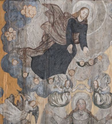 Zdjęcie nr 12: Polichromia ścienna obiegająca całe wnętrze świątyni wraz ze stropem, na ścianach kompozycje dwustrefowe. Strefy odgraniczone malowanym, profilowanym szarym cokołem z konsolami oraz umieszczonymi między nimi napisami. Na osi konsol, w drugiej strefie kolumny oddzielające poszczególne sceny. Kolumny ustawione na złoconych bazach, trzony malowane na czerwono, kapitele stylizowane na korynckie. Podpory podtrzymują malowany szary fryz zdobiony maskami, uskrzydlonymi główkami anielskimi oraz liśćmi wawrzynu.

Ściana północna nawy
W dolnej strefie znajduje się przedstawienie, tzw. Sąd Krwi, odbywający się w pałacu Kajfasza. Pośrodku sceny stoi Kajfasz na podwyższeniu ubrany w strój kapłana żydowskiego, na tle czarnej kotary. U góry napis cześciowo nieczytelny: „SAIPHAS / PONTIFEX / (?) OMNES QVID VELATIS PRAESTAT MNV(?) MORI QVAM / (?) VNIVE SV(?) POPULV (?) DE (?)RE”. Po prawej stronie kompozycji siedzi na kamiennym podeście Chrystus zwrócony trzy czwarte w prawo. Ubrany jest w czerwoną suknię, na głowie ma założoną koronę cierniową, a wokół niej kolisty nimb. Po obu stronach Kajfasza znajdują się liczni członkowie Sanhedrynu, którzy trzymają w dłoniach zwoje z ich imionami oraz orzeczeniami winy, część z nich jest nieczytelna: „INCOGNITA CAV/SA MORTI OBU(?)/EN BVS”, „(?) / ROGAT / NOR(?)M (?) / HIC (?)OMC PE(?)A /VIT”, „PAD / (?)EDV(?) / (?)T / (?)N”, „(?)SMO(?) / (?)HIN (?)”, „RIPHA(?) / LEX IN (?)”, „QRAM / QVARE SINE/MVS VIRVM / (?) QVIA / IVSTVS EST / MORTE DAM(?)”, „EM / IVSTVS / MAXIME QVV / POPVLVM SV(?) / CONCIONIRVS / (?)IONEM / (?)ONC(?)”, „NECODE / (?)CEM ACC(?) / PVLV SEDVCD / MORTE DIGNUS(?) /EST”, „(?)TRIE / (?)NITIE”, „MES / SI(?)VSTVS / EST CONVER / (?)AMVR ADI/(?)VM SINE / (?)VST (?)”, „SAMEOH / SI NEC IV/STVS EST NEC / INIVSTVS Q (?)/TAMEN MO(?)/MVR: C(?) / NON CI (?) /MORTE / EL EXILI / O IPSV / DAMNA/MVS”. Ponadto zachowane pojedyncze litery w dolnej części sceny oraz fragmenty długiego napisu po prawej u góry: „(?) CRV(?) (…) NOS / ET SVP(?)R FILIOS”. W górnej strefie od lewej strony pierwsza kwatera nieczytelna. W drugiej znajduje się scena ukazująca Chrystusa Zmartwychwstałego odwiedzającego Matkę Boską. Poniżej w partii cokołu napis: „T(?) ITA EVIT SVBIIT TAMEN A SPERA MORIS / N(?)LA SED STRATA MORTE RESVRGIT”. W drugiej kwaterze Pokłon Trzech Króli, opatrzony napisem: „CURVATO REGES VENER NTVR POPLITE REGEM / REGYM. NEC MIRUMOIVS DOCET OFFICIVM”. W ostatniej scena ukazująca Boże Narodzenie z podpisem: „VIRGO (?)NTIVSI(?)E P(?)VOD DINERAT ANTE / JAM(?) NIS PALPAS UPERE NVI S. ANAS”.

Ściana łuku arkady tęczowej
Po stronie północnej – dolna strefa nieczytelna, w górnej przedstawienie św. Jerzego na koniu walczącego ze smokiem. Po stronie południowej arkady tęczowej w górnej strefie św. Marcin ucinający połę swojego płaszcza dla żebraka. 

Prezbiterium
Na ścianie północnej lewa strona strefy dolnej niezachowana, dalej drzwi do zakrystii flankowane parą kolumn o czarnych trzonach i korynckich kapitelach. W nadprożu scena ukazująca Chrystusa Zmartwychwstałego Triumfującego, który jedzie na zaprzężonym w trzy baranki powozie. Na tyle pojazdu leżą narzędzia Męki Pańskiej. W prawym górnym narożu sceny napis: „IESVS TRIVMPHANS”. Kolejna scena przedstawia dwie święte niewiasty oraz ucztę. Scena w najnowszej literaturze interpretowana jest jako usługiwanie św. Elżbiety ubogim i chorym. W górnej strefie od lewej strony zostały ukazane następujące przedstawienia i podpisy: Nawiedzenie Najświętszej Marii Panny opisane słowami: „VISITAT ELEGTA IN GENITRICEM VIRCO TONANTIS / MA(?) (?)OMINIS PVRI VERA PARENS OVE DEI”. Kolejna scena przedstawia Zwiastowanie Najświętszej Marii Pannie: „TER QVE QVATER Q3 BEATA, ES VIRGO TE FORE MATRE / ANGELVS A CAELO DETONAT ORE DEI”. Następna kwatera ukazuje Matkę Boską Niepokalanie Poczętą. Po jej bokach znajdują się dwa anioły unoszące białe banderole z napisami: „FIA(?)MINA PLVENS CAELLS EST SVME GRATIA REGIS / A TE QVA RERIT VIRGO SIGMA (?)” oraz „CVMBA NATAT SVPIRI MARE. SED NON FLVC T. FRGO / MVNDANI FLCTIS NON TIM(?)”. W narożach symbole Litanii Loretańskiej w medalionach opisane kolejno słowami: „PER HAEC PRAESERVOR”, „FLVCTVS NON VEREOR”, „EXSPINIS SINE SPINIS ORIOR” oraz „(?)AVDOR NOCTI / LVCI APERIOR”. Poniżej sceny słabo czytelny napis: „INSIDIABARIS MALEDICTE VENENIGER ANGVIS / HV(?) (?)ENERI FAVCIBVS I GNIVS ME / (?) MVLIEREM DIRE (?)RANE / (?)PSE KIECAEM”. Poniżej przedstawienia, w partii cokołu napis: „ECCE ENIM EX HOC BEATAM ME / DICENT OMNES GENERATIONES”. W kolejnej kwaterze św. Elżbieta Węgierska i inskrypcja na cokole: „ARE ODIVA ELIZABETH: NAM TVA CLARENT / RIO MORES NOMINA FACTA POLO”.  Dalej św. Stanisław Biskup: „DIVE STANISLAE HIC MVLT LOCVS AMBIT ET OBTAT / SIS PATER ELIZABETH PATRONA SI(?)”. W części środkowej apsydy dolna cześć niezachowana, w górnej przedstawienie Mojżesza oraz Aarona. Na ścianie południowej prezbiterium w strefie dolnej ukazani kolejno czterej ojcowie Kościoła, opisani: św. Augustyn „S(ANCTVS) AVGVSTINVS”, św. Hieronim „S(ANCTVS) HIER(ONIM)”, św. Grzegorz Wielki „S(ANCTVS) GREGORIVS” oraz św. Ambroży. W strefie górnej, od lewej: św. Jan Kanty. W partii cokołowej napis: „(?) HIC EST quo PATRIARHA ACADEMIA GAVDET / (?)qucm Felic aedicai Astricolam / (?)arior hospes ades Canti no us oris / hic habites oni Alumnus Armans”. W kolejnej kwaterze ukazani są św. Piotr oraz św. Andrzej: „CREDO IN DEVM PATREM OMNIPOTENTE CREATORE CA(?)ETERE ET IN IESVM CHRI/STVM FILIVM (?)VS VNICVM DOMINVM / NOSTRVM”. Następnie św. Bartłomiej i św. Filip: „DESCENDIT AD INFEROS, TERTIA DIE RESVB / REXIT AMORTVIS ASCENDIT, AD CAELOS SEDENT, A DEXTERAM DEI PATRIS OMNI: / POTENTIS”. W ostatniej kwaterze prezbiterium ukazani są św. Tomasz oraz drugi, nierozpoznany apostoł: „CREDO IN SPIRITVM / SANCTVM”.

Ściana północna nawy
Polichromia na ścianie północnej częściowo niezachowana. W dolnej strefie scena ukazująca Modlitwę w Ogrójcu oraz narzędzia Męki Pańskiej: „(?)S SALVATOR / M(?)”. W górnej strefie kolejni dwaj apostołowie: św. Szymon i św. Juda Tadeusz: „SANCTA(?) / MVNION (?)”. Kolejna kwatera nieczytelna.

Balustrada chóru muzycznego
Balustradę chóru muzycznego zdobią alegorie siedmiu grzechów głównych pod postacią kobiet i towarzyszących im atrybutów, pierwsza z lewej Pycha, następna Chciwość, kolejne nieczytelne. Pod chórem muzycznym uskrzydlona główka aniołka nad portalem wejściowym, a po prawej stronie napis: „SPECVLVM / (?) MAI(?) OMNIB(?) VI(?)SIM(?) (?) CADENTI V RESCAT / (?)”.

Strop
Kompozycja stropu podzielona na trzy strefy, dwie duże boczne oraz wąską, środkową. W pierwszej strefie bocznej umieszczona jest rozbudowana kompozycja przedstawiająca Wniebowzięcie Najświętszej Marii Panny. W dolnej strefie pusty grób oraz apostołowie. Matkę Boską otaczają grupy muzykujących aniołów, u góry stoi Chrystus. W strefie środkowej ukazana została Koronacja Matki Boskiej, a w drugiej strefie bocznej Sąd Ostateczny. Partia malowideł na stropie również dookoła opatrzona jest napisami, lecz nieczytelnymi. 
