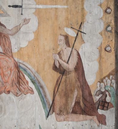 Zdjęcie nr 27: Polichromia ścienna obiegająca całe wnętrze świątyni wraz ze stropem, na ścianach kompozycje dwustrefowe. Strefy odgraniczone malowanym, profilowanym szarym cokołem z konsolami oraz umieszczonymi między nimi napisami. Na osi konsol, w drugiej strefie kolumny oddzielające poszczególne sceny. Kolumny ustawione na złoconych bazach, trzony malowane na czerwono, kapitele stylizowane na korynckie. Podpory podtrzymują malowany szary fryz zdobiony maskami, uskrzydlonymi główkami anielskimi oraz liśćmi wawrzynu.

Ściana północna nawy
W dolnej strefie znajduje się przedstawienie, tzw. Sąd Krwi, odbywający się w pałacu Kajfasza. Pośrodku sceny stoi Kajfasz na podwyższeniu ubrany w strój kapłana żydowskiego, na tle czarnej kotary. U góry napis cześciowo nieczytelny: „SAIPHAS / PONTIFEX / (?) OMNES QVID VELATIS PRAESTAT MNV(?) MORI QVAM / (?) VNIVE SV(?) POPULV (?) DE (?)RE”. Po prawej stronie kompozycji siedzi na kamiennym podeście Chrystus zwrócony trzy czwarte w prawo. Ubrany jest w czerwoną suknię, na głowie ma założoną koronę cierniową, a wokół niej kolisty nimb. Po obu stronach Kajfasza znajdują się liczni członkowie Sanhedrynu, którzy trzymają w dłoniach zwoje z ich imionami oraz orzeczeniami winy, część z nich jest nieczytelna: „INCOGNITA CAV/SA MORTI OBU(?)/EN BVS”, „(?) / ROGAT / NOR(?)M (?) / HIC (?)OMC PE(?)A /VIT”, „PAD / (?)EDV(?) / (?)T / (?)N”, „(?)SMO(?) / (?)HIN (?)”, „RIPHA(?) / LEX IN (?)”, „QRAM / QVARE SINE/MVS VIRVM / (?) QVIA / IVSTVS EST / MORTE DAM(?)”, „EM / IVSTVS / MAXIME QVV / POPVLVM SV(?) / CONCIONIRVS / (?)IONEM / (?)ONC(?)”, „NECODE / (?)CEM ACC(?) / PVLV SEDVCD / MORTE DIGNUS(?) /EST”, „(?)TRIE / (?)NITIE”, „MES / SI(?)VSTVS / EST CONVER / (?)AMVR ADI/(?)VM SINE / (?)VST (?)”, „SAMEOH / SI NEC IV/STVS EST NEC / INIVSTVS Q (?)/TAMEN MO(?)/MVR: C(?) / NON CI (?) /MORTE / EL EXILI / O IPSV / DAMNA/MVS”. Ponadto zachowane pojedyncze litery w dolnej części sceny oraz fragmenty długiego napisu po prawej u góry: „(?) CRV(?) (…) NOS / ET SVP(?)R FILIOS”. W górnej strefie od lewej strony pierwsza kwatera nieczytelna. W drugiej znajduje się scena ukazująca Chrystusa Zmartwychwstałego odwiedzającego Matkę Boską. Poniżej w partii cokołu napis: „T(?) ITA EVIT SVBIIT TAMEN A SPERA MORIS / N(?)LA SED STRATA MORTE RESVRGIT”. W drugiej kwaterze Pokłon Trzech Króli, opatrzony napisem: „CURVATO REGES VENER NTVR POPLITE REGEM / REGYM. NEC MIRUMOIVS DOCET OFFICIVM”. W ostatniej scena ukazująca Boże Narodzenie z podpisem: „VIRGO (?)NTIVSI(?)E P(?)VOD DINERAT ANTE / JAM(?) NIS PALPAS UPERE NVI S. ANAS”.

Ściana łuku arkady tęczowej
Po stronie północnej – dolna strefa nieczytelna, w górnej przedstawienie św. Jerzego na koniu walczącego ze smokiem. Po stronie południowej arkady tęczowej w górnej strefie św. Marcin ucinający połę swojego płaszcza dla żebraka. 

Prezbiterium
Na ścianie północnej lewa strona strefy dolnej niezachowana, dalej drzwi do zakrystii flankowane parą kolumn o czarnych trzonach i korynckich kapitelach. W nadprożu scena ukazująca Chrystusa Zmartwychwstałego Triumfującego, który jedzie na zaprzężonym w trzy baranki powozie. Na tyle pojazdu leżą narzędzia Męki Pańskiej. W prawym górnym narożu sceny napis: „IESVS TRIVMPHANS”. Kolejna scena przedstawia dwie święte niewiasty oraz ucztę. Scena w najnowszej literaturze interpretowana jest jako usługiwanie św. Elżbiety ubogim i chorym. W górnej strefie od lewej strony zostały ukazane następujące przedstawienia i podpisy: Nawiedzenie Najświętszej Marii Panny opisane słowami: „VISITAT ELEGTA IN GENITRICEM VIRCO TONANTIS / MA(?) (?)OMINIS PVRI VERA PARENS OVE DEI”. Kolejna scena przedstawia Zwiastowanie Najświętszej Marii Pannie: „TER QVE QVATER Q3 BEATA, ES VIRGO TE FORE MATRE / ANGELVS A CAELO DETONAT ORE DEI”. Następna kwatera ukazuje Matkę Boską Niepokalanie Poczętą. Po jej bokach znajdują się dwa anioły unoszące białe banderole z napisami: „FIA(?)MINA PLVENS CAELLS EST SVME GRATIA REGIS / A TE QVA RERIT VIRGO SIGMA (?)” oraz „CVMBA NATAT SVPIRI MARE. SED NON FLVC T. FRGO / MVNDANI FLCTIS NON TIM(?)”. W narożach symbole Litanii Loretańskiej w medalionach opisane kolejno słowami: „PER HAEC PRAESERVOR”, „FLVCTVS NON VEREOR”, „EXSPINIS SINE SPINIS ORIOR” oraz „(?)AVDOR NOCTI / LVCI APERIOR”. Poniżej sceny słabo czytelny napis: „INSIDIABARIS MALEDICTE VENENIGER ANGVIS / HV(?) (?)ENERI FAVCIBVS I GNIVS ME / (?) MVLIEREM DIRE (?)RANE / (?)PSE KIECAEM”. Poniżej przedstawienia, w partii cokołu napis: „ECCE ENIM EX HOC BEATAM ME / DICENT OMNES GENERATIONES”. W kolejnej kwaterze św. Elżbieta Węgierska i inskrypcja na cokole: „ARE ODIVA ELIZABETH: NAM TVA CLARENT / RIO MORES NOMINA FACTA POLO”.  Dalej św. Stanisław Biskup: „DIVE STANISLAE HIC MVLT LOCVS AMBIT ET OBTAT / SIS PATER ELIZABETH PATRONA SI(?)”. W części środkowej apsydy dolna cześć niezachowana, w górnej przedstawienie Mojżesza oraz Aarona. Na ścianie południowej prezbiterium w strefie dolnej ukazani kolejno czterej ojcowie Kościoła, opisani: św. Augustyn „S(ANCTVS) AVGVSTINVS”, św. Hieronim „S(ANCTVS) HIER(ONIM)”, św. Grzegorz Wielki „S(ANCTVS) GREGORIVS” oraz św. Ambroży. W strefie górnej, od lewej: św. Jan Kanty. W partii cokołowej napis: „(?) HIC EST quo PATRIARHA ACADEMIA GAVDET / (?)qucm Felic aedicai Astricolam / (?)arior hospes ades Canti no us oris / hic habites oni Alumnus Armans”. W kolejnej kwaterze ukazani są św. Piotr oraz św. Andrzej: „CREDO IN DEVM PATREM OMNIPOTENTE CREATORE CA(?)ETERE ET IN IESVM CHRI/STVM FILIVM (?)VS VNICVM DOMINVM / NOSTRVM”. Następnie św. Bartłomiej i św. Filip: „DESCENDIT AD INFEROS, TERTIA DIE RESVB / REXIT AMORTVIS ASCENDIT, AD CAELOS SEDENT, A DEXTERAM DEI PATRIS OMNI: / POTENTIS”. W ostatniej kwaterze prezbiterium ukazani są św. Tomasz oraz drugi, nierozpoznany apostoł: „CREDO IN SPIRITVM / SANCTVM”.

Ściana północna nawy
Polichromia na ścianie północnej częściowo niezachowana. W dolnej strefie scena ukazująca Modlitwę w Ogrójcu oraz narzędzia Męki Pańskiej: „(?)S SALVATOR / M(?)”. W górnej strefie kolejni dwaj apostołowie: św. Szymon i św. Juda Tadeusz: „SANCTA(?) / MVNION (?)”. Kolejna kwatera nieczytelna.

Balustrada chóru muzycznego
Balustradę chóru muzycznego zdobią alegorie siedmiu grzechów głównych pod postacią kobiet i towarzyszących im atrybutów, pierwsza z lewej Pycha, następna Chciwość, kolejne nieczytelne. Pod chórem muzycznym uskrzydlona główka aniołka nad portalem wejściowym, a po prawej stronie napis: „SPECVLVM / (?) MAI(?) OMNIB(?) VI(?)SIM(?) (?) CADENTI V RESCAT / (?)”.

Strop
Kompozycja stropu podzielona na trzy strefy, dwie duże boczne oraz wąską, środkową. W pierwszej strefie bocznej umieszczona jest rozbudowana kompozycja przedstawiająca Wniebowzięcie Najświętszej Marii Panny. W dolnej strefie pusty grób oraz apostołowie. Matkę Boską otaczają grupy muzykujących aniołów, u góry stoi Chrystus. W strefie środkowej ukazana została Koronacja Matki Boskiej, a w drugiej strefie bocznej Sąd Ostateczny. Partia malowideł na stropie również dookoła opatrzona jest napisami, lecz nieczytelnymi. 
