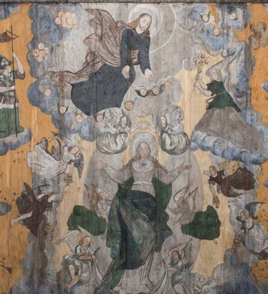 Zdjęcie nr 10: Polichromia ścienna obiegająca całe wnętrze świątyni wraz ze stropem, na ścianach kompozycje dwustrefowe. Strefy odgraniczone malowanym, profilowanym szarym cokołem z konsolami oraz umieszczonymi między nimi napisami. Na osi konsol, w drugiej strefie kolumny oddzielające poszczególne sceny. Kolumny ustawione na złoconych bazach, trzony malowane na czerwono, kapitele stylizowane na korynckie. Podpory podtrzymują malowany szary fryz zdobiony maskami, uskrzydlonymi główkami anielskimi oraz liśćmi wawrzynu.

Ściana północna nawy
W dolnej strefie znajduje się przedstawienie, tzw. Sąd Krwi, odbywający się w pałacu Kajfasza. Pośrodku sceny stoi Kajfasz na podwyższeniu ubrany w strój kapłana żydowskiego, na tle czarnej kotary. U góry napis cześciowo nieczytelny: „SAIPHAS / PONTIFEX / (?) OMNES QVID VELATIS PRAESTAT MNV(?) MORI QVAM / (?) VNIVE SV(?) POPULV (?) DE (?)RE”. Po prawej stronie kompozycji siedzi na kamiennym podeście Chrystus zwrócony trzy czwarte w prawo. Ubrany jest w czerwoną suknię, na głowie ma założoną koronę cierniową, a wokół niej kolisty nimb. Po obu stronach Kajfasza znajdują się liczni członkowie Sanhedrynu, którzy trzymają w dłoniach zwoje z ich imionami oraz orzeczeniami winy, część z nich jest nieczytelna: „INCOGNITA CAV/SA MORTI OBU(?)/EN BVS”, „(?) / ROGAT / NOR(?)M (?) / HIC (?)OMC PE(?)A /VIT”, „PAD / (?)EDV(?) / (?)T / (?)N”, „(?)SMO(?) / (?)HIN (?)”, „RIPHA(?) / LEX IN (?)”, „QRAM / QVARE SINE/MVS VIRVM / (?) QVIA / IVSTVS EST / MORTE DAM(?)”, „EM / IVSTVS / MAXIME QVV / POPVLVM SV(?) / CONCIONIRVS / (?)IONEM / (?)ONC(?)”, „NECODE / (?)CEM ACC(?) / PVLV SEDVCD / MORTE DIGNUS(?) /EST”, „(?)TRIE / (?)NITIE”, „MES / SI(?)VSTVS / EST CONVER / (?)AMVR ADI/(?)VM SINE / (?)VST (?)”, „SAMEOH / SI NEC IV/STVS EST NEC / INIVSTVS Q (?)/TAMEN MO(?)/MVR: C(?) / NON CI (?) /MORTE / EL EXILI / O IPSV / DAMNA/MVS”. Ponadto zachowane pojedyncze litery w dolnej części sceny oraz fragmenty długiego napisu po prawej u góry: „(?) CRV(?) (…) NOS / ET SVP(?)R FILIOS”. W górnej strefie od lewej strony pierwsza kwatera nieczytelna. W drugiej znajduje się scena ukazująca Chrystusa Zmartwychwstałego odwiedzającego Matkę Boską. Poniżej w partii cokołu napis: „T(?) ITA EVIT SVBIIT TAMEN A SPERA MORIS / N(?)LA SED STRATA MORTE RESVRGIT”. W drugiej kwaterze Pokłon Trzech Króli, opatrzony napisem: „CURVATO REGES VENER NTVR POPLITE REGEM / REGYM. NEC MIRUMOIVS DOCET OFFICIVM”. W ostatniej scena ukazująca Boże Narodzenie z podpisem: „VIRGO (?)NTIVSI(?)E P(?)VOD DINERAT ANTE / JAM(?) NIS PALPAS UPERE NVI S. ANAS”.

Ściana łuku arkady tęczowej
Po stronie północnej – dolna strefa nieczytelna, w górnej przedstawienie św. Jerzego na koniu walczącego ze smokiem. Po stronie południowej arkady tęczowej w górnej strefie św. Marcin ucinający połę swojego płaszcza dla żebraka. 

Prezbiterium
Na ścianie północnej lewa strona strefy dolnej niezachowana, dalej drzwi do zakrystii flankowane parą kolumn o czarnych trzonach i korynckich kapitelach. W nadprożu scena ukazująca Chrystusa Zmartwychwstałego Triumfującego, który jedzie na zaprzężonym w trzy baranki powozie. Na tyle pojazdu leżą narzędzia Męki Pańskiej. W prawym górnym narożu sceny napis: „IESVS TRIVMPHANS”. Kolejna scena przedstawia dwie święte niewiasty oraz ucztę. Scena w najnowszej literaturze interpretowana jest jako usługiwanie św. Elżbiety ubogim i chorym. W górnej strefie od lewej strony zostały ukazane następujące przedstawienia i podpisy: Nawiedzenie Najświętszej Marii Panny opisane słowami: „VISITAT ELEGTA IN GENITRICEM VIRCO TONANTIS / MA(?) (?)OMINIS PVRI VERA PARENS OVE DEI”. Kolejna scena przedstawia Zwiastowanie Najświętszej Marii Pannie: „TER QVE QVATER Q3 BEATA, ES VIRGO TE FORE MATRE / ANGELVS A CAELO DETONAT ORE DEI”. Następna kwatera ukazuje Matkę Boską Niepokalanie Poczętą. Po jej bokach znajdują się dwa anioły unoszące białe banderole z napisami: „FIA(?)MINA PLVENS CAELLS EST SVME GRATIA REGIS / A TE QVA RERIT VIRGO SIGMA (?)” oraz „CVMBA NATAT SVPIRI MARE. SED NON FLVC T. FRGO / MVNDANI FLCTIS NON TIM(?)”. W narożach symbole Litanii Loretańskiej w medalionach opisane kolejno słowami: „PER HAEC PRAESERVOR”, „FLVCTVS NON VEREOR”, „EXSPINIS SINE SPINIS ORIOR” oraz „(?)AVDOR NOCTI / LVCI APERIOR”. Poniżej sceny słabo czytelny napis: „INSIDIABARIS MALEDICTE VENENIGER ANGVIS / HV(?) (?)ENERI FAVCIBVS I GNIVS ME / (?) MVLIEREM DIRE (?)RANE / (?)PSE KIECAEM”. Poniżej przedstawienia, w partii cokołu napis: „ECCE ENIM EX HOC BEATAM ME / DICENT OMNES GENERATIONES”. W kolejnej kwaterze św. Elżbieta Węgierska i inskrypcja na cokole: „ARE ODIVA ELIZABETH: NAM TVA CLARENT / RIO MORES NOMINA FACTA POLO”.  Dalej św. Stanisław Biskup: „DIVE STANISLAE HIC MVLT LOCVS AMBIT ET OBTAT / SIS PATER ELIZABETH PATRONA SI(?)”. W części środkowej apsydy dolna cześć niezachowana, w górnej przedstawienie Mojżesza oraz Aarona. Na ścianie południowej prezbiterium w strefie dolnej ukazani kolejno czterej ojcowie Kościoła, opisani: św. Augustyn „S(ANCTVS) AVGVSTINVS”, św. Hieronim „S(ANCTVS) HIER(ONIM)”, św. Grzegorz Wielki „S(ANCTVS) GREGORIVS” oraz św. Ambroży. W strefie górnej, od lewej: św. Jan Kanty. W partii cokołowej napis: „(?) HIC EST quo PATRIARHA ACADEMIA GAVDET / (?)qucm Felic aedicai Astricolam / (?)arior hospes ades Canti no us oris / hic habites oni Alumnus Armans”. W kolejnej kwaterze ukazani są św. Piotr oraz św. Andrzej: „CREDO IN DEVM PATREM OMNIPOTENTE CREATORE CA(?)ETERE ET IN IESVM CHRI/STVM FILIVM (?)VS VNICVM DOMINVM / NOSTRVM”. Następnie św. Bartłomiej i św. Filip: „DESCENDIT AD INFEROS, TERTIA DIE RESVB / REXIT AMORTVIS ASCENDIT, AD CAELOS SEDENT, A DEXTERAM DEI PATRIS OMNI: / POTENTIS”. W ostatniej kwaterze prezbiterium ukazani są św. Tomasz oraz drugi, nierozpoznany apostoł: „CREDO IN SPIRITVM / SANCTVM”.

Ściana północna nawy
Polichromia na ścianie północnej częściowo niezachowana. W dolnej strefie scena ukazująca Modlitwę w Ogrójcu oraz narzędzia Męki Pańskiej: „(?)S SALVATOR / M(?)”. W górnej strefie kolejni dwaj apostołowie: św. Szymon i św. Juda Tadeusz: „SANCTA(?) / MVNION (?)”. Kolejna kwatera nieczytelna.

Balustrada chóru muzycznego
Balustradę chóru muzycznego zdobią alegorie siedmiu grzechów głównych pod postacią kobiet i towarzyszących im atrybutów, pierwsza z lewej Pycha, następna Chciwość, kolejne nieczytelne. Pod chórem muzycznym uskrzydlona główka aniołka nad portalem wejściowym, a po prawej stronie napis: „SPECVLVM / (?) MAI(?) OMNIB(?) VI(?)SIM(?) (?) CADENTI V RESCAT / (?)”.

Strop
Kompozycja stropu podzielona na trzy strefy, dwie duże boczne oraz wąską, środkową. W pierwszej strefie bocznej umieszczona jest rozbudowana kompozycja przedstawiająca Wniebowzięcie Najświętszej Marii Panny. W dolnej strefie pusty grób oraz apostołowie. Matkę Boską otaczają grupy muzykujących aniołów, u góry stoi Chrystus. W strefie środkowej ukazana została Koronacja Matki Boskiej, a w drugiej strefie bocznej Sąd Ostateczny. Partia malowideł na stropie również dookoła opatrzona jest napisami, lecz nieczytelnymi. 
