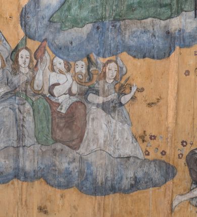 Zdjęcie nr 13: Polichromia ścienna obiegająca całe wnętrze świątyni wraz ze stropem, na ścianach kompozycje dwustrefowe. Strefy odgraniczone malowanym, profilowanym szarym cokołem z konsolami oraz umieszczonymi między nimi napisami. Na osi konsol, w drugiej strefie kolumny oddzielające poszczególne sceny. Kolumny ustawione na złoconych bazach, trzony malowane na czerwono, kapitele stylizowane na korynckie. Podpory podtrzymują malowany szary fryz zdobiony maskami, uskrzydlonymi główkami anielskimi oraz liśćmi wawrzynu.

Ściana północna nawy
W dolnej strefie znajduje się przedstawienie, tzw. Sąd Krwi, odbywający się w pałacu Kajfasza. Pośrodku sceny stoi Kajfasz na podwyższeniu ubrany w strój kapłana żydowskiego, na tle czarnej kotary. U góry napis cześciowo nieczytelny: „SAIPHAS / PONTIFEX / (?) OMNES QVID VELATIS PRAESTAT MNV(?) MORI QVAM / (?) VNIVE SV(?) POPULV (?) DE (?)RE”. Po prawej stronie kompozycji siedzi na kamiennym podeście Chrystus zwrócony trzy czwarte w prawo. Ubrany jest w czerwoną suknię, na głowie ma założoną koronę cierniową, a wokół niej kolisty nimb. Po obu stronach Kajfasza znajdują się liczni członkowie Sanhedrynu, którzy trzymają w dłoniach zwoje z ich imionami oraz orzeczeniami winy, część z nich jest nieczytelna: „INCOGNITA CAV/SA MORTI OBU(?)/EN BVS”, „(?) / ROGAT / NOR(?)M (?) / HIC (?)OMC PE(?)A /VIT”, „PAD / (?)EDV(?) / (?)T / (?)N”, „(?)SMO(?) / (?)HIN (?)”, „RIPHA(?) / LEX IN (?)”, „QRAM / QVARE SINE/MVS VIRVM / (?) QVIA / IVSTVS EST / MORTE DAM(?)”, „EM / IVSTVS / MAXIME QVV / POPVLVM SV(?) / CONCIONIRVS / (?)IONEM / (?)ONC(?)”, „NECODE / (?)CEM ACC(?) / PVLV SEDVCD / MORTE DIGNUS(?) /EST”, „(?)TRIE / (?)NITIE”, „MES / SI(?)VSTVS / EST CONVER / (?)AMVR ADI/(?)VM SINE / (?)VST (?)”, „SAMEOH / SI NEC IV/STVS EST NEC / INIVSTVS Q (?)/TAMEN MO(?)/MVR: C(?) / NON CI (?) /MORTE / EL EXILI / O IPSV / DAMNA/MVS”. Ponadto zachowane pojedyncze litery w dolnej części sceny oraz fragmenty długiego napisu po prawej u góry: „(?) CRV(?) (…) NOS / ET SVP(?)R FILIOS”. W górnej strefie od lewej strony pierwsza kwatera nieczytelna. W drugiej znajduje się scena ukazująca Chrystusa Zmartwychwstałego odwiedzającego Matkę Boską. Poniżej w partii cokołu napis: „T(?) ITA EVIT SVBIIT TAMEN A SPERA MORIS / N(?)LA SED STRATA MORTE RESVRGIT”. W drugiej kwaterze Pokłon Trzech Króli, opatrzony napisem: „CURVATO REGES VENER NTVR POPLITE REGEM / REGYM. NEC MIRUMOIVS DOCET OFFICIVM”. W ostatniej scena ukazująca Boże Narodzenie z podpisem: „VIRGO (?)NTIVSI(?)E P(?)VOD DINERAT ANTE / JAM(?) NIS PALPAS UPERE NVI S. ANAS”.

Ściana łuku arkady tęczowej
Po stronie północnej – dolna strefa nieczytelna, w górnej przedstawienie św. Jerzego na koniu walczącego ze smokiem. Po stronie południowej arkady tęczowej w górnej strefie św. Marcin ucinający połę swojego płaszcza dla żebraka. 

Prezbiterium
Na ścianie północnej lewa strona strefy dolnej niezachowana, dalej drzwi do zakrystii flankowane parą kolumn o czarnych trzonach i korynckich kapitelach. W nadprożu scena ukazująca Chrystusa Zmartwychwstałego Triumfującego, który jedzie na zaprzężonym w trzy baranki powozie. Na tyle pojazdu leżą narzędzia Męki Pańskiej. W prawym górnym narożu sceny napis: „IESVS TRIVMPHANS”. Kolejna scena przedstawia dwie święte niewiasty oraz ucztę. Scena w najnowszej literaturze interpretowana jest jako usługiwanie św. Elżbiety ubogim i chorym. W górnej strefie od lewej strony zostały ukazane następujące przedstawienia i podpisy: Nawiedzenie Najświętszej Marii Panny opisane słowami: „VISITAT ELEGTA IN GENITRICEM VIRCO TONANTIS / MA(?) (?)OMINIS PVRI VERA PARENS OVE DEI”. Kolejna scena przedstawia Zwiastowanie Najświętszej Marii Pannie: „TER QVE QVATER Q3 BEATA, ES VIRGO TE FORE MATRE / ANGELVS A CAELO DETONAT ORE DEI”. Następna kwatera ukazuje Matkę Boską Niepokalanie Poczętą. Po jej bokach znajdują się dwa anioły unoszące białe banderole z napisami: „FIA(?)MINA PLVENS CAELLS EST SVME GRATIA REGIS / A TE QVA RERIT VIRGO SIGMA (?)” oraz „CVMBA NATAT SVPIRI MARE. SED NON FLVC T. FRGO / MVNDANI FLCTIS NON TIM(?)”. W narożach symbole Litanii Loretańskiej w medalionach opisane kolejno słowami: „PER HAEC PRAESERVOR”, „FLVCTVS NON VEREOR”, „EXSPINIS SINE SPINIS ORIOR” oraz „(?)AVDOR NOCTI / LVCI APERIOR”. Poniżej sceny słabo czytelny napis: „INSIDIABARIS MALEDICTE VENENIGER ANGVIS / HV(?) (?)ENERI FAVCIBVS I GNIVS ME / (?) MVLIEREM DIRE (?)RANE / (?)PSE KIECAEM”. Poniżej przedstawienia, w partii cokołu napis: „ECCE ENIM EX HOC BEATAM ME / DICENT OMNES GENERATIONES”. W kolejnej kwaterze św. Elżbieta Węgierska i inskrypcja na cokole: „ARE ODIVA ELIZABETH: NAM TVA CLARENT / RIO MORES NOMINA FACTA POLO”.  Dalej św. Stanisław Biskup: „DIVE STANISLAE HIC MVLT LOCVS AMBIT ET OBTAT / SIS PATER ELIZABETH PATRONA SI(?)”. W części środkowej apsydy dolna cześć niezachowana, w górnej przedstawienie Mojżesza oraz Aarona. Na ścianie południowej prezbiterium w strefie dolnej ukazani kolejno czterej ojcowie Kościoła, opisani: św. Augustyn „S(ANCTVS) AVGVSTINVS”, św. Hieronim „S(ANCTVS) HIER(ONIM)”, św. Grzegorz Wielki „S(ANCTVS) GREGORIVS” oraz św. Ambroży. W strefie górnej, od lewej: św. Jan Kanty. W partii cokołowej napis: „(?) HIC EST quo PATRIARHA ACADEMIA GAVDET / (?)qucm Felic aedicai Astricolam / (?)arior hospes ades Canti no us oris / hic habites oni Alumnus Armans”. W kolejnej kwaterze ukazani są św. Piotr oraz św. Andrzej: „CREDO IN DEVM PATREM OMNIPOTENTE CREATORE CA(?)ETERE ET IN IESVM CHRI/STVM FILIVM (?)VS VNICVM DOMINVM / NOSTRVM”. Następnie św. Bartłomiej i św. Filip: „DESCENDIT AD INFEROS, TERTIA DIE RESVB / REXIT AMORTVIS ASCENDIT, AD CAELOS SEDENT, A DEXTERAM DEI PATRIS OMNI: / POTENTIS”. W ostatniej kwaterze prezbiterium ukazani są św. Tomasz oraz drugi, nierozpoznany apostoł: „CREDO IN SPIRITVM / SANCTVM”.

Ściana północna nawy
Polichromia na ścianie północnej częściowo niezachowana. W dolnej strefie scena ukazująca Modlitwę w Ogrójcu oraz narzędzia Męki Pańskiej: „(?)S SALVATOR / M(?)”. W górnej strefie kolejni dwaj apostołowie: św. Szymon i św. Juda Tadeusz: „SANCTA(?) / MVNION (?)”. Kolejna kwatera nieczytelna.

Balustrada chóru muzycznego
Balustradę chóru muzycznego zdobią alegorie siedmiu grzechów głównych pod postacią kobiet i towarzyszących im atrybutów, pierwsza z lewej Pycha, następna Chciwość, kolejne nieczytelne. Pod chórem muzycznym uskrzydlona główka aniołka nad portalem wejściowym, a po prawej stronie napis: „SPECVLVM / (?) MAI(?) OMNIB(?) VI(?)SIM(?) (?) CADENTI V RESCAT / (?)”.

Strop
Kompozycja stropu podzielona na trzy strefy, dwie duże boczne oraz wąską, środkową. W pierwszej strefie bocznej umieszczona jest rozbudowana kompozycja przedstawiająca Wniebowzięcie Najświętszej Marii Panny. W dolnej strefie pusty grób oraz apostołowie. Matkę Boską otaczają grupy muzykujących aniołów, u góry stoi Chrystus. W strefie środkowej ukazana została Koronacja Matki Boskiej, a w drugiej strefie bocznej Sąd Ostateczny. Partia malowideł na stropie również dookoła opatrzona jest napisami, lecz nieczytelnymi. 
