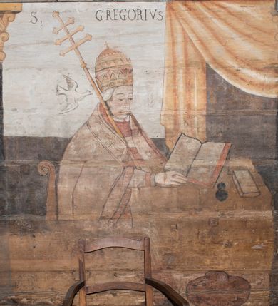 Zdjęcie nr 59: Polichromia ścienna obiegająca całe wnętrze świątyni wraz ze stropem, na ścianach kompozycje dwustrefowe. Strefy odgraniczone malowanym, profilowanym szarym cokołem z konsolami oraz umieszczonymi między nimi napisami. Na osi konsol, w drugiej strefie kolumny oddzielające poszczególne sceny. Kolumny ustawione na złoconych bazach, trzony malowane na czerwono, kapitele stylizowane na korynckie. Podpory podtrzymują malowany szary fryz zdobiony maskami, uskrzydlonymi główkami anielskimi oraz liśćmi wawrzynu.

Ściana północna nawy
W dolnej strefie znajduje się przedstawienie, tzw. Sąd Krwi, odbywający się w pałacu Kajfasza. Pośrodku sceny stoi Kajfasz na podwyższeniu ubrany w strój kapłana żydowskiego, na tle czarnej kotary. U góry napis cześciowo nieczytelny: „SAIPHAS / PONTIFEX / (?) OMNES QVID VELATIS PRAESTAT MNV(?) MORI QVAM / (?) VNIVE SV(?) POPULV (?) DE (?)RE”. Po prawej stronie kompozycji siedzi na kamiennym podeście Chrystus zwrócony trzy czwarte w prawo. Ubrany jest w czerwoną suknię, na głowie ma założoną koronę cierniową, a wokół niej kolisty nimb. Po obu stronach Kajfasza znajdują się liczni członkowie Sanhedrynu, którzy trzymają w dłoniach zwoje z ich imionami oraz orzeczeniami winy, część z nich jest nieczytelna: „INCOGNITA CAV/SA MORTI OBU(?)/EN BVS”, „(?) / ROGAT / NOR(?)M (?) / HIC (?)OMC PE(?)A /VIT”, „PAD / (?)EDV(?) / (?)T / (?)N”, „(?)SMO(?) / (?)HIN (?)”, „RIPHA(?) / LEX IN (?)”, „QRAM / QVARE SINE/MVS VIRVM / (?) QVIA / IVSTVS EST / MORTE DAM(?)”, „EM / IVSTVS / MAXIME QVV / POPVLVM SV(?) / CONCIONIRVS / (?)IONEM / (?)ONC(?)”, „NECODE / (?)CEM ACC(?) / PVLV SEDVCD / MORTE DIGNUS(?) /EST”, „(?)TRIE / (?)NITIE”, „MES / SI(?)VSTVS / EST CONVER / (?)AMVR ADI/(?)VM SINE / (?)VST (?)”, „SAMEOH / SI NEC IV/STVS EST NEC / INIVSTVS Q (?)/TAMEN MO(?)/MVR: C(?) / NON CI (?) /MORTE / EL EXILI / O IPSV / DAMNA/MVS”. Ponadto zachowane pojedyncze litery w dolnej części sceny oraz fragmenty długiego napisu po prawej u góry: „(?) CRV(?) (…) NOS / ET SVP(?)R FILIOS”. W górnej strefie od lewej strony pierwsza kwatera nieczytelna. W drugiej znajduje się scena ukazująca Chrystusa Zmartwychwstałego odwiedzającego Matkę Boską. Poniżej w partii cokołu napis: „T(?) ITA EVIT SVBIIT TAMEN A SPERA MORIS / N(?)LA SED STRATA MORTE RESVRGIT”. W drugiej kwaterze Pokłon Trzech Króli, opatrzony napisem: „CURVATO REGES VENER NTVR POPLITE REGEM / REGYM. NEC MIRUMOIVS DOCET OFFICIVM”. W ostatniej scena ukazująca Boże Narodzenie z podpisem: „VIRGO (?)NTIVSI(?)E P(?)VOD DINERAT ANTE / JAM(?) NIS PALPAS UPERE NVI S. ANAS”.

Ściana łuku arkady tęczowej
Po stronie północnej – dolna strefa nieczytelna, w górnej przedstawienie św. Jerzego na koniu walczącego ze smokiem. Po stronie południowej arkady tęczowej w górnej strefie św. Marcin ucinający połę swojego płaszcza dla żebraka. 

Prezbiterium
Na ścianie północnej lewa strona strefy dolnej niezachowana, dalej drzwi do zakrystii flankowane parą kolumn o czarnych trzonach i korynckich kapitelach. W nadprożu scena ukazująca Chrystusa Zmartwychwstałego Triumfującego, który jedzie na zaprzężonym w trzy baranki powozie. Na tyle pojazdu leżą narzędzia Męki Pańskiej. W prawym górnym narożu sceny napis: „IESVS TRIVMPHANS”. Kolejna scena przedstawia dwie święte niewiasty oraz ucztę. Scena w najnowszej literaturze interpretowana jest jako usługiwanie św. Elżbiety ubogim i chorym. W górnej strefie od lewej strony zostały ukazane następujące przedstawienia i podpisy: Nawiedzenie Najświętszej Marii Panny opisane słowami: „VISITAT ELEGTA IN GENITRICEM VIRCO TONANTIS / MA(?) (?)OMINIS PVRI VERA PARENS OVE DEI”. Kolejna scena przedstawia Zwiastowanie Najświętszej Marii Pannie: „TER QVE QVATER Q3 BEATA, ES VIRGO TE FORE MATRE / ANGELVS A CAELO DETONAT ORE DEI”. Następna kwatera ukazuje Matkę Boską Niepokalanie Poczętą. Po jej bokach znajdują się dwa anioły unoszące białe banderole z napisami: „FIA(?)MINA PLVENS CAELLS EST SVME GRATIA REGIS / A TE QVA RERIT VIRGO SIGMA (?)” oraz „CVMBA NATAT SVPIRI MARE. SED NON FLVC T. FRGO / MVNDANI FLCTIS NON TIM(?)”. W narożach symbole Litanii Loretańskiej w medalionach opisane kolejno słowami: „PER HAEC PRAESERVOR”, „FLVCTVS NON VEREOR”, „EXSPINIS SINE SPINIS ORIOR” oraz „(?)AVDOR NOCTI / LVCI APERIOR”. Poniżej sceny słabo czytelny napis: „INSIDIABARIS MALEDICTE VENENIGER ANGVIS / HV(?) (?)ENERI FAVCIBVS I GNIVS ME / (?) MVLIEREM DIRE (?)RANE / (?)PSE KIECAEM”. Poniżej przedstawienia, w partii cokołu napis: „ECCE ENIM EX HOC BEATAM ME / DICENT OMNES GENERATIONES”. W kolejnej kwaterze św. Elżbieta Węgierska i inskrypcja na cokole: „ARE ODIVA ELIZABETH: NAM TVA CLARENT / RIO MORES NOMINA FACTA POLO”.  Dalej św. Stanisław Biskup: „DIVE STANISLAE HIC MVLT LOCVS AMBIT ET OBTAT / SIS PATER ELIZABETH PATRONA SI(?)”. W części środkowej apsydy dolna cześć niezachowana, w górnej przedstawienie Mojżesza oraz Aarona. Na ścianie południowej prezbiterium w strefie dolnej ukazani kolejno czterej ojcowie Kościoła, opisani: św. Augustyn „S(ANCTVS) AVGVSTINVS”, św. Hieronim „S(ANCTVS) HIER(ONIM)”, św. Grzegorz Wielki „S(ANCTVS) GREGORIVS” oraz św. Ambroży. W strefie górnej, od lewej: św. Jan Kanty. W partii cokołowej napis: „(?) HIC EST quo PATRIARHA ACADEMIA GAVDET / (?)qucm Felic aedicai Astricolam / (?)arior hospes ades Canti no us oris / hic habites oni Alumnus Armans”. W kolejnej kwaterze ukazani są św. Piotr oraz św. Andrzej: „CREDO IN DEVM PATREM OMNIPOTENTE CREATORE CA(?)ETERE ET IN IESVM CHRI/STVM FILIVM (?)VS VNICVM DOMINVM / NOSTRVM”. Następnie św. Bartłomiej i św. Filip: „DESCENDIT AD INFEROS, TERTIA DIE RESVB / REXIT AMORTVIS ASCENDIT, AD CAELOS SEDENT, A DEXTERAM DEI PATRIS OMNI: / POTENTIS”. W ostatniej kwaterze prezbiterium ukazani są św. Tomasz oraz drugi, nierozpoznany apostoł: „CREDO IN SPIRITVM / SANCTVM”.

Ściana północna nawy
Polichromia na ścianie północnej częściowo niezachowana. W dolnej strefie scena ukazująca Modlitwę w Ogrójcu oraz narzędzia Męki Pańskiej: „(?)S SALVATOR / M(?)”. W górnej strefie kolejni dwaj apostołowie: św. Szymon i św. Juda Tadeusz: „SANCTA(?) / MVNION (?)”. Kolejna kwatera nieczytelna.

Balustrada chóru muzycznego
Balustradę chóru muzycznego zdobią alegorie siedmiu grzechów głównych pod postacią kobiet i towarzyszących im atrybutów, pierwsza z lewej Pycha, następna Chciwość, kolejne nieczytelne. Pod chórem muzycznym uskrzydlona główka aniołka nad portalem wejściowym, a po prawej stronie napis: „SPECVLVM / (?) MAI(?) OMNIB(?) VI(?)SIM(?) (?) CADENTI V RESCAT / (?)”.

Strop
Kompozycja stropu podzielona na trzy strefy, dwie duże boczne oraz wąską, środkową. W pierwszej strefie bocznej umieszczona jest rozbudowana kompozycja przedstawiająca Wniebowzięcie Najświętszej Marii Panny. W dolnej strefie pusty grób oraz apostołowie. Matkę Boską otaczają grupy muzykujących aniołów, u góry stoi Chrystus. W strefie środkowej ukazana została Koronacja Matki Boskiej, a w drugiej strefie bocznej Sąd Ostateczny. Partia malowideł na stropie również dookoła opatrzona jest napisami, lecz nieczytelnymi. 
