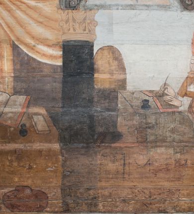 Zdjęcie nr 61: Polichromia ścienna obiegająca całe wnętrze świątyni wraz ze stropem, na ścianach kompozycje dwustrefowe. Strefy odgraniczone malowanym, profilowanym szarym cokołem z konsolami oraz umieszczonymi między nimi napisami. Na osi konsol, w drugiej strefie kolumny oddzielające poszczególne sceny. Kolumny ustawione na złoconych bazach, trzony malowane na czerwono, kapitele stylizowane na korynckie. Podpory podtrzymują malowany szary fryz zdobiony maskami, uskrzydlonymi główkami anielskimi oraz liśćmi wawrzynu.

Ściana północna nawy
W dolnej strefie znajduje się przedstawienie, tzw. Sąd Krwi, odbywający się w pałacu Kajfasza. Pośrodku sceny stoi Kajfasz na podwyższeniu ubrany w strój kapłana żydowskiego, na tle czarnej kotary. U góry napis cześciowo nieczytelny: „SAIPHAS / PONTIFEX / (?) OMNES QVID VELATIS PRAESTAT MNV(?) MORI QVAM / (?) VNIVE SV(?) POPULV (?) DE (?)RE”. Po prawej stronie kompozycji siedzi na kamiennym podeście Chrystus zwrócony trzy czwarte w prawo. Ubrany jest w czerwoną suknię, na głowie ma założoną koronę cierniową, a wokół niej kolisty nimb. Po obu stronach Kajfasza znajdują się liczni członkowie Sanhedrynu, którzy trzymają w dłoniach zwoje z ich imionami oraz orzeczeniami winy, część z nich jest nieczytelna: „INCOGNITA CAV/SA MORTI OBU(?)/EN BVS”, „(?) / ROGAT / NOR(?)M (?) / HIC (?)OMC PE(?)A /VIT”, „PAD / (?)EDV(?) / (?)T / (?)N”, „(?)SMO(?) / (?)HIN (?)”, „RIPHA(?) / LEX IN (?)”, „QRAM / QVARE SINE/MVS VIRVM / (?) QVIA / IVSTVS EST / MORTE DAM(?)”, „EM / IVSTVS / MAXIME QVV / POPVLVM SV(?) / CONCIONIRVS / (?)IONEM / (?)ONC(?)”, „NECODE / (?)CEM ACC(?) / PVLV SEDVCD / MORTE DIGNUS(?) /EST”, „(?)TRIE / (?)NITIE”, „MES / SI(?)VSTVS / EST CONVER / (?)AMVR ADI/(?)VM SINE / (?)VST (?)”, „SAMEOH / SI NEC IV/STVS EST NEC / INIVSTVS Q (?)/TAMEN MO(?)/MVR: C(?) / NON CI (?) /MORTE / EL EXILI / O IPSV / DAMNA/MVS”. Ponadto zachowane pojedyncze litery w dolnej części sceny oraz fragmenty długiego napisu po prawej u góry: „(?) CRV(?) (…) NOS / ET SVP(?)R FILIOS”. W górnej strefie od lewej strony pierwsza kwatera nieczytelna. W drugiej znajduje się scena ukazująca Chrystusa Zmartwychwstałego odwiedzającego Matkę Boską. Poniżej w partii cokołu napis: „T(?) ITA EVIT SVBIIT TAMEN A SPERA MORIS / N(?)LA SED STRATA MORTE RESVRGIT”. W drugiej kwaterze Pokłon Trzech Króli, opatrzony napisem: „CURVATO REGES VENER NTVR POPLITE REGEM / REGYM. NEC MIRUMOIVS DOCET OFFICIVM”. W ostatniej scena ukazująca Boże Narodzenie z podpisem: „VIRGO (?)NTIVSI(?)E P(?)VOD DINERAT ANTE / JAM(?) NIS PALPAS UPERE NVI S. ANAS”.

Ściana łuku arkady tęczowej
Po stronie północnej – dolna strefa nieczytelna, w górnej przedstawienie św. Jerzego na koniu walczącego ze smokiem. Po stronie południowej arkady tęczowej w górnej strefie św. Marcin ucinający połę swojego płaszcza dla żebraka. 

Prezbiterium
Na ścianie północnej lewa strona strefy dolnej niezachowana, dalej drzwi do zakrystii flankowane parą kolumn o czarnych trzonach i korynckich kapitelach. W nadprożu scena ukazująca Chrystusa Zmartwychwstałego Triumfującego, który jedzie na zaprzężonym w trzy baranki powozie. Na tyle pojazdu leżą narzędzia Męki Pańskiej. W prawym górnym narożu sceny napis: „IESVS TRIVMPHANS”. Kolejna scena przedstawia dwie święte niewiasty oraz ucztę. Scena w najnowszej literaturze interpretowana jest jako usługiwanie św. Elżbiety ubogim i chorym. W górnej strefie od lewej strony zostały ukazane następujące przedstawienia i podpisy: Nawiedzenie Najświętszej Marii Panny opisane słowami: „VISITAT ELEGTA IN GENITRICEM VIRCO TONANTIS / MA(?) (?)OMINIS PVRI VERA PARENS OVE DEI”. Kolejna scena przedstawia Zwiastowanie Najświętszej Marii Pannie: „TER QVE QVATER Q3 BEATA, ES VIRGO TE FORE MATRE / ANGELVS A CAELO DETONAT ORE DEI”. Następna kwatera ukazuje Matkę Boską Niepokalanie Poczętą. Po jej bokach znajdują się dwa anioły unoszące białe banderole z napisami: „FIA(?)MINA PLVENS CAELLS EST SVME GRATIA REGIS / A TE QVA RERIT VIRGO SIGMA (?)” oraz „CVMBA NATAT SVPIRI MARE. SED NON FLVC T. FRGO / MVNDANI FLCTIS NON TIM(?)”. W narożach symbole Litanii Loretańskiej w medalionach opisane kolejno słowami: „PER HAEC PRAESERVOR”, „FLVCTVS NON VEREOR”, „EXSPINIS SINE SPINIS ORIOR” oraz „(?)AVDOR NOCTI / LVCI APERIOR”. Poniżej sceny słabo czytelny napis: „INSIDIABARIS MALEDICTE VENENIGER ANGVIS / HV(?) (?)ENERI FAVCIBVS I GNIVS ME / (?) MVLIEREM DIRE (?)RANE / (?)PSE KIECAEM”. Poniżej przedstawienia, w partii cokołu napis: „ECCE ENIM EX HOC BEATAM ME / DICENT OMNES GENERATIONES”. W kolejnej kwaterze św. Elżbieta Węgierska i inskrypcja na cokole: „ARE ODIVA ELIZABETH: NAM TVA CLARENT / RIO MORES NOMINA FACTA POLO”.  Dalej św. Stanisław Biskup: „DIVE STANISLAE HIC MVLT LOCVS AMBIT ET OBTAT / SIS PATER ELIZABETH PATRONA SI(?)”. W części środkowej apsydy dolna cześć niezachowana, w górnej przedstawienie Mojżesza oraz Aarona. Na ścianie południowej prezbiterium w strefie dolnej ukazani kolejno czterej ojcowie Kościoła, opisani: św. Augustyn „S(ANCTVS) AVGVSTINVS”, św. Hieronim „S(ANCTVS) HIER(ONIM)”, św. Grzegorz Wielki „S(ANCTVS) GREGORIVS” oraz św. Ambroży. W strefie górnej, od lewej: św. Jan Kanty. W partii cokołowej napis: „(?) HIC EST quo PATRIARHA ACADEMIA GAVDET / (?)qucm Felic aedicai Astricolam / (?)arior hospes ades Canti no us oris / hic habites oni Alumnus Armans”. W kolejnej kwaterze ukazani są św. Piotr oraz św. Andrzej: „CREDO IN DEVM PATREM OMNIPOTENTE CREATORE CA(?)ETERE ET IN IESVM CHRI/STVM FILIVM (?)VS VNICVM DOMINVM / NOSTRVM”. Następnie św. Bartłomiej i św. Filip: „DESCENDIT AD INFEROS, TERTIA DIE RESVB / REXIT AMORTVIS ASCENDIT, AD CAELOS SEDENT, A DEXTERAM DEI PATRIS OMNI: / POTENTIS”. W ostatniej kwaterze prezbiterium ukazani są św. Tomasz oraz drugi, nierozpoznany apostoł: „CREDO IN SPIRITVM / SANCTVM”.

Ściana północna nawy
Polichromia na ścianie północnej częściowo niezachowana. W dolnej strefie scena ukazująca Modlitwę w Ogrójcu oraz narzędzia Męki Pańskiej: „(?)S SALVATOR / M(?)”. W górnej strefie kolejni dwaj apostołowie: św. Szymon i św. Juda Tadeusz: „SANCTA(?) / MVNION (?)”. Kolejna kwatera nieczytelna.

Balustrada chóru muzycznego
Balustradę chóru muzycznego zdobią alegorie siedmiu grzechów głównych pod postacią kobiet i towarzyszących im atrybutów, pierwsza z lewej Pycha, następna Chciwość, kolejne nieczytelne. Pod chórem muzycznym uskrzydlona główka aniołka nad portalem wejściowym, a po prawej stronie napis: „SPECVLVM / (?) MAI(?) OMNIB(?) VI(?)SIM(?) (?) CADENTI V RESCAT / (?)”.

Strop
Kompozycja stropu podzielona na trzy strefy, dwie duże boczne oraz wąską, środkową. W pierwszej strefie bocznej umieszczona jest rozbudowana kompozycja przedstawiająca Wniebowzięcie Najświętszej Marii Panny. W dolnej strefie pusty grób oraz apostołowie. Matkę Boską otaczają grupy muzykujących aniołów, u góry stoi Chrystus. W strefie środkowej ukazana została Koronacja Matki Boskiej, a w drugiej strefie bocznej Sąd Ostateczny. Partia malowideł na stropie również dookoła opatrzona jest napisami, lecz nieczytelnymi. 
