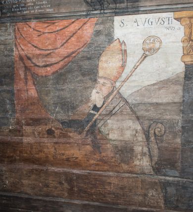 Zdjęcie nr 63: Polichromia ścienna obiegająca całe wnętrze świątyni wraz ze stropem, na ścianach kompozycje dwustrefowe. Strefy odgraniczone malowanym, profilowanym szarym cokołem z konsolami oraz umieszczonymi między nimi napisami. Na osi konsol, w drugiej strefie kolumny oddzielające poszczególne sceny. Kolumny ustawione na złoconych bazach, trzony malowane na czerwono, kapitele stylizowane na korynckie. Podpory podtrzymują malowany szary fryz zdobiony maskami, uskrzydlonymi główkami anielskimi oraz liśćmi wawrzynu.

Ściana północna nawy
W dolnej strefie znajduje się przedstawienie, tzw. Sąd Krwi, odbywający się w pałacu Kajfasza. Pośrodku sceny stoi Kajfasz na podwyższeniu ubrany w strój kapłana żydowskiego, na tle czarnej kotary. U góry napis cześciowo nieczytelny: „SAIPHAS / PONTIFEX / (?) OMNES QVID VELATIS PRAESTAT MNV(?) MORI QVAM / (?) VNIVE SV(?) POPULV (?) DE (?)RE”. Po prawej stronie kompozycji siedzi na kamiennym podeście Chrystus zwrócony trzy czwarte w prawo. Ubrany jest w czerwoną suknię, na głowie ma założoną koronę cierniową, a wokół niej kolisty nimb. Po obu stronach Kajfasza znajdują się liczni członkowie Sanhedrynu, którzy trzymają w dłoniach zwoje z ich imionami oraz orzeczeniami winy, część z nich jest nieczytelna: „INCOGNITA CAV/SA MORTI OBU(?)/EN BVS”, „(?) / ROGAT / NOR(?)M (?) / HIC (?)OMC PE(?)A /VIT”, „PAD / (?)EDV(?) / (?)T / (?)N”, „(?)SMO(?) / (?)HIN (?)”, „RIPHA(?) / LEX IN (?)”, „QRAM / QVARE SINE/MVS VIRVM / (?) QVIA / IVSTVS EST / MORTE DAM(?)”, „EM / IVSTVS / MAXIME QVV / POPVLVM SV(?) / CONCIONIRVS / (?)IONEM / (?)ONC(?)”, „NECODE / (?)CEM ACC(?) / PVLV SEDVCD / MORTE DIGNUS(?) /EST”, „(?)TRIE / (?)NITIE”, „MES / SI(?)VSTVS / EST CONVER / (?)AMVR ADI/(?)VM SINE / (?)VST (?)”, „SAMEOH / SI NEC IV/STVS EST NEC / INIVSTVS Q (?)/TAMEN MO(?)/MVR: C(?) / NON CI (?) /MORTE / EL EXILI / O IPSV / DAMNA/MVS”. Ponadto zachowane pojedyncze litery w dolnej części sceny oraz fragmenty długiego napisu po prawej u góry: „(?) CRV(?) (…) NOS / ET SVP(?)R FILIOS”. W górnej strefie od lewej strony pierwsza kwatera nieczytelna. W drugiej znajduje się scena ukazująca Chrystusa Zmartwychwstałego odwiedzającego Matkę Boską. Poniżej w partii cokołu napis: „T(?) ITA EVIT SVBIIT TAMEN A SPERA MORIS / N(?)LA SED STRATA MORTE RESVRGIT”. W drugiej kwaterze Pokłon Trzech Króli, opatrzony napisem: „CURVATO REGES VENER NTVR POPLITE REGEM / REGYM. NEC MIRUMOIVS DOCET OFFICIVM”. W ostatniej scena ukazująca Boże Narodzenie z podpisem: „VIRGO (?)NTIVSI(?)E P(?)VOD DINERAT ANTE / JAM(?) NIS PALPAS UPERE NVI S. ANAS”.

Ściana łuku arkady tęczowej
Po stronie północnej – dolna strefa nieczytelna, w górnej przedstawienie św. Jerzego na koniu walczącego ze smokiem. Po stronie południowej arkady tęczowej w górnej strefie św. Marcin ucinający połę swojego płaszcza dla żebraka. 

Prezbiterium
Na ścianie północnej lewa strona strefy dolnej niezachowana, dalej drzwi do zakrystii flankowane parą kolumn o czarnych trzonach i korynckich kapitelach. W nadprożu scena ukazująca Chrystusa Zmartwychwstałego Triumfującego, który jedzie na zaprzężonym w trzy baranki powozie. Na tyle pojazdu leżą narzędzia Męki Pańskiej. W prawym górnym narożu sceny napis: „IESVS TRIVMPHANS”. Kolejna scena przedstawia dwie święte niewiasty oraz ucztę. Scena w najnowszej literaturze interpretowana jest jako usługiwanie św. Elżbiety ubogim i chorym. W górnej strefie od lewej strony zostały ukazane następujące przedstawienia i podpisy: Nawiedzenie Najświętszej Marii Panny opisane słowami: „VISITAT ELEGTA IN GENITRICEM VIRCO TONANTIS / MA(?) (?)OMINIS PVRI VERA PARENS OVE DEI”. Kolejna scena przedstawia Zwiastowanie Najświętszej Marii Pannie: „TER QVE QVATER Q3 BEATA, ES VIRGO TE FORE MATRE / ANGELVS A CAELO DETONAT ORE DEI”. Następna kwatera ukazuje Matkę Boską Niepokalanie Poczętą. Po jej bokach znajdują się dwa anioły unoszące białe banderole z napisami: „FIA(?)MINA PLVENS CAELLS EST SVME GRATIA REGIS / A TE QVA RERIT VIRGO SIGMA (?)” oraz „CVMBA NATAT SVPIRI MARE. SED NON FLVC T. FRGO / MVNDANI FLCTIS NON TIM(?)”. W narożach symbole Litanii Loretańskiej w medalionach opisane kolejno słowami: „PER HAEC PRAESERVOR”, „FLVCTVS NON VEREOR”, „EXSPINIS SINE SPINIS ORIOR” oraz „(?)AVDOR NOCTI / LVCI APERIOR”. Poniżej sceny słabo czytelny napis: „INSIDIABARIS MALEDICTE VENENIGER ANGVIS / HV(?) (?)ENERI FAVCIBVS I GNIVS ME / (?) MVLIEREM DIRE (?)RANE / (?)PSE KIECAEM”. Poniżej przedstawienia, w partii cokołu napis: „ECCE ENIM EX HOC BEATAM ME / DICENT OMNES GENERATIONES”. W kolejnej kwaterze św. Elżbieta Węgierska i inskrypcja na cokole: „ARE ODIVA ELIZABETH: NAM TVA CLARENT / RIO MORES NOMINA FACTA POLO”.  Dalej św. Stanisław Biskup: „DIVE STANISLAE HIC MVLT LOCVS AMBIT ET OBTAT / SIS PATER ELIZABETH PATRONA SI(?)”. W części środkowej apsydy dolna cześć niezachowana, w górnej przedstawienie Mojżesza oraz Aarona. Na ścianie południowej prezbiterium w strefie dolnej ukazani kolejno czterej ojcowie Kościoła, opisani: św. Augustyn „S(ANCTVS) AVGVSTINVS”, św. Hieronim „S(ANCTVS) HIER(ONIM)”, św. Grzegorz Wielki „S(ANCTVS) GREGORIVS” oraz św. Ambroży. W strefie górnej, od lewej: św. Jan Kanty. W partii cokołowej napis: „(?) HIC EST quo PATRIARHA ACADEMIA GAVDET / (?)qucm Felic aedicai Astricolam / (?)arior hospes ades Canti no us oris / hic habites oni Alumnus Armans”. W kolejnej kwaterze ukazani są św. Piotr oraz św. Andrzej: „CREDO IN DEVM PATREM OMNIPOTENTE CREATORE CA(?)ETERE ET IN IESVM CHRI/STVM FILIVM (?)VS VNICVM DOMINVM / NOSTRVM”. Następnie św. Bartłomiej i św. Filip: „DESCENDIT AD INFEROS, TERTIA DIE RESVB / REXIT AMORTVIS ASCENDIT, AD CAELOS SEDENT, A DEXTERAM DEI PATRIS OMNI: / POTENTIS”. W ostatniej kwaterze prezbiterium ukazani są św. Tomasz oraz drugi, nierozpoznany apostoł: „CREDO IN SPIRITVM / SANCTVM”.

Ściana północna nawy
Polichromia na ścianie północnej częściowo niezachowana. W dolnej strefie scena ukazująca Modlitwę w Ogrójcu oraz narzędzia Męki Pańskiej: „(?)S SALVATOR / M(?)”. W górnej strefie kolejni dwaj apostołowie: św. Szymon i św. Juda Tadeusz: „SANCTA(?) / MVNION (?)”. Kolejna kwatera nieczytelna.

Balustrada chóru muzycznego
Balustradę chóru muzycznego zdobią alegorie siedmiu grzechów głównych pod postacią kobiet i towarzyszących im atrybutów, pierwsza z lewej Pycha, następna Chciwość, kolejne nieczytelne. Pod chórem muzycznym uskrzydlona główka aniołka nad portalem wejściowym, a po prawej stronie napis: „SPECVLVM / (?) MAI(?) OMNIB(?) VI(?)SIM(?) (?) CADENTI V RESCAT / (?)”.

Strop
Kompozycja stropu podzielona na trzy strefy, dwie duże boczne oraz wąską, środkową. W pierwszej strefie bocznej umieszczona jest rozbudowana kompozycja przedstawiająca Wniebowzięcie Najświętszej Marii Panny. W dolnej strefie pusty grób oraz apostołowie. Matkę Boską otaczają grupy muzykujących aniołów, u góry stoi Chrystus. W strefie środkowej ukazana została Koronacja Matki Boskiej, a w drugiej strefie bocznej Sąd Ostateczny. Partia malowideł na stropie również dookoła opatrzona jest napisami, lecz nieczytelnymi. 
