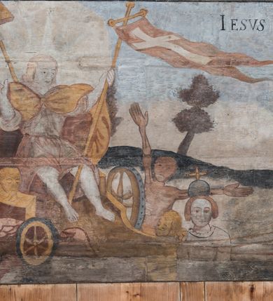 Zdjęcie nr 65: Polichromia ścienna obiegająca całe wnętrze świątyni wraz ze stropem, na ścianach kompozycje dwustrefowe. Strefy odgraniczone malowanym, profilowanym szarym cokołem z konsolami oraz umieszczonymi między nimi napisami. Na osi konsol, w drugiej strefie kolumny oddzielające poszczególne sceny. Kolumny ustawione na złoconych bazach, trzony malowane na czerwono, kapitele stylizowane na korynckie. Podpory podtrzymują malowany szary fryz zdobiony maskami, uskrzydlonymi główkami anielskimi oraz liśćmi wawrzynu.

Ściana północna nawy
W dolnej strefie znajduje się przedstawienie, tzw. Sąd Krwi, odbywający się w pałacu Kajfasza. Pośrodku sceny stoi Kajfasz na podwyższeniu ubrany w strój kapłana żydowskiego, na tle czarnej kotary. U góry napis cześciowo nieczytelny: „SAIPHAS / PONTIFEX / (?) OMNES QVID VELATIS PRAESTAT MNV(?) MORI QVAM / (?) VNIVE SV(?) POPULV (?) DE (?)RE”. Po prawej stronie kompozycji siedzi na kamiennym podeście Chrystus zwrócony trzy czwarte w prawo. Ubrany jest w czerwoną suknię, na głowie ma założoną koronę cierniową, a wokół niej kolisty nimb. Po obu stronach Kajfasza znajdują się liczni członkowie Sanhedrynu, którzy trzymają w dłoniach zwoje z ich imionami oraz orzeczeniami winy, część z nich jest nieczytelna: „INCOGNITA CAV/SA MORTI OBU(?)/EN BVS”, „(?) / ROGAT / NOR(?)M (?) / HIC (?)OMC PE(?)A /VIT”, „PAD / (?)EDV(?) / (?)T / (?)N”, „(?)SMO(?) / (?)HIN (?)”, „RIPHA(?) / LEX IN (?)”, „QRAM / QVARE SINE/MVS VIRVM / (?) QVIA / IVSTVS EST / MORTE DAM(?)”, „EM / IVSTVS / MAXIME QVV / POPVLVM SV(?) / CONCIONIRVS / (?)IONEM / (?)ONC(?)”, „NECODE / (?)CEM ACC(?) / PVLV SEDVCD / MORTE DIGNUS(?) /EST”, „(?)TRIE / (?)NITIE”, „MES / SI(?)VSTVS / EST CONVER / (?)AMVR ADI/(?)VM SINE / (?)VST (?)”, „SAMEOH / SI NEC IV/STVS EST NEC / INIVSTVS Q (?)/TAMEN MO(?)/MVR: C(?) / NON CI (?) /MORTE / EL EXILI / O IPSV / DAMNA/MVS”. Ponadto zachowane pojedyncze litery w dolnej części sceny oraz fragmenty długiego napisu po prawej u góry: „(?) CRV(?) (…) NOS / ET SVP(?)R FILIOS”. W górnej strefie od lewej strony pierwsza kwatera nieczytelna. W drugiej znajduje się scena ukazująca Chrystusa Zmartwychwstałego odwiedzającego Matkę Boską. Poniżej w partii cokołu napis: „T(?) ITA EVIT SVBIIT TAMEN A SPERA MORIS / N(?)LA SED STRATA MORTE RESVRGIT”. W drugiej kwaterze Pokłon Trzech Króli, opatrzony napisem: „CURVATO REGES VENER NTVR POPLITE REGEM / REGYM. NEC MIRUMOIVS DOCET OFFICIVM”. W ostatniej scena ukazująca Boże Narodzenie z podpisem: „VIRGO (?)NTIVSI(?)E P(?)VOD DINERAT ANTE / JAM(?) NIS PALPAS UPERE NVI S. ANAS”.

Ściana łuku arkady tęczowej
Po stronie północnej – dolna strefa nieczytelna, w górnej przedstawienie św. Jerzego na koniu walczącego ze smokiem. Po stronie południowej arkady tęczowej w górnej strefie św. Marcin ucinający połę swojego płaszcza dla żebraka. 

Prezbiterium
Na ścianie północnej lewa strona strefy dolnej niezachowana, dalej drzwi do zakrystii flankowane parą kolumn o czarnych trzonach i korynckich kapitelach. W nadprożu scena ukazująca Chrystusa Zmartwychwstałego Triumfującego, który jedzie na zaprzężonym w trzy baranki powozie. Na tyle pojazdu leżą narzędzia Męki Pańskiej. W prawym górnym narożu sceny napis: „IESVS TRIVMPHANS”. Kolejna scena przedstawia dwie święte niewiasty oraz ucztę. Scena w najnowszej literaturze interpretowana jest jako usługiwanie św. Elżbiety ubogim i chorym. W górnej strefie od lewej strony zostały ukazane następujące przedstawienia i podpisy: Nawiedzenie Najświętszej Marii Panny opisane słowami: „VISITAT ELEGTA IN GENITRICEM VIRCO TONANTIS / MA(?) (?)OMINIS PVRI VERA PARENS OVE DEI”. Kolejna scena przedstawia Zwiastowanie Najświętszej Marii Pannie: „TER QVE QVATER Q3 BEATA, ES VIRGO TE FORE MATRE / ANGELVS A CAELO DETONAT ORE DEI”. Następna kwatera ukazuje Matkę Boską Niepokalanie Poczętą. Po jej bokach znajdują się dwa anioły unoszące białe banderole z napisami: „FIA(?)MINA PLVENS CAELLS EST SVME GRATIA REGIS / A TE QVA RERIT VIRGO SIGMA (?)” oraz „CVMBA NATAT SVPIRI MARE. SED NON FLVC T. FRGO / MVNDANI FLCTIS NON TIM(?)”. W narożach symbole Litanii Loretańskiej w medalionach opisane kolejno słowami: „PER HAEC PRAESERVOR”, „FLVCTVS NON VEREOR”, „EXSPINIS SINE SPINIS ORIOR” oraz „(?)AVDOR NOCTI / LVCI APERIOR”. Poniżej sceny słabo czytelny napis: „INSIDIABARIS MALEDICTE VENENIGER ANGVIS / HV(?) (?)ENERI FAVCIBVS I GNIVS ME / (?) MVLIEREM DIRE (?)RANE / (?)PSE KIECAEM”. Poniżej przedstawienia, w partii cokołu napis: „ECCE ENIM EX HOC BEATAM ME / DICENT OMNES GENERATIONES”. W kolejnej kwaterze św. Elżbieta Węgierska i inskrypcja na cokole: „ARE ODIVA ELIZABETH: NAM TVA CLARENT / RIO MORES NOMINA FACTA POLO”.  Dalej św. Stanisław Biskup: „DIVE STANISLAE HIC MVLT LOCVS AMBIT ET OBTAT / SIS PATER ELIZABETH PATRONA SI(?)”. W części środkowej apsydy dolna cześć niezachowana, w górnej przedstawienie Mojżesza oraz Aarona. Na ścianie południowej prezbiterium w strefie dolnej ukazani kolejno czterej ojcowie Kościoła, opisani: św. Augustyn „S(ANCTVS) AVGVSTINVS”, św. Hieronim „S(ANCTVS) HIER(ONIM)”, św. Grzegorz Wielki „S(ANCTVS) GREGORIVS” oraz św. Ambroży. W strefie górnej, od lewej: św. Jan Kanty. W partii cokołowej napis: „(?) HIC EST quo PATRIARHA ACADEMIA GAVDET / (?)qucm Felic aedicai Astricolam / (?)arior hospes ades Canti no us oris / hic habites oni Alumnus Armans”. W kolejnej kwaterze ukazani są św. Piotr oraz św. Andrzej: „CREDO IN DEVM PATREM OMNIPOTENTE CREATORE CA(?)ETERE ET IN IESVM CHRI/STVM FILIVM (?)VS VNICVM DOMINVM / NOSTRVM”. Następnie św. Bartłomiej i św. Filip: „DESCENDIT AD INFEROS, TERTIA DIE RESVB / REXIT AMORTVIS ASCENDIT, AD CAELOS SEDENT, A DEXTERAM DEI PATRIS OMNI: / POTENTIS”. W ostatniej kwaterze prezbiterium ukazani są św. Tomasz oraz drugi, nierozpoznany apostoł: „CREDO IN SPIRITVM / SANCTVM”.

Ściana północna nawy
Polichromia na ścianie północnej częściowo niezachowana. W dolnej strefie scena ukazująca Modlitwę w Ogrójcu oraz narzędzia Męki Pańskiej: „(?)S SALVATOR / M(?)”. W górnej strefie kolejni dwaj apostołowie: św. Szymon i św. Juda Tadeusz: „SANCTA(?) / MVNION (?)”. Kolejna kwatera nieczytelna.

Balustrada chóru muzycznego
Balustradę chóru muzycznego zdobią alegorie siedmiu grzechów głównych pod postacią kobiet i towarzyszących im atrybutów, pierwsza z lewej Pycha, następna Chciwość, kolejne nieczytelne. Pod chórem muzycznym uskrzydlona główka aniołka nad portalem wejściowym, a po prawej stronie napis: „SPECVLVM / (?) MAI(?) OMNIB(?) VI(?)SIM(?) (?) CADENTI V RESCAT / (?)”.

Strop
Kompozycja stropu podzielona na trzy strefy, dwie duże boczne oraz wąską, środkową. W pierwszej strefie bocznej umieszczona jest rozbudowana kompozycja przedstawiająca Wniebowzięcie Najświętszej Marii Panny. W dolnej strefie pusty grób oraz apostołowie. Matkę Boską otaczają grupy muzykujących aniołów, u góry stoi Chrystus. W strefie środkowej ukazana została Koronacja Matki Boskiej, a w drugiej strefie bocznej Sąd Ostateczny. Partia malowideł na stropie również dookoła opatrzona jest napisami, lecz nieczytelnymi. 
