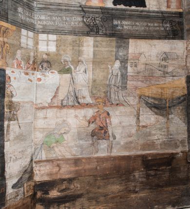 Zdjęcie nr 64: Polichromia ścienna obiegająca całe wnętrze świątyni wraz ze stropem, na ścianach kompozycje dwustrefowe. Strefy odgraniczone malowanym, profilowanym szarym cokołem z konsolami oraz umieszczonymi między nimi napisami. Na osi konsol, w drugiej strefie kolumny oddzielające poszczególne sceny. Kolumny ustawione na złoconych bazach, trzony malowane na czerwono, kapitele stylizowane na korynckie. Podpory podtrzymują malowany szary fryz zdobiony maskami, uskrzydlonymi główkami anielskimi oraz liśćmi wawrzynu.

Ściana północna nawy
W dolnej strefie znajduje się przedstawienie, tzw. Sąd Krwi, odbywający się w pałacu Kajfasza. Pośrodku sceny stoi Kajfasz na podwyższeniu ubrany w strój kapłana żydowskiego, na tle czarnej kotary. U góry napis cześciowo nieczytelny: „SAIPHAS / PONTIFEX / (?) OMNES QVID VELATIS PRAESTAT MNV(?) MORI QVAM / (?) VNIVE SV(?) POPULV (?) DE (?)RE”. Po prawej stronie kompozycji siedzi na kamiennym podeście Chrystus zwrócony trzy czwarte w prawo. Ubrany jest w czerwoną suknię, na głowie ma założoną koronę cierniową, a wokół niej kolisty nimb. Po obu stronach Kajfasza znajdują się liczni członkowie Sanhedrynu, którzy trzymają w dłoniach zwoje z ich imionami oraz orzeczeniami winy, część z nich jest nieczytelna: „INCOGNITA CAV/SA MORTI OBU(?)/EN BVS”, „(?) / ROGAT / NOR(?)M (?) / HIC (?)OMC PE(?)A /VIT”, „PAD / (?)EDV(?) / (?)T / (?)N”, „(?)SMO(?) / (?)HIN (?)”, „RIPHA(?) / LEX IN (?)”, „QRAM / QVARE SINE/MVS VIRVM / (?) QVIA / IVSTVS EST / MORTE DAM(?)”, „EM / IVSTVS / MAXIME QVV / POPVLVM SV(?) / CONCIONIRVS / (?)IONEM / (?)ONC(?)”, „NECODE / (?)CEM ACC(?) / PVLV SEDVCD / MORTE DIGNUS(?) /EST”, „(?)TRIE / (?)NITIE”, „MES / SI(?)VSTVS / EST CONVER / (?)AMVR ADI/(?)VM SINE / (?)VST (?)”, „SAMEOH / SI NEC IV/STVS EST NEC / INIVSTVS Q (?)/TAMEN MO(?)/MVR: C(?) / NON CI (?) /MORTE / EL EXILI / O IPSV / DAMNA/MVS”. Ponadto zachowane pojedyncze litery w dolnej części sceny oraz fragmenty długiego napisu po prawej u góry: „(?) CRV(?) (…) NOS / ET SVP(?)R FILIOS”. W górnej strefie od lewej strony pierwsza kwatera nieczytelna. W drugiej znajduje się scena ukazująca Chrystusa Zmartwychwstałego odwiedzającego Matkę Boską. Poniżej w partii cokołu napis: „T(?) ITA EVIT SVBIIT TAMEN A SPERA MORIS / N(?)LA SED STRATA MORTE RESVRGIT”. W drugiej kwaterze Pokłon Trzech Króli, opatrzony napisem: „CURVATO REGES VENER NTVR POPLITE REGEM / REGYM. NEC MIRUMOIVS DOCET OFFICIVM”. W ostatniej scena ukazująca Boże Narodzenie z podpisem: „VIRGO (?)NTIVSI(?)E P(?)VOD DINERAT ANTE / JAM(?) NIS PALPAS UPERE NVI S. ANAS”.

Ściana łuku arkady tęczowej
Po stronie północnej – dolna strefa nieczytelna, w górnej przedstawienie św. Jerzego na koniu walczącego ze smokiem. Po stronie południowej arkady tęczowej w górnej strefie św. Marcin ucinający połę swojego płaszcza dla żebraka. 

Prezbiterium
Na ścianie północnej lewa strona strefy dolnej niezachowana, dalej drzwi do zakrystii flankowane parą kolumn o czarnych trzonach i korynckich kapitelach. W nadprożu scena ukazująca Chrystusa Zmartwychwstałego Triumfującego, który jedzie na zaprzężonym w trzy baranki powozie. Na tyle pojazdu leżą narzędzia Męki Pańskiej. W prawym górnym narożu sceny napis: „IESVS TRIVMPHANS”. Kolejna scena przedstawia dwie święte niewiasty oraz ucztę. Scena w najnowszej literaturze interpretowana jest jako usługiwanie św. Elżbiety ubogim i chorym. W górnej strefie od lewej strony zostały ukazane następujące przedstawienia i podpisy: Nawiedzenie Najświętszej Marii Panny opisane słowami: „VISITAT ELEGTA IN GENITRICEM VIRCO TONANTIS / MA(?) (?)OMINIS PVRI VERA PARENS OVE DEI”. Kolejna scena przedstawia Zwiastowanie Najświętszej Marii Pannie: „TER QVE QVATER Q3 BEATA, ES VIRGO TE FORE MATRE / ANGELVS A CAELO DETONAT ORE DEI”. Następna kwatera ukazuje Matkę Boską Niepokalanie Poczętą. Po jej bokach znajdują się dwa anioły unoszące białe banderole z napisami: „FIA(?)MINA PLVENS CAELLS EST SVME GRATIA REGIS / A TE QVA RERIT VIRGO SIGMA (?)” oraz „CVMBA NATAT SVPIRI MARE. SED NON FLVC T. FRGO / MVNDANI FLCTIS NON TIM(?)”. W narożach symbole Litanii Loretańskiej w medalionach opisane kolejno słowami: „PER HAEC PRAESERVOR”, „FLVCTVS NON VEREOR”, „EXSPINIS SINE SPINIS ORIOR” oraz „(?)AVDOR NOCTI / LVCI APERIOR”. Poniżej sceny słabo czytelny napis: „INSIDIABARIS MALEDICTE VENENIGER ANGVIS / HV(?) (?)ENERI FAVCIBVS I GNIVS ME / (?) MVLIEREM DIRE (?)RANE / (?)PSE KIECAEM”. Poniżej przedstawienia, w partii cokołu napis: „ECCE ENIM EX HOC BEATAM ME / DICENT OMNES GENERATIONES”. W kolejnej kwaterze św. Elżbieta Węgierska i inskrypcja na cokole: „ARE ODIVA ELIZABETH: NAM TVA CLARENT / RIO MORES NOMINA FACTA POLO”.  Dalej św. Stanisław Biskup: „DIVE STANISLAE HIC MVLT LOCVS AMBIT ET OBTAT / SIS PATER ELIZABETH PATRONA SI(?)”. W części środkowej apsydy dolna cześć niezachowana, w górnej przedstawienie Mojżesza oraz Aarona. Na ścianie południowej prezbiterium w strefie dolnej ukazani kolejno czterej ojcowie Kościoła, opisani: św. Augustyn „S(ANCTVS) AVGVSTINVS”, św. Hieronim „S(ANCTVS) HIER(ONIM)”, św. Grzegorz Wielki „S(ANCTVS) GREGORIVS” oraz św. Ambroży. W strefie górnej, od lewej: św. Jan Kanty. W partii cokołowej napis: „(?) HIC EST quo PATRIARHA ACADEMIA GAVDET / (?)qucm Felic aedicai Astricolam / (?)arior hospes ades Canti no us oris / hic habites oni Alumnus Armans”. W kolejnej kwaterze ukazani są św. Piotr oraz św. Andrzej: „CREDO IN DEVM PATREM OMNIPOTENTE CREATORE CA(?)ETERE ET IN IESVM CHRI/STVM FILIVM (?)VS VNICVM DOMINVM / NOSTRVM”. Następnie św. Bartłomiej i św. Filip: „DESCENDIT AD INFEROS, TERTIA DIE RESVB / REXIT AMORTVIS ASCENDIT, AD CAELOS SEDENT, A DEXTERAM DEI PATRIS OMNI: / POTENTIS”. W ostatniej kwaterze prezbiterium ukazani są św. Tomasz oraz drugi, nierozpoznany apostoł: „CREDO IN SPIRITVM / SANCTVM”.

Ściana północna nawy
Polichromia na ścianie północnej częściowo niezachowana. W dolnej strefie scena ukazująca Modlitwę w Ogrójcu oraz narzędzia Męki Pańskiej: „(?)S SALVATOR / M(?)”. W górnej strefie kolejni dwaj apostołowie: św. Szymon i św. Juda Tadeusz: „SANCTA(?) / MVNION (?)”. Kolejna kwatera nieczytelna.

Balustrada chóru muzycznego
Balustradę chóru muzycznego zdobią alegorie siedmiu grzechów głównych pod postacią kobiet i towarzyszących im atrybutów, pierwsza z lewej Pycha, następna Chciwość, kolejne nieczytelne. Pod chórem muzycznym uskrzydlona główka aniołka nad portalem wejściowym, a po prawej stronie napis: „SPECVLVM / (?) MAI(?) OMNIB(?) VI(?)SIM(?) (?) CADENTI V RESCAT / (?)”.

Strop
Kompozycja stropu podzielona na trzy strefy, dwie duże boczne oraz wąską, środkową. W pierwszej strefie bocznej umieszczona jest rozbudowana kompozycja przedstawiająca Wniebowzięcie Najświętszej Marii Panny. W dolnej strefie pusty grób oraz apostołowie. Matkę Boską otaczają grupy muzykujących aniołów, u góry stoi Chrystus. W strefie środkowej ukazana została Koronacja Matki Boskiej, a w drugiej strefie bocznej Sąd Ostateczny. Partia malowideł na stropie również dookoła opatrzona jest napisami, lecz nieczytelnymi. 
