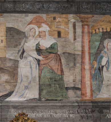 Zdjęcie nr 36: Polichromia ścienna obiegająca całe wnętrze świątyni wraz ze stropem, na ścianach kompozycje dwustrefowe. Strefy odgraniczone malowanym, profilowanym szarym cokołem z konsolami oraz umieszczonymi między nimi napisami. Na osi konsol, w drugiej strefie kolumny oddzielające poszczególne sceny. Kolumny ustawione na złoconych bazach, trzony malowane na czerwono, kapitele stylizowane na korynckie. Podpory podtrzymują malowany szary fryz zdobiony maskami, uskrzydlonymi główkami anielskimi oraz liśćmi wawrzynu.

Ściana północna nawy
W dolnej strefie znajduje się przedstawienie, tzw. Sąd Krwi, odbywający się w pałacu Kajfasza. Pośrodku sceny stoi Kajfasz na podwyższeniu ubrany w strój kapłana żydowskiego, na tle czarnej kotary. U góry napis cześciowo nieczytelny: „SAIPHAS / PONTIFEX / (?) OMNES QVID VELATIS PRAESTAT MNV(?) MORI QVAM / (?) VNIVE SV(?) POPULV (?) DE (?)RE”. Po prawej stronie kompozycji siedzi na kamiennym podeście Chrystus zwrócony trzy czwarte w prawo. Ubrany jest w czerwoną suknię, na głowie ma założoną koronę cierniową, a wokół niej kolisty nimb. Po obu stronach Kajfasza znajdują się liczni członkowie Sanhedrynu, którzy trzymają w dłoniach zwoje z ich imionami oraz orzeczeniami winy, część z nich jest nieczytelna: „INCOGNITA CAV/SA MORTI OBU(?)/EN BVS”, „(?) / ROGAT / NOR(?)M (?) / HIC (?)OMC PE(?)A /VIT”, „PAD / (?)EDV(?) / (?)T / (?)N”, „(?)SMO(?) / (?)HIN (?)”, „RIPHA(?) / LEX IN (?)”, „QRAM / QVARE SINE/MVS VIRVM / (?) QVIA / IVSTVS EST / MORTE DAM(?)”, „EM / IVSTVS / MAXIME QVV / POPVLVM SV(?) / CONCIONIRVS / (?)IONEM / (?)ONC(?)”, „NECODE / (?)CEM ACC(?) / PVLV SEDVCD / MORTE DIGNUS(?) /EST”, „(?)TRIE / (?)NITIE”, „MES / SI(?)VSTVS / EST CONVER / (?)AMVR ADI/(?)VM SINE / (?)VST (?)”, „SAMEOH / SI NEC IV/STVS EST NEC / INIVSTVS Q (?)/TAMEN MO(?)/MVR: C(?) / NON CI (?) /MORTE / EL EXILI / O IPSV / DAMNA/MVS”. Ponadto zachowane pojedyncze litery w dolnej części sceny oraz fragmenty długiego napisu po prawej u góry: „(?) CRV(?) (…) NOS / ET SVP(?)R FILIOS”. W górnej strefie od lewej strony pierwsza kwatera nieczytelna. W drugiej znajduje się scena ukazująca Chrystusa Zmartwychwstałego odwiedzającego Matkę Boską. Poniżej w partii cokołu napis: „T(?) ITA EVIT SVBIIT TAMEN A SPERA MORIS / N(?)LA SED STRATA MORTE RESVRGIT”. W drugiej kwaterze Pokłon Trzech Króli, opatrzony napisem: „CURVATO REGES VENER NTVR POPLITE REGEM / REGYM. NEC MIRUMOIVS DOCET OFFICIVM”. W ostatniej scena ukazująca Boże Narodzenie z podpisem: „VIRGO (?)NTIVSI(?)E P(?)VOD DINERAT ANTE / JAM(?) NIS PALPAS UPERE NVI S. ANAS”.

Ściana łuku arkady tęczowej
Po stronie północnej – dolna strefa nieczytelna, w górnej przedstawienie św. Jerzego na koniu walczącego ze smokiem. Po stronie południowej arkady tęczowej w górnej strefie św. Marcin ucinający połę swojego płaszcza dla żebraka. 

Prezbiterium
Na ścianie północnej lewa strona strefy dolnej niezachowana, dalej drzwi do zakrystii flankowane parą kolumn o czarnych trzonach i korynckich kapitelach. W nadprożu scena ukazująca Chrystusa Zmartwychwstałego Triumfującego, który jedzie na zaprzężonym w trzy baranki powozie. Na tyle pojazdu leżą narzędzia Męki Pańskiej. W prawym górnym narożu sceny napis: „IESVS TRIVMPHANS”. Kolejna scena przedstawia dwie święte niewiasty oraz ucztę. Scena w najnowszej literaturze interpretowana jest jako usługiwanie św. Elżbiety ubogim i chorym. W górnej strefie od lewej strony zostały ukazane następujące przedstawienia i podpisy: Nawiedzenie Najświętszej Marii Panny opisane słowami: „VISITAT ELEGTA IN GENITRICEM VIRCO TONANTIS / MA(?) (?)OMINIS PVRI VERA PARENS OVE DEI”. Kolejna scena przedstawia Zwiastowanie Najświętszej Marii Pannie: „TER QVE QVATER Q3 BEATA, ES VIRGO TE FORE MATRE / ANGELVS A CAELO DETONAT ORE DEI”. Następna kwatera ukazuje Matkę Boską Niepokalanie Poczętą. Po jej bokach znajdują się dwa anioły unoszące białe banderole z napisami: „FIA(?)MINA PLVENS CAELLS EST SVME GRATIA REGIS / A TE QVA RERIT VIRGO SIGMA (?)” oraz „CVMBA NATAT SVPIRI MARE. SED NON FLVC T. FRGO / MVNDANI FLCTIS NON TIM(?)”. W narożach symbole Litanii Loretańskiej w medalionach opisane kolejno słowami: „PER HAEC PRAESERVOR”, „FLVCTVS NON VEREOR”, „EXSPINIS SINE SPINIS ORIOR” oraz „(?)AVDOR NOCTI / LVCI APERIOR”. Poniżej sceny słabo czytelny napis: „INSIDIABARIS MALEDICTE VENENIGER ANGVIS / HV(?) (?)ENERI FAVCIBVS I GNIVS ME / (?) MVLIEREM DIRE (?)RANE / (?)PSE KIECAEM”. Poniżej przedstawienia, w partii cokołu napis: „ECCE ENIM EX HOC BEATAM ME / DICENT OMNES GENERATIONES”. W kolejnej kwaterze św. Elżbieta Węgierska i inskrypcja na cokole: „ARE ODIVA ELIZABETH: NAM TVA CLARENT / RIO MORES NOMINA FACTA POLO”.  Dalej św. Stanisław Biskup: „DIVE STANISLAE HIC MVLT LOCVS AMBIT ET OBTAT / SIS PATER ELIZABETH PATRONA SI(?)”. W części środkowej apsydy dolna cześć niezachowana, w górnej przedstawienie Mojżesza oraz Aarona. Na ścianie południowej prezbiterium w strefie dolnej ukazani kolejno czterej ojcowie Kościoła, opisani: św. Augustyn „S(ANCTVS) AVGVSTINVS”, św. Hieronim „S(ANCTVS) HIER(ONIM)”, św. Grzegorz Wielki „S(ANCTVS) GREGORIVS” oraz św. Ambroży. W strefie górnej, od lewej: św. Jan Kanty. W partii cokołowej napis: „(?) HIC EST quo PATRIARHA ACADEMIA GAVDET / (?)qucm Felic aedicai Astricolam / (?)arior hospes ades Canti no us oris / hic habites oni Alumnus Armans”. W kolejnej kwaterze ukazani są św. Piotr oraz św. Andrzej: „CREDO IN DEVM PATREM OMNIPOTENTE CREATORE CA(?)ETERE ET IN IESVM CHRI/STVM FILIVM (?)VS VNICVM DOMINVM / NOSTRVM”. Następnie św. Bartłomiej i św. Filip: „DESCENDIT AD INFEROS, TERTIA DIE RESVB / REXIT AMORTVIS ASCENDIT, AD CAELOS SEDENT, A DEXTERAM DEI PATRIS OMNI: / POTENTIS”. W ostatniej kwaterze prezbiterium ukazani są św. Tomasz oraz drugi, nierozpoznany apostoł: „CREDO IN SPIRITVM / SANCTVM”.

Ściana północna nawy
Polichromia na ścianie północnej częściowo niezachowana. W dolnej strefie scena ukazująca Modlitwę w Ogrójcu oraz narzędzia Męki Pańskiej: „(?)S SALVATOR / M(?)”. W górnej strefie kolejni dwaj apostołowie: św. Szymon i św. Juda Tadeusz: „SANCTA(?) / MVNION (?)”. Kolejna kwatera nieczytelna.

Balustrada chóru muzycznego
Balustradę chóru muzycznego zdobią alegorie siedmiu grzechów głównych pod postacią kobiet i towarzyszących im atrybutów, pierwsza z lewej Pycha, następna Chciwość, kolejne nieczytelne. Pod chórem muzycznym uskrzydlona główka aniołka nad portalem wejściowym, a po prawej stronie napis: „SPECVLVM / (?) MAI(?) OMNIB(?) VI(?)SIM(?) (?) CADENTI V RESCAT / (?)”.

Strop
Kompozycja stropu podzielona na trzy strefy, dwie duże boczne oraz wąską, środkową. W pierwszej strefie bocznej umieszczona jest rozbudowana kompozycja przedstawiająca Wniebowzięcie Najświętszej Marii Panny. W dolnej strefie pusty grób oraz apostołowie. Matkę Boską otaczają grupy muzykujących aniołów, u góry stoi Chrystus. W strefie środkowej ukazana została Koronacja Matki Boskiej, a w drugiej strefie bocznej Sąd Ostateczny. Partia malowideł na stropie również dookoła opatrzona jest napisami, lecz nieczytelnymi. 
