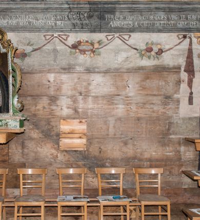 Zdjęcie nr 66: Polichromia ścienna obiegająca całe wnętrze świątyni wraz ze stropem, na ścianach kompozycje dwustrefowe. Strefy odgraniczone malowanym, profilowanym szarym cokołem z konsolami oraz umieszczonymi między nimi napisami. Na osi konsol, w drugiej strefie kolumny oddzielające poszczególne sceny. Kolumny ustawione na złoconych bazach, trzony malowane na czerwono, kapitele stylizowane na korynckie. Podpory podtrzymują malowany szary fryz zdobiony maskami, uskrzydlonymi główkami anielskimi oraz liśćmi wawrzynu.

Ściana północna nawy
W dolnej strefie znajduje się przedstawienie, tzw. Sąd Krwi, odbywający się w pałacu Kajfasza. Pośrodku sceny stoi Kajfasz na podwyższeniu ubrany w strój kapłana żydowskiego, na tle czarnej kotary. U góry napis cześciowo nieczytelny: „SAIPHAS / PONTIFEX / (?) OMNES QVID VELATIS PRAESTAT MNV(?) MORI QVAM / (?) VNIVE SV(?) POPULV (?) DE (?)RE”. Po prawej stronie kompozycji siedzi na kamiennym podeście Chrystus zwrócony trzy czwarte w prawo. Ubrany jest w czerwoną suknię, na głowie ma założoną koronę cierniową, a wokół niej kolisty nimb. Po obu stronach Kajfasza znajdują się liczni członkowie Sanhedrynu, którzy trzymają w dłoniach zwoje z ich imionami oraz orzeczeniami winy, część z nich jest nieczytelna: „INCOGNITA CAV/SA MORTI OBU(?)/EN BVS”, „(?) / ROGAT / NOR(?)M (?) / HIC (?)OMC PE(?)A /VIT”, „PAD / (?)EDV(?) / (?)T / (?)N”, „(?)SMO(?) / (?)HIN (?)”, „RIPHA(?) / LEX IN (?)”, „QRAM / QVARE SINE/MVS VIRVM / (?) QVIA / IVSTVS EST / MORTE DAM(?)”, „EM / IVSTVS / MAXIME QVV / POPVLVM SV(?) / CONCIONIRVS / (?)IONEM / (?)ONC(?)”, „NECODE / (?)CEM ACC(?) / PVLV SEDVCD / MORTE DIGNUS(?) /EST”, „(?)TRIE / (?)NITIE”, „MES / SI(?)VSTVS / EST CONVER / (?)AMVR ADI/(?)VM SINE / (?)VST (?)”, „SAMEOH / SI NEC IV/STVS EST NEC / INIVSTVS Q (?)/TAMEN MO(?)/MVR: C(?) / NON CI (?) /MORTE / EL EXILI / O IPSV / DAMNA/MVS”. Ponadto zachowane pojedyncze litery w dolnej części sceny oraz fragmenty długiego napisu po prawej u góry: „(?) CRV(?) (…) NOS / ET SVP(?)R FILIOS”. W górnej strefie od lewej strony pierwsza kwatera nieczytelna. W drugiej znajduje się scena ukazująca Chrystusa Zmartwychwstałego odwiedzającego Matkę Boską. Poniżej w partii cokołu napis: „T(?) ITA EVIT SVBIIT TAMEN A SPERA MORIS / N(?)LA SED STRATA MORTE RESVRGIT”. W drugiej kwaterze Pokłon Trzech Króli, opatrzony napisem: „CURVATO REGES VENER NTVR POPLITE REGEM / REGYM. NEC MIRUMOIVS DOCET OFFICIVM”. W ostatniej scena ukazująca Boże Narodzenie z podpisem: „VIRGO (?)NTIVSI(?)E P(?)VOD DINERAT ANTE / JAM(?) NIS PALPAS UPERE NVI S. ANAS”.

Ściana łuku arkady tęczowej
Po stronie północnej – dolna strefa nieczytelna, w górnej przedstawienie św. Jerzego na koniu walczącego ze smokiem. Po stronie południowej arkady tęczowej w górnej strefie św. Marcin ucinający połę swojego płaszcza dla żebraka. 

Prezbiterium
Na ścianie północnej lewa strona strefy dolnej niezachowana, dalej drzwi do zakrystii flankowane parą kolumn o czarnych trzonach i korynckich kapitelach. W nadprożu scena ukazująca Chrystusa Zmartwychwstałego Triumfującego, który jedzie na zaprzężonym w trzy baranki powozie. Na tyle pojazdu leżą narzędzia Męki Pańskiej. W prawym górnym narożu sceny napis: „IESVS TRIVMPHANS”. Kolejna scena przedstawia dwie święte niewiasty oraz ucztę. Scena w najnowszej literaturze interpretowana jest jako usługiwanie św. Elżbiety ubogim i chorym. W górnej strefie od lewej strony zostały ukazane następujące przedstawienia i podpisy: Nawiedzenie Najświętszej Marii Panny opisane słowami: „VISITAT ELEGTA IN GENITRICEM VIRCO TONANTIS / MA(?) (?)OMINIS PVRI VERA PARENS OVE DEI”. Kolejna scena przedstawia Zwiastowanie Najświętszej Marii Pannie: „TER QVE QVATER Q3 BEATA, ES VIRGO TE FORE MATRE / ANGELVS A CAELO DETONAT ORE DEI”. Następna kwatera ukazuje Matkę Boską Niepokalanie Poczętą. Po jej bokach znajdują się dwa anioły unoszące białe banderole z napisami: „FIA(?)MINA PLVENS CAELLS EST SVME GRATIA REGIS / A TE QVA RERIT VIRGO SIGMA (?)” oraz „CVMBA NATAT SVPIRI MARE. SED NON FLVC T. FRGO / MVNDANI FLCTIS NON TIM(?)”. W narożach symbole Litanii Loretańskiej w medalionach opisane kolejno słowami: „PER HAEC PRAESERVOR”, „FLVCTVS NON VEREOR”, „EXSPINIS SINE SPINIS ORIOR” oraz „(?)AVDOR NOCTI / LVCI APERIOR”. Poniżej sceny słabo czytelny napis: „INSIDIABARIS MALEDICTE VENENIGER ANGVIS / HV(?) (?)ENERI FAVCIBVS I GNIVS ME / (?) MVLIEREM DIRE (?)RANE / (?)PSE KIECAEM”. Poniżej przedstawienia, w partii cokołu napis: „ECCE ENIM EX HOC BEATAM ME / DICENT OMNES GENERATIONES”. W kolejnej kwaterze św. Elżbieta Węgierska i inskrypcja na cokole: „ARE ODIVA ELIZABETH: NAM TVA CLARENT / RIO MORES NOMINA FACTA POLO”.  Dalej św. Stanisław Biskup: „DIVE STANISLAE HIC MVLT LOCVS AMBIT ET OBTAT / SIS PATER ELIZABETH PATRONA SI(?)”. W części środkowej apsydy dolna cześć niezachowana, w górnej przedstawienie Mojżesza oraz Aarona. Na ścianie południowej prezbiterium w strefie dolnej ukazani kolejno czterej ojcowie Kościoła, opisani: św. Augustyn „S(ANCTVS) AVGVSTINVS”, św. Hieronim „S(ANCTVS) HIER(ONIM)”, św. Grzegorz Wielki „S(ANCTVS) GREGORIVS” oraz św. Ambroży. W strefie górnej, od lewej: św. Jan Kanty. W partii cokołowej napis: „(?) HIC EST quo PATRIARHA ACADEMIA GAVDET / (?)qucm Felic aedicai Astricolam / (?)arior hospes ades Canti no us oris / hic habites oni Alumnus Armans”. W kolejnej kwaterze ukazani są św. Piotr oraz św. Andrzej: „CREDO IN DEVM PATREM OMNIPOTENTE CREATORE CA(?)ETERE ET IN IESVM CHRI/STVM FILIVM (?)VS VNICVM DOMINVM / NOSTRVM”. Następnie św. Bartłomiej i św. Filip: „DESCENDIT AD INFEROS, TERTIA DIE RESVB / REXIT AMORTVIS ASCENDIT, AD CAELOS SEDENT, A DEXTERAM DEI PATRIS OMNI: / POTENTIS”. W ostatniej kwaterze prezbiterium ukazani są św. Tomasz oraz drugi, nierozpoznany apostoł: „CREDO IN SPIRITVM / SANCTVM”.

Ściana północna nawy
Polichromia na ścianie północnej częściowo niezachowana. W dolnej strefie scena ukazująca Modlitwę w Ogrójcu oraz narzędzia Męki Pańskiej: „(?)S SALVATOR / M(?)”. W górnej strefie kolejni dwaj apostołowie: św. Szymon i św. Juda Tadeusz: „SANCTA(?) / MVNION (?)”. Kolejna kwatera nieczytelna.

Balustrada chóru muzycznego
Balustradę chóru muzycznego zdobią alegorie siedmiu grzechów głównych pod postacią kobiet i towarzyszących im atrybutów, pierwsza z lewej Pycha, następna Chciwość, kolejne nieczytelne. Pod chórem muzycznym uskrzydlona główka aniołka nad portalem wejściowym, a po prawej stronie napis: „SPECVLVM / (?) MAI(?) OMNIB(?) VI(?)SIM(?) (?) CADENTI V RESCAT / (?)”.

Strop
Kompozycja stropu podzielona na trzy strefy, dwie duże boczne oraz wąską, środkową. W pierwszej strefie bocznej umieszczona jest rozbudowana kompozycja przedstawiająca Wniebowzięcie Najświętszej Marii Panny. W dolnej strefie pusty grób oraz apostołowie. Matkę Boską otaczają grupy muzykujących aniołów, u góry stoi Chrystus. W strefie środkowej ukazana została Koronacja Matki Boskiej, a w drugiej strefie bocznej Sąd Ostateczny. Partia malowideł na stropie również dookoła opatrzona jest napisami, lecz nieczytelnymi. 
